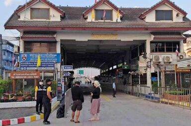 မဲဆောက်တွင် ရဲလက်မှတ်ကိုင်သူ ပိုများလာနေ