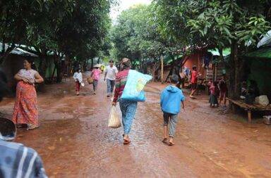 ရေကြီးရေလျှံမှုကြောင့် ဆန်ဈေးတက်သဖြင့် စစ်ရှောင်များ အခက်ကြုံ