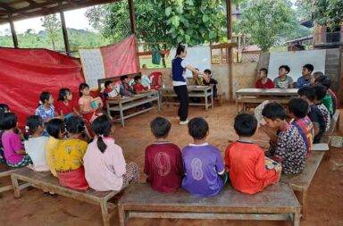 စစ်တပ်က လက်နက်ကြီးဖြင့် ပစ်ခတ်နေသောကြောင့် ကရင်နီစစ်ရှောင်ကျောင်း အချို့ ပိတ်ထားရ