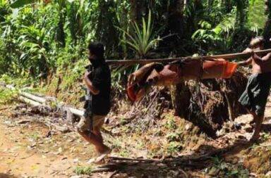 လက်ပြန်ကြိုးတုတ်လျှက် လည်လှီး အသတ်ခံထားရသော အမျိုးသား အလောင်းတစ်လောင်းတွေ့   သတင်းနှင့် မီဒီယာ ကွန်ရက်။ ၂၀၂၄ ခုနှစ်၊ နိုဝင်ဘာလ ၂၇ ရက်။   စစ်ကောင်စီတပ်မှ ရက်ရှည် အထိုင်ချခဲ့သည့် ပုလောမြို့နယ်ထဲက ဇရပ်ဆိပ်ကျေးရွာတွင် လည်လှီးသတ်ဖြတ်ခံ ထားရသည့် အမျိုးသား အလောင်းတစ်လောင်းကို တွေ့ခဲ့ရသည်ဟု ပြည်သူ့ကာကွယ်ရေးတပ်ဖွဲ့ တာဝန်ရှိသူက ပြောသည်။   ပြည်သူ့ ကာကွယ်ရေးတပ်ဖွဲ့ဝင်များမှ ဇရပ်ဆိပ်‌ကျေးရွာအတွင်း နယ်မြေရှင်းလင်းစဉ် လက်ပြန်ကြိုးတုပ်လျှက် လည်လှီးသတ်ဖြတ်ထားသည့် ရုပ်အ‌လောင်းအား နိုဝင်ဘာလ ၂၃ ရက်နေ့က ဘုန်းကြီး ကျောင်းဝင်းအနီး မြှုပ်နှံထားသည်ကို တွေ့ရှိခဲ့ရခြင်း ဖြစ်သည်။   သတ်ဖြတ်ခံထားရသည့်အလောင်းမှာ အသက် ၃၀ ခန့်အရွယ် အမျိုးသားတစ်ဦး ဖြစ်ပြီး မည်သူမည်ဝါ ဖြစ်သည် ကိုမူ မသိရှိရသေးဘဲ စုံစမ်းနေဆဲဖြစ်သည်ဟု ဒေသတွင်းရှိ ပြည်သူ့ကာကွယ်ရေးတပ်ဖွဲ့ တာဝန်ရှိသူက ပြောသည်။   “တော်တော်လေး နှိပ်စက်ခံထားရပြီးမှ သတ်ဖြတ်တဲ့ ပုံစံပါပဲ၊ ပြတ်ရှဒဏ်ရာတွေလည်း တွေ့တယ်။ အလောင်း က တော်တော်လေး ရုပ်ပျက်နေပြီ” ဟု ပြောသည်။