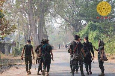 ဖားဆောင်းတွင် တပ်အင်အားဖြည့်ကာ လေကြောင်းနှင့် လက်နက်ကြီး တိုက်ခိုက်မှု တိုးမြှင့်   သတင်းနှင့် မီဒီယာ ကွန်ရက်။ ၂၀၂၄ ခုနှစ်၊ ဒီဇင်ဘာလ ၈ ရက်။   ကရင်နီပြည် ဖားဆောင်းမြို့ကို စစ်ကောင်စီက အင်အား ဖြည့်နေပြီး လေကြောင်းနှင့် လက်နက်ကြီး ပစ်ခတ် မှုများ အပြင်းအထန် လုပ်ကာ မြို့ မကျရေးအတွက် ခုခံနေသည်ဟု ကရင်နီ တော်လှန်ရေး တပ်များက ပြော သည်။   ဖားဆောင်းမြို့ မကျစေရန်အတွက် စစ်ကောင်စီတပ်က ကျန်ရှိနေသည့် တပ်စခန်း ၂ ခု ထဲသို့ လူအင်အား၊ လက် နက်အင်အား ဖြည့်တင်းနေခြင်းဖြစ်သည်။   လက်ရှိတွင် ဖားဆောင်းဘက်သို့ စစ်ကူပို့ပေးနိုင်မည့် မြေပြင်လမ်းကြောင်းများကို တော်လှန်ရေးတပ် ဘက်မှ ပိတ်ဆို့ဟန့်တား ထားသောကြောင့် စစ်ကောင်စီတပ်သည် ထိုစခန်း ၂ ခုထဲသို့ လေကြောင်းမှတစ်ဆင့်သာ လက်နက်နှင့် ရိက္ခာများ ဖြည့်တင်းနေရသည်ဟု ဆိုသည်။   ကရင်နီပြည် ဖားဆောင်းမြို့ရှိ စစ်ကောင်စီတပ်စခန်းများအား ကရင်နီတော်လှန်ရေး တပ်ပေါင်းစုများမှ ၂၀၂၄ ခုနှစ်၊ ဖေဖော်ဝါရီလ ၂၉ ရက်နေ့တွင် စတင်‌တိုက်ခိုက်ခဲ့ပြီးနောက် ဖားဆောင်းမြို့ပေါ်ရှိ နေရာတော်တော် များများကို သိမ်းပိုက်ထိန်းချုပ်နိုင်ခဲ့သည်။   သို့သော် ကျန်ရှိနေသေးသည့် ခလရ ၁၃၄ နှင့် ခလရ ၁၃၅ တပ်စခန်းနှစ်ခုအား ဒီဇင်ဘာလ ၇ ရက်နေ့ အချိန်ထိ သိမ်းပိုက်နိုင်ခြင်း ရှိသေးပေ။ ထို့ကြောင့် ဖားဆောင်းမြို့ကို အလုံးစုံထိန်းချုပ်နိုင်အတွက် ထိုစခန်း ၂ ခုကို သိမ်းပိုက်နိုင်အောင် ဆက်လက် လုပ်ဆောင်သွားမည်ဟု ဖားဆောင်း PDF တာဝန်ရှိသူ တစ်ဦးမှ ပြောသည်။   “ကျနော်တို့ မြို့သိမ်းတိုက်ပွဲလုပ်နေတာ ၉ လတာကျော် သွားပြီပေါ့နော်။ တပ်ရင်းနှစ်ရင်း ကျန်သေးတယ်ပေါ့ နော်။ အဲဒီတပ်ရင်း နှစ်ရင်းရရှိဖို့ ကျနော်တို့ တပ်ပေါင်းစုတွေအနေနဲ့ ကြိုးစားနေတယ်။”