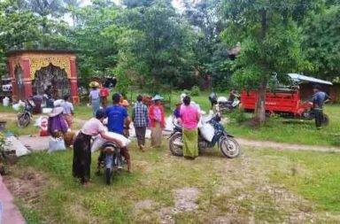 ဟုမ္မလင်းရောက် စစ်ရှောင်များ အကူအညီလိုအပ်နေ သတင်းနှင့် မီဒီယာကွန်ရက်။ ၂၀၂၄ ခုနှစ်၊ ဒီဇင်ဘာလ ၈ ရက်။ စစ်ကိုင်းတိုင်း၊ ဟုမ္မလင်းမြို့တွင် ရောက်ရှိနေသည့် စစ်ဘေးရှောင် နှစ်ထောင်ကျော်အတွက် အစားအသောက် နှင့် ဆေးဝါး အကူအညီများ လိုအပ်နေသည်ဟု အကူအညီပေးနေသူများက ပြောသည်။ အဆိုပါ စစ်ဘေးရှောင်များသည် ၂၀၂၃ ခုနှစ် ဖေဖော်ဝါရီလတွင် ဖြစ်ပွားခဲ့သည့် ရွှေပြည်အေး မြို့သိမ်းတိုက်ပွဲမှ ထွက်ပြေး တိမ်းရှောင်လာသူများ ဖြစ်ပြီး လက်ရှိမှာ အကူအညီများ လိုအပ်နေသည်ဟု စစ်ဘေးရှောင်များကို ကူညီပေးနေသူ တစ်ဦးက ပြောသည်။ စစ်ဘေးရှောင်များကို ကူညီပေးနေသူ တစ်ဦးက “အဓိက အခက်အခဲကတော့ သူတို့နေထိုင်ဖို့အတွက် ယာယီတဲ မိုးကာပေါ့နော် အဲ့ဒါလိုအပ်မယ်၊ ဆောင်းတွင်း ကာလလည်း ရောက်လာပြီ ဖြစ်တဲ့အတွက် အဓိက ဝမ်းစာရေး အတွက် ဆန်၊ ဆီ၊ ဆားပေါ့ ကုန်ခြောက်လေးတွေ ပြီးတော့ အမျိုးသမီးတွေ အတွက်လည်း အမျိုးသမီး အသုံး အဆောင် ပစ္စည်းတွေပေါ့။ စားဝတ်နေရေးနဲ့ ဆေးဝါးရယ် နေထိုင်ဖို့အတွက် ယာယီတဲပေါ့။ အဲ့ဒါတော့ မဖြစ်မနေ လိုအပ်တဲ့ အရာပါပဲ” ဟု ပြောသည်။ အဆိုပါ စစ်ဘေးရှောင်များသည် ဟုမ္မလင်းမြို့နယ်ထဲက ကျေးရွာပေါင်း ၁၅ ရွာခန့်က ပြည်သူလူထုများ ဖြစ်သည်ဟု စစ်ရှောင်ပြည်သူများကို ကူညီပေးနေသူများက ပြောသည်။ ရွှေပြည်အေးမြို့သည် မြန်မာနိုင်ငံ၊ စစ်ကိုင်းတိုင်းဒေသကြီး၊ ခန္တီးခရိုင်၊ ဟုမ္မလင်းမြို့နယ်တွင် ပါဝင်သည့် မြို့တစ်မြို့ ဖြစ်သည်။ စစ်ဘေးရှောင် ပြည်သူများသည့် ဟုမ္မလင်းမြို့ပေါ်ရှိ ဘုန်းကြီးကျောင်းများ၊ ဆွေမျိုးများ၏ နေအိမ်များတွင် နေ ထိုင်နေကြသလို အချို့မှာလည်း အိမ်ငှားနေကြရသည်ဟု ဆိုသည်။ လက်ရှိမှာ ကုန်ဈေးနှုန်း ကြီးမြင့်မှုကြောင့် စစ်ဘေးရှောင်များသည် အခက်အခဲများနှင့် ကြုံနေရသည်ဟု စစ်ရှောင်အရေး ကူညီပေးနေသူက ဆက်ပြောသည်။ “အစအစ အရာရာ ကုန်ဈေးနှုန်းက အရမ်းကြီးတယ်လေ။ ကုန်ဈေးနှုန်း ကြီးတာ တစ်ပိုင်းရယ်၊ စစ်ဘေးရှောင် ဖြစ်တဲ့အတွက် သူတို့မှာလည်း အခက်အခဲများစွာ ဖြတ်သန်းပြီးတော့မှ လာရှောင်နေတာ ဖြစ်တဲ့အတွက် ငွေရေးကြေးရေးက တော်တော်လေး ခက်ခဲတယ်။ လမ်းကြောင်းပိတ်ထားလို့ ရေကြောင်း ကုန်းကြောင်းတွေ အကုန်လုံး ပိတ်ထားတဲ့ အခါမှာကြတော့ အစအစ အရာအရာ ကုန်ဈေးနှုန်းကြီးတာပေါ့။” ဟုမ္မလင်းမြို့နယ်ထဲတွင် စစ်ကောင်စီတပ်နှင့် ရှမ်းနီအမျိုးသားများ တပ်မတော် SNA ပူးပေါင်းတပ်တို့နှင့် တော်လှန်ရေးပူးပေါင်းတပ်တို့ အကြား တိုက်ပွဲများ မကြာခဏဆိုသလို ဖြစ်ပွားလေ့ရှိပြီး တိုက်ပွဲဖြစ်ပါက မုံရွာမြို့နှင့် ဟုမ္မလင်းမြို့ကို အဓိက ဆက်သွယ်ထားသည့် ချင်းတွင်းမြစ် ရေကြောင်းလမ်းအား ပိတ်လိုက် ခြင်းကြောင့် ကုန်ပစ္စည်း ဈေးနှုန်းများ မြင့်တက်ခြင်းဖြစ်သည်ဟု ဒေသခံများက ပြောသည်။ လက်ရှိ ဟုမ္မလင်းမြို့တွင် ဆန်တစ်အိတ်ကို ကျပ်သုံးသိန်း နီးပါးရှိပြီး ဓာတ်ဆီတစ်လီတာ ကျပ် တစ်သောင်းခွဲ စျေးရှိနေသည်ဟု ဟုမ္မလင်းမြို့ခံ တစ်ဦးက ပြောသည်။ ဟုမ္မလင်းဒေသခံက “ကုန်ဈေးနှုန်းက ဆန်တစ်အိတ် ၃ သိန်းဝန်းကျင်မှာ ရှိတယ်။ ဓာတ်ဆီတို့ ဒီဇယ်တို့က ဈေးတက်တယ်။ တစ်လီတာ တစ်သောင်းခွဲရှိမယ်။ ကုန်းဈေးနှုန်းက ဈေးကြီးတော့ သယ်ယူစရိတ် အရမ်း များတာပေါ့။ ဆေးဝါး ပါမယ်၊ ဈေးက တစ်နေ့နဲ့တစ်နေ့ မတူဘူး ဖြစ်နေတယ်။ လမ်းပိတ်တဲ့ အချိန်ဆိုရင် လေယာဉ်နဲ့ သယ်တာလည်းရှိတယ်။ အဲဆိုဈေးများတယ်။ မြို့ခံတွေတောင်မှ တော်တော်လေး ရုန်းကန်နေ ရတဲ့ အခြေအနေမျိုးမှာ ရှိတယ်။ နောက်ပြီး သူတို့က တစ်ခြားနယ်ကနေပြီးတော့ စစ်ရှောင်လာကြတော့ ဆေးခန်းပြဖို့ကစအ အခက်အခဲ ဖြစ်ကြတယ်ပေါ့” ဟု ပြောသည်။ ဟုမ္မလင်းမြို့သည် ကုန်စည်ပစ္စည်းများအား မုံရွာမြို့မှ ချင်းတွင်းမြစ် ရေကြောင်းလမ်းဖြင့်သာ အဓိက သယ်ယူ နေရသည့် မြို့ဖြစ်သည်။ ချင်းတွင်းမြစ် အနီးက မုံရွာ - ဟုမ္မလင်းတို့တွင် စစ်ကောင်စီတပ်၊ ရှမ်းနီအမျိုးသားများ တပ်မတော် SNA နှင့် KIA PDF ပူးပေါင်းတပ်တို့အကြား မကြာခဏ တိုက်ပွဲများ ဖြစ်ပွားလေ့ရှိသောကြောင့် ရေကြောင်းလမ်းကိုလည်း လနှင့်ချီ ပိတ်ထားသည်ဟု ဒေသခံများက ပြောသည်။ ဓာတ်ပုံ - ရှမ်းနီအသံ (ပုံဟောင်း)