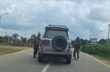 တနင်္သာရီမြို့ရှိ မြို့အဝင်ဂိတ်တွင် လိုင်စင်မဲ့ကားနှင့် ဆိုင်ကယ်များအား ဖမ်းဆီးငွေညှစ်