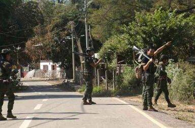 ကရင်နီပြည်တွင် တိုက်ပွဲများ ပြင်းထန်လာမည်ဟု စစ်ရေးကျွမ်းကျင်သူများ သုံးသပ်   သတင်းနှင့် မီဒီယာ ကွန်ရက်။ ၂၀၂၄ ခုနှစ်၊ ဒီဇင်ဘာလ ၁၁ ရက်။   ကရင်နီပြည်ထဲသို့ စစ်ကောင်စီက စစ်အင်အား အလုံးအရင်း ဖြည့်တင်းပြီး ထိုးစစ်ဆင်လာနိုင်သည့်အတွက် ပွင့်လင်းရာသီတွင် တိုက်ပွဲများ ပိုမိုပြင်းထန်လာနိုင်သည်ဟု စစ်ရေးကျွမ်းကျင်သူများက ပြောသည်။   စစ်ကောင်စီသည် ၎င်းတို့ပြုလုပ်မည့် ရွေးကောက်ပွဲမတိုင်မှီ ကရင်နီပြည်အား ပြန်လည်ထိန်းချုပ်နိုင်ရန်အတွက် စစ်အင်အား ဖြည့် တင်းနေသောကြောင့် ပွင့်လင်းရာသီတွင် တိုက်ပွဲပြင်းထန်စွာ ဖြစ်ပွားလာနိုင်သည်ဟု ကရင်နီ ပြည် ကြားကာလ အုပ်ချုပ်ရေး ကောင်စီ (IEC) ၏ “ဘက်ပြောင်းရေး အစီအမံ စီမံကြီးကြပ်ရေး ကော်မတီ” ညွန် ကြားရေးမှူး တပ်မတော် အရာရှိဟောင်း ဗိုလ်ကြီး နေမျိုးဇင်က ပြောသည်။   “သေချာတာကတော့ အကြမ်းဖက် စစ်ရှုံး စစ်ကောင်စီဘက်ကတော့ မဖြစ်မနေ ရွေးကောက်ပွဲ လုပ်နိုင်ဖို့ အတွက်ကို မိုးဗြဲတို့ လွိုင်ကော်တို့ စစ်ကြောင်းတွေ ရောက်အောင်တော့ သူတို့ပြန်ထိုးမှာပဲ။ အဓိက ဖယ်ခုံမြို့ ပြန်သိမ်းမယ်၊ မိုးဗြဲရအောင်ပြန်သိမ်းမယ်၊ အိမ်ထောင်စု ၄၀၀ လာ လာ၊ ၅၀၀ လာ လာ ပြန်ခေါ်မယ် နိုင်ငံတ ကာအမြင်မှာ မြို့တိုင်းမှာ ရွေးကောက်ပွဲ ပြန်လုပ်နိုင်မယ်ဆိုရင် ပိုပြီး ဖော်ဆောင်နိုင်ဖို့ ရအောင် သူထိုးဖောက် မှာပဲ ဖြစ်တယ်။ မြို့တွေကို ချော့ ပြည်နယ်ကို ချ ဒရုန်းတွေနဲ့ တော်လှန်ရေးတပ်တွေကို ကြဲပြီး ရအောင် ပြန်ပြီးတော့ သိမ်းပိုက်ဖို့ ကြိုးစားသွားမှာလည်း ဖြစ်တယ်။”   စစ်ကောင်စီတပ်သည် ကရင်နီပြည်ထဲရှိ ဒီးမော့ဆိုမြို့နယ် နှင့် ဖားဆောင်းမြို့နယ်များထဲသို့ လေကြောင်းမှ စစ်အင်အား ဖြည့်တင်းမှုများ လုပ်ခဲ့သည့်အပြင် လွိုင်ကော်မြို့နှင့် ဒီးမော့ဆိုမြို့နယ်ထဲကိုလည်း မြေပြင် ထိုးစစ်များဖြင့် စစ်အင်အား ဖြည့်တင်းခဲ့သည်ဟု မြေပြင်ရှိ ကရင်နီတော်လှန်ရေး ပူးပေါင်းတပ် တာဝန်ရှိ သူများက ဆိုသည်။   ထို့အပြင် ရှမ်းပြည်တောင်ပိုင်းရှိ ဖယ်ခုံမြို့နှင့် မိုးဗြဲမြို့တို့တွင်လည်း မြေပြင်မှ စစ်အင်အားများ ဖြည့်တင်းနေ သည်ဟု ဆိုသည်။ အဆိုပါ ဒေသများထဲသို့ စစ်အင်အား ဖြည့်တင်းမှုများကို ကရင်နီပြည်တွင် ရေကြီးမှုများ ဖြစ်ပွားချိန် စက်တင်ဘာလ ဒုတိယပတ်အတွင်း လုပ်ဆောင်လာခဲ့ခြင်း ဖြစ်သည်။   ထို့ကြောင့် ရှမ်း-ကရင်နီနယ်စပ် ရှမ်းပြည်တောင်ပိုင်းရှိ ဖယ်ခုံမြို့၊ မိုးဗြဲမြို့နှင့် ကရင်နီပြည်ထဲက ဒီးမော့ဆိုမြို့ နယ်၊ ဖားဆောင်းမြို့နယ်နှင့် ထိုင်း-ကရင်နီနယ်စပ် နေရာများတွင် တိုက်ပွဲများ ပြင်းထန်လာနိုင်သည် ဟု စစ်ရေး ကျွမ်းကျင်သူများမှ သုံးသပ်ထားသည်။
