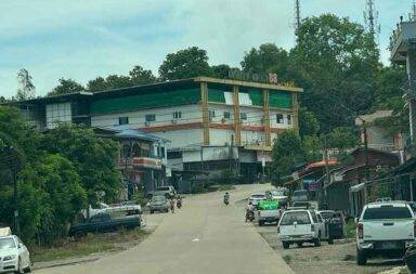 ကလေး ၂၀ ခန့် သဲလွန်စမရပဲ ပျောက်ဆုံးနေ   သတင်းနှင့် မီဒီယာ ကွန်ရက်။ ၂၀၂၄ ခုနှစ်၊ ဒီဇင်ဘာလ ၂၀ ရက်။   ကရင်ပြည်နယ်၊ ဘုရားသုံးဆူမြို့တွင် ကလေးငယ် ၂၀ ဦးခန့် သဲလွန်စမရပဲ ပျောက်ဆုံးသွားသည်ဟု ဒေသခံနှင့် လူ့အခွင့်အရေး လှုပ်ရှားနေသည့် အဖွဲ့များက ပြောသည်။  ကြာအင်းဆိပ်ကြီးမြို့နယ်၊ ဘုရားသုံးဆူမြို့၊ တောင်ဝိုင်းရပ်ကွက်မှ ကလေးငယ် ၁၃ ဦးသည် နိုဝင်ဘာလ တတိယပတ်အတွင်းတွင် သဲလွန်စ မရှိဘဲ ပျောက်ဆုံးသွားခဲ့သည်ဟု မွန်ပြည်လူ့အခွင့်အရေး ဖောင်ဒေးရှင်း HURFOM က ဆိုသည်။   ကလေးငယ်များမှာ ၎င်းတို့၏ ရပ်ကွက်ထဲ၌ပင် နေထိုင်ရင်း ပျောက်ဆုံးသွားကြခြင်းဖြစ်သည် ဟု မွန်ပြည်လူ့ အခွင့် အရေး ဖောင်ဒေးရှင်း (HURFOM) ဒါရိုက်တာ နိုင်အဲမွန်က ပြောသည်။  နိုင်အဲမွန်က “Case တော်တော်များများက ပတ်ဝန်းကျင်မှာတင် ပျောက်သွားတာ။ ဥပမာ တောင်ဝိုင်းလိုမျိုးဆို သူက ဘုရားသုံးဆူမြို့ပေါ် ရပ်ကွက်နော်။ အဲ့ဒီ မြို့ပေါ် ရပ်ကွက်မှာတင် ပျောက်သွားတာ။ နောက်တစ်ခုကြ နှင်းဆီလမ်းတို့ ဘုရားသုံးဆူက ရပ်ကွက် သိပ်တော့ မများလှပါဘူး။ တော်တော် များများကတော့ မြို့ပေါ်မှာပဲ ရှိတဲ့ ရပ်ကွက်တွေ။ အဲ့ဒီပတ်ဝန်ကျင်တွေမှာ ပျောက်တဲ့ခါကြတော့ တော်တော်လေးတော့ စိတ်ပူစရာ ဖြစ်တယ် ပေါ့နော်” ဟု ပြောသည်။  အလားတူ ဒီဇင်လာလ ၆ ရက်နေ့တွင်လည်း ဘုရားသုံးဆူမှ ကလေးငယ် ၇ ဦး ထပ်မံ ပျောက်ဆုံးသွားခဲ့သည်ဟု ဆိုသည်။   ပျောက်ဆုံးသွားသည့် ကလေးငယ်များမှာ အသက် ၄ နှစ်အရွယ် တစ်ဦး အပါအဝင် အသက် ၈ နှစ်မှ ၁၀ နှစ် အရွယ် အကြားရှိ ကလေးငယ်များ ဖြစ်ကြသည်ဟု မွန်ပြည်လူ့အခွင့်အရေး ဖောင်ဒေးရှင်း (HURFOM) ဒါရိုက်တာ နိုင်အဲမွန်က ပြောသည်။  လက်ရှိအချိန်အထိ ပျောက်ဆုံးသွားသည့် ကလေးငယ်များနှင့် ပတ်သက်သည့် သတင်း အစအနပင် မရရှိ သေးသည့်အတွက် မိဘများက အလွန်စိုးရိမ်နေကြသည်ဟု ဘုရားသုံးဆူမြို့ခံတစ်ဦးက ယခုကဲ့သို့ ပြော သည်။   ဘုရားသုံးဆူမြို့ခံ တစ်ဦးက “ဒီနေ့အထိတော့ ပျောက်ဆုံးနေတဲ့ ကလေးတွေအကြောင်း ဘာမှ မကြားရ သေး ဘူး။ ဘယ်သူကသူတို့ကို ခေါ်ယူသွားလဲတော့မသိဘူး။ သူတို့အမေတွေက သူတို့အတွက် အရမ်းစိုးရိမ် နေကြ တယ်” ဟု ပြောသည်။  ကလေးငယ်များ အကြောင်းမဲ့ ပျောက်ဆုံးသွားရခြင်းနှင့် ပတ်သက်၍ မိဘများ၊ မိသားစုဝင်များသည် မည်သို့ ဆက်လုပ်ရမည်ကို မသိကြသလို မည်သည့်နေရာများတွင် သွားရှာရမည်ကိုလည်း မသိကြဟုဆိုသည်။   မိဘများအနေဖြင့် ပျောက်ဆုံးနေသည့် ၎င်းတို့၏ ကလေးငယ်များ အသက်အန္တရာယ်ကို စိုးရိမ်နေရသည်ဟု နိုင်အဲမွန် က ပြောသည်။   “မပြောကောင်း မဆိုကောင်း သေမှာလား ရှင်မှာလား မပြောတတ်ဘူး လေးနော်။ နောက်တစ်ခါ ပုံစံပြောင်း ပြီးတော့နော် မူးယစ်ဆေးတွေ ဘာတွေထိုးပြီးတော့ ခေါ်သွားတာတို့။ အဲ့ဒီမှာတစ်ခြားအလုပ်တွေ လုပ်ခိုင်း တာတို့။ တောင်းရမ်း စားသောက်ခိုင်းတာ တို့ဆို ပိုဆိုးသွားပြီး အဲ့တာ။ အဲ့ပြဿနာလည်း တက်မှာ ကြောက် တယ်။ ဘာလို့ဆို မြန်မာနိုင်ငံတစ်လျားမှာ အဲ့လိုမျိုး ဖြစ်တာ အများကြီး ပဲနော်။ ဒီဘက် ထိုင်းရောက်လာတဲ့ ခါကြတော့လည်း လူကုန်ကူးတဲ့ ဂိုဏ်းတွေက နေပြီးတော့ ခိုးသွား ဂိုဏ်တွေကလည်း အများကြီး ရှိတာကိုး။ ဆိုတော့ နယ်စပ်ဆိုတော့ တော်တော်လေး စိုးရိမ်စရာ ကောင်းတယ်။”  စိုးရိမ်မှုများ ရှိနေသည့် အခြားတစ်ဖက်တွင် ကလေးများ ပျောက်ဆုံးနေသည့် ကိစ္စရပ်နှင့် ပတ်သက်၍ ကူညီ ဖြေရှင်းပေးမည့် လူပုဂ္ဂိုလ်၊ အဖွဲ့အစည်းများ မရှိသကဲ့သို့ တိုင်ကြားရမည့် နေရာလည်း ပျောက်ဆုံး နေသည်ဟု ဒေသခံများက ဆိုသည်။   နိုင်အဲမွန် က“ကလေး မိဘတွေက ကြည့်ရတာ ဘယ်သူ့ကို ဘယ်လို တိုင်ရမလဲ မသိပါဘူး။ အဲ့ကြားထဲမှာ ကိုယ့် နည်း ကိုယ့် ဟန်နဲ့ လိုက်ရှာရင်းနဲ့ ကလေးတွေက ပျောက်နေတာ။ အဲ့တိုင်ရတဲ့ prosses က မသေချာဘူး။ ဘယ်သူ့ ဘယ်သူ ကို တိုင်ရမလဲ မသိဘူး။ ဘာလို့ဆို စစ်အုပ်စုက မရှိတော့ဘူး။ အဲ့ဒီမှာဆိုလို့ရှိရင် DKBA  ရှိတယ်။ နောက် မွန် ပြည်သစ်တပ်ဖွဲ့တွေ ရှိတယ်။ ပြီးလို့ရှိရင်  KNU တပ်ဖွဲ့တွေ ရှိတယ်လေး။ ဆိုင်ရာတွေ တော့ ပြော ကြမယ် ထင်တာပဲ။ အခုထိတော့ တရားဥပဒေစိုးမိုးရေး က ဘယ်သူ့ရဲ့ လက်အောက်မှာရှိလဲ မပြော တတ်တဲ့ ခါကြတော့ တရားရေးဆိုင်ရာ ရင်ဆိုင်ဖြေရှင်း ရမယ့်ကိစ္စကတော့ ဘယ်သူ့ကို သွားပြီး တိုင်ရ မယ်ဆိုတာ မသိဘူး ဖြစ်နေတာလေး” ဟု ပြောသည်။   မွန်ပြည်၊ ရေးမြို့နယ်၊ မော့ကနင်ကျေးရွာတွင်လည်း နိုဝင်ဘာလ တတိယပတ်အတွင်းက ဆယ်ကျော်သက် အရွယ် ကလေးလေးဦး ပျောက်ဆုံးသွားခဲ့ပြီး သုံးရက် အကြာတွင် ပြန်လည်တွေ့ရှိခဲ့သည် ဟု HURFOM က ဆိုသည်။   ယခုကဲ့သို့ ကလေးငယ်များ၊ အမျိုးသမီးငယ်များနှင့် လူငယ်များ ပျောက်ဆုံးမှုများသည် နောက်ထပ် ဖြစ်လာ နိုင်ပြီး ကြိုတင် ကာကွယ်တားဆီးရမည့် အစီအမံများနှင့် တရားဥပဒေစိုးမိုးမှု အစီအမံများလည်း မြေပြင်တွင် မရှိနေသည့် အတွက်ကြောင့် အလွန် စိုးရိမ်ဖွယ်ရာ ကိစ္စရပ် ဖြစ်သည်ဟု နိုင်အဲမွန်က ဆိုသည်။