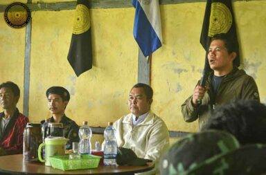 ကရင်နီတော်လှန်ရေး အဖွဲ့များ ဘဏ်ဖွင့်မည်   သတင်းနှင့် မီဒီယာ ကွန်ရက်။ ၂၀၂၅ ခုနှစ်၊ ဇန္နဝါရီလ ၇ ရက်။   ကရင်နီတော်လှန်ရေး အဖွဲ့များက ၂၀၂၅ ခုနှစ်ထဲတွင် ဘဏ်တစ်ခုကို  ဖွင့်လှစ်နိုင်အောင် ပြင်ဆင်လုပ် ဆောင်နေသည်ဟု ကရင်နီအမျိုးသားများ ကာကွယ်ရေးတပ် (KNDF) က ပြောသည်။   ငွေကြေးဆိုင်ရာ ကိစ္စရပ်များကို လုပ်ဆောင်ရာတွင် အဆင်ပြေစေရန် ကရင်နီပြည်နယ်တွင် ဘဏ်လုပ်ငန်း စတင်လုပ်ဆောင်မည့် အခြေအနေနှင့် ပတ်သက်၍ KNDF ဥက္ကဋ္ဌ ခွန်းဘီထူး ယခုကဲ့သို့ ပြောသည်။   “ကျနော်တို့ အနေနဲ့ ဒီ ၂၀၂၅ ထဲမှာပေါ့နော်။ အထူးသဖြင့်ပေါ့နော်။ ကရင်နီပြည်ရဲ့ ဘဏ်လုပ်ငန်း တစ်ခုကို လည်း ကျနော်တို့ ဒါအစပြုနိုင်ပြီးမှပေါ့နော် ဒီပြည်သူတွေရဲ့ ငွေပေးငွေလွှဲတဲ့ ကိစ္စတွေရော ချေးငွေကိစ္စတွေ ရော ပေါ့နော်။ လုပ်ငန်းငယ်လေးကို ပြန်လည် တည်ထောင်နိုင်ဖို့ အတွက် အသေးစား ချေးငွေ လုပ်ငန်းတွေ ရောပေါ့နော်။ ကျနော်တို့ ဘက်ကဒါ တိုးမြှင့်ပြီးတော့မှ လုပ်ဆောင်သွားဖို့ ပြင်ဆင် နေပါတယ်” ဟု ပြောသည်။   အဆိုပါ ဘဏ်သည် ကရင်နီ တော်လှန်ရေး အင်အားစုများက တော်လှန်ရေးကာလအတွင်း ဖွင့်လှစ်မည့် ပထမဆုံးဘဏ် ဖြစ်လာမည် ဖြစ်သည်။   ထို့အပြင် ကရင်နီပြည်ရှိ လုပ်ငန်းရှင်နှင့် အခြားသော လုပ်ငန်းရှင်များ ချိတ်ဆက်ပြီး လူမှုစီးပွားရေး တိုးတက် အောင်မြင်စေရန် လုပ်ဆောင်သွားကြမည်ဟု ကရင်နီအမျိုးသားများ ကာကွယ်ရေးတပ် ဥက္ကဋ္ဌ ခွန်းဘီထူးက ဇန်နဝါရီလ ၁ ရက်နေ့ နှစ်သစ်ကူး မိန့်ခွန်းထဲတွင် ထည်သွင်းပြောကြားခဲ့သည်။   ကရင်နီပြည်၏ လူမှုစီးပွားရေး တိုးတက်အောင်မြင်ရေးသည် အစိုးရ၏ တာဝန်ဝတ္တရားများ ဖြစ်ပြီး  ပြည်သူ လူထုများနှင့် အတူတကွ ပူးပေါင်းဆောင်ရွက်သွားမည်ဟု KNDF ဥက္ကဋ္ဌ က ဆိုသည်။   ၂၀၂၅ ခုနှစ်အတွင်း ပိုမို ကောင်းမွန် ကျစ်လစ်သည့် ယန္တရားများဖြင့် ဌာနအသီးသီးက လုပ်ဆောင်သွားကြရန် ပြင်ဆင်ထားသည် ဟု KNDF ဥက္ကဋ္ဌ ခွန်းဘီထူးက ပြောသည်။   ၎င်းက “ကျနော်တို့ရဲ့ နေ့စဉ် ဘတ်ဂျက်တွေ ကျနော်တို့ရဲ့ မြို့နယ်အုပ်ချုပ်ရေးတွေ ကျနော်တို့ရဲ့ ဌာနအသီး သီးက ပေါ့နော်။ ဒီလုပ်ပေးရမယ့် ပညာရေး ကျန်းမာရေး ဝန်ဆောင်မှုတွေကို ပေါ့နော်။ ကျနော်တို့ ပြည် သူတွေ ထည့်ဝင်တဲ့ အကူငွေတွေ ကျနော်တို့ကောက်ခံရတဲ့ အခွန်ငွေတွေကနေပြီးတော့မှ ကျနော်တို့ ပွင့်လင်း မြင်သာမှုရှိစွာနဲ့ အကျိုးရှိစွာနဲ့ ကျနော်တို့ သုံးသွားမှာ ဖြစ်ပါတယ်ပေါ့နော်။ ဒီနှစ်ကျနော်တို့ ကရင်နီပြည်မှာ ရောက်နေတဲ့ ပြည်သူတွေ အားလုံးကပေါ့နော် ဒါ ဆန်စပါး မပြတ်လတ်လေအောင်ပေါ့နော်။ ကျနော်တို့ ကြိုး စားပြီးတော့မှ ဆောင်ရွက်တာတွေရှိပါတယ်။ အဲ့ဒီအတွက်လည်း တောင်သူတွေတစ်ချို့ နစ်နာတာတွေ ကျနော်တို့ ကြားရတယ်။ ဒါပေမဲ့ အခု ၂၀၂၅ ထဲမှာပေါ့နော် တောင်သူတွေဘက်က မနစ်နာရလေအောင် နောက် စိုက်ပျိုးမှုတွေ ပိုလုံခြုံပြီး‌တော့မှ ပိုကောင်းမွန်အောင် ပြီးတော့မှ ရေကြီးတဲ့ ဘေးအန္တရာယ် မကြုံရလေအောင် ကျနော်တို့ အကောင်းဆုံး ကြိုးစားပြီးမှ ပူးပေါင်း ဆောင်ရွက်ကြမှာ ဖြစ်ပါတယ်“ ဟု ပြောသည်။   ထို့အတူ အမျိုးသားညီညွှတ်ရေး အစိုးရ NUG နှင့် ချိတ်ဆက်ပြီး ပိုမို အားကောင်းသည့် အစိုးရဖြစ်ရန်နှင့် ပိုမို ကောင်းမွန်ကျယ်ပြန့်သည့် အုပ်ချုပ်ရေးအား အတူတကွ ဆက်လက်လုပ်ဆောင်သွားရန် ပြင်ဆင်နေသည် ဟု ခွန်းဘီထူးက ဆိုသည်။   ၂၀၂၅ ခုနှစ်တွင် စစ်ရေး အောင်မြင်မှု၊ အုပ်ချုပ်ရေး အောင်မြင်မှု ရရှိရန်အပြင် အာဏာရှင်၏ ရက်စက် ယုတ်မာ မှုများနှင့် မတရား အာဏာသိမ်းယူမှုကို ချေဖျက်ပြီး အောင်မြင်သည့် နှစ်တစ်နှစ် ဖြစ်လာရန် ယုံကြည်သည်ဟု KNDF ပြောသည်။ ထိုသို့ ဖြစ်လာစေရန်အတွက် KNDF အနေဖြင့် ကရင်နီပြည်နယ် အတွင်းရှိ တော်လှန်ရေး အင်အား စုများအားလုံးနှင့် စုပေါင်းအဖြေရှာပြီး လုပ်ဆောင်သွားမည်ဟု ခွန်းဘီထူးက ဆိုသည်။