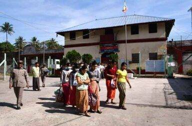 မြိတ်နှင့် ထားဝယ်ထောင်မှ နိုင်ကျဉ်း ၈ ဦးသာ လွတ်မြောက်   သတင်းနှင့် မီဒီယာ ကွန်ရက်။ ၂၀၂၅ ခုနှစ်၊ ဇန္နဝါရီလ ၇ ရက်။   မြိတ်အကျဉ်းထောင်နှင့် ထားဝယ်အကျဉ်းထောင်မှ နိုင်ကျဉ်း ၈ ဦး လွတ်မြောက်လာခဲ့သည်ဟု အကျဉ်းဦးစီးနှင့် နီးစပ်သူများက ပြောသည်။   စစ်ကောင်စီက ၇၇ နှစ်မြောက် လွပ်လပ်ရေးနေ့ အထိမ်းအမှတ် အနေဖြင့် ဇန္နဝါရီလ ၄ ရက်နေ့တွင် လွတ်ငြိမ်း ချမ်းသာခွင့် ပေးခဲ့ရာတွင် တနင်္သာရီတိုင်းဒေသကြီးအတွင်းရှိ မြိတ်အကျဥ်းထောင်မှ နိုင်ငံရေးအကျဥ်းသား ၆ ဦး ပြန်လည်လွတ်မြောက်ခဲ့ သည်ဟု မြိတ်အကျဥ်းထောင်မှအရာရှိတစ်ဦးက ပြောသည်။   မြိတ်အကျဥ်းထောင်မှ အကျဥ်းသား၊ အကျဥ်းသူ စုစုပေါင်း ၃၂ ဦး  ပြန်လည်လွတ်မြောက်လာရာတွင် နိုင်ငံ ရေးအကျဥ်းသား ၃ ဦးနှင့် အကျဥ်းသူ ၃ ဦးသာ ပါရှိခဲ့သည်။   မြိတ်အကျဉ်းထောင်မှ ပြန်လည် လွတ်မြောက်လာသည့် နိုင်ငံရေး အကျဥ်းသားများ အထဲတွင် တနင်္သာရီမြို့နယ် မှ ထောင်ဒဏ် တစ်သက်တစ်ကျွန်း ချမှတ်ခံထားရသူ မဝါဝါမြင့်၊ ပုလောမြို့နယ်မှ ထောင်ဒဏ် ၇ နှစ်ချမှတ်ခံ ထားရသူ မသီသီချို နှင့် ထောင်ဒဏ် ၃ နှစ်ကျခံထားရသည့် ဒေါ်အေးအေးဝင်းတို့ ဖြစ်ပြီး အမျိုးသား ၃ ဦးကိုမူ စိစစ်နေဆဲဖြစ်ကြောင်း အကျဥ်းထောင်အရာရှိတစ်ဦးက ဆိုသည်။   အလားတူ ထားဝယ်အကျဥ်းထောင်မှ လွတ်ငြိမ်းချမ်းသာခွင့်ဖြင့် နိုင်ငံရေး အကျဥ်းသားနှစ်ဦး အပါအဝင် အကျဥ်းသား ၁၃ ဦးလွတ်မြောက်လာသည်ဟု အကျဥ်းဦးစီးဌာနမှ တာဝန်ရှိသူတစ်ဦးက ပြောသည်။   လွတ်မြောက်လာသည့် နိုင်ငံရေး အကျဥ်းသားများမှာ လောင်းလုံးမြို့နယ် အတွင်းမှ နိုင်ငံရေးအကျဥ်းသူ မဝင်းဝင်းအိနှင့် ထားဝယ်မြို့မှ နိုင်ငံရေး အကျဥ်းသား ကိုဖြိုးထိုက်ဇော်တို့ ဖြစ်သည်။   ပြန်လွတ်မြောက်လာသည့်  နိုင်ငံရေးအကျဥ်းသူမှာ အကြမ်းဖက်ဥပဒေ ပုဒ်မ ၅၀-ည ဖြင့် ထောင်ဒဏ် ဆယ်နှစ် ကျထားသူဖြစ်ပြီး နိုင်ငံ ရေးအကျဥ်းသားက ပုဒ် ၅၀၅-က နှင့် ထောင်ဒဏ် သုံးနှစ် ကျခံထားရသူဖြစ်သည်။ ထားဝယ်အကျဥ်းထောင်တွင် နိုင်ငံရေး အကျဥ်းသား ၄၀၀ ကျော် အပါအဝင် အကျဥ်းသား စုစုပေါင်း တစ်ထောင်ကျော် ရှိသည်။   ထားဝယ်အကျဉ်း ထောင်တွင် အကျဉ်းကျနေသည့် နိုင်ကျဉ်းတစ်ဦး၏ မိခင်က “လွတ်ငြိမ်းချမ်းသာခွင့် ပေးမယ် ကြားလို့ မနက်အစောကြီး ကတည်းက အားရဝမ်းသာ သွားစောင့်နေတာ၊ အိမ်က သားလည်း မပါလာဘူး၊ ကိုယ့်လိုပဲ နိုင်ငံရေးအကျဥ်းသား မိသားစုတွေနဲ့ တခြားအကျဥ်းသား မိသားစုတွေ အတော်များများ စောင့်နေ ကြတာ” ဟု ပြောသည်။   ယခု လွှတ်ပေးခဲ့သည့် အကျဉ်းသား၊ အကျဉ်းသူများကို နောက်တစ်ကြိမ် ပြစ်မှုကျူးလွန်ခဲ့ပါက အဆိုပါ ကျူး လွန်ခဲ့သည့် ပြစ်မှုအပြင် လက်ရှိကျခံရန် ကျန်နေသည့် ပြစ်မှုကိုပါ ဆက်လက်ကျခံပါ့မည် ဆိုသည့် ခံဝန်ချက်နှင့် လွှတ်ပေးခဲ့ခြင်း ဖြစ်သည်။   မြိတ်အကျဥ်းထောင်ရှေ့မှ အသက် ၅၅ နှစ်အရွယ် နိုင်ငံရေး အကျဥ်းသားတစ်ဦး၏ ဖခင်ဖြစ်သူက “လွတ်ငြိမ်း ချမ်းသာခွင့် ပေးမယ်လို့ ကြားရတာကြောင့် မနက်အစောကြီးကတည်းက ထောင်ဗူးဝမှာ သွားစောင့်တာ၊ ကျနော့်သားတော့ လွတ်တဲ့ထဲ မပါလာဘူး။ တခြား နိုင်ငံရေးအကျဥ်းသားတွေ လွတ်တာမြင်ရတော့ ဝမ်းလည်း သာတယ် ဝမ်းလည်းနည်းမိတယ်” ဟု ပြောသည်။   မြိတ်အကျဥ်းထောင်တွင်  လွတ်ငြိမ်းခွင့်တွင် မပါဝင်ခဲ့သည့် နိုင်ငံရေးအကျဥ်းသား၊ အကျဥ်းသူ များစွာ ကျန်နေ ဆဲဖြစ်သည်ဟု နိုင်ငံရေး အကျဥ်းသားမိသားစုဝင်များ က ဆိုသည်။   နိုင်ငံပိုင် အသံလွှင့်ဌာနများကလည်း ၇၇ နှစ်မြောက်လွတ်လပ်ရေးနေ့ အထိမ်းအမှတ်အဖြစ်ပြည်သူများ စိတ် အေးချမ်းရန်နှင့် လူမှုရေးအရ ငဲ့ညှာထောက်ထားသော အားဖြင့် မြန်မာနိုင်ငံတဝှမ်းရှိ အကျဥ်းထောင်များမှ အကျဥ်းသား အကျဥ်းသူ ၅၈၆၄ ဦးကို ပြစ်ဒဏ်မှ လွတ်ငြိမ်းခွင့်ပြုလိုက်ကြောင်း ကြေညာထားသည်။   စစ်ကောင်စီ၏ ပြောရေးဆိုခွင့်ရှိသူ ဗိုလ်ချုပ်ဇော်မင်းထွန်းက နိုင်ငံတော်အကြည်ညို ပျက်စေမှု ၅၀၅ ပုဒ်မနှင့် တရားစွဲဆို ထောင်ချခံထားရသည့် နိုင်ငံရေးအကျဥ်းသား ၆၀၀ ခန့်ကို ပြန်လွှတ်ပေးမှာဖြစ်ကြောင်း ပြန်ကြား ရေးမီဒီယာမှ တဆင့်ပြောဆိုခဲ့သည်။   လွတ်ငြိမ်းချမ်းသာခွင့်ဖြင့် နိုင်ငံရေးအကျဉ်းသား ၆၀၀ ဦးခန့် ပြန်လွှတ်ပေးမည်ဟု ဗိုလ်ချုပ် ဇော်မင်းထွန်းက ပြောဆိုထားသော်လည်း အကျဉ်းထောင် ၁၀ ခုမှ လက်ရှိ စုစည်းထားသော စာရင်းများအရ နိုင်ငံရေး အကျဉ်း သား ၁၅၀ ဝန်းကျင်သာ ပြန်လည်လွတ်မြောက် လာသေးကြောင်း မြန်မာနိုင်ငံလုံးဆိုင်ရာ နိုင်ငံရေး အကျဉ်းသားများကွန်ရက် PPNM ၏ စာရင်းများအရ သိရသည်။   ဓါတ်ပုံ - (ပုံဟောင်း - မြိတ်အကျဉ်းထောင်မှ အကျဉ်းသူ/သားများ ပြန်လွတ်လာပုံ)