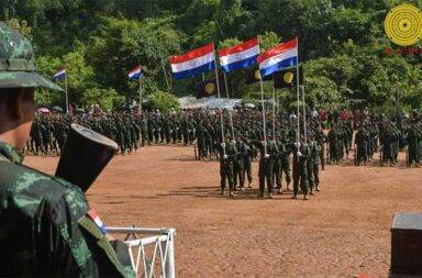 ကရင်နီရှိ စစ်ကောင်စီ စခန်းများအားလုံး ယခုနှစ်အတွင်း အပြီး သိမ်းပိုက်မည်ဟု KNDF ပြော   သတင်းနှင့် မီဒီယာ ကွန်ရက်။ ၂၀၂၅ ခုနှစ်၊ ဇန္နဝါရီလ ၇ ရက်။   ကရင်နီပြည်ရှိ စစ်ကောင်စီတပ်စခန်း အားလုံးကို ယခုနှစ်ထဲ အပြီးပြတ် သိမ်းပိုက်နိုင်ရန် လုပ်ဆောင် သွားမည် ဟု ကရင်နီပြည် ကြားကာလ အုပ်ချုပ်ရေးကောင်စီ IEC ဒု ဥက္ကဋ္ဌ နှင့် ကရင်နီအမျိုးသားများ ကာကွယ်ရေးတပ်  KNDF ဥက္ကဋ္ဌလည်းဖြစ်သူ ခွန်းဘီထူးက ပြောသည်။   ၂၀၂၅ ခုနှစ်ထဲ ကရင်နီပြည်နယ်ရှိ စစ်ကောင်စီတပ်စခန်း အားလုံးကို အပြီးသတ်သိမ်းပိုက်နိုင်ရန် ကြိုးစား လုပ် ဆောင်သွားကြမည်ဟု ခွန်းဘီထူးက ဇန္နဝါရီလ ၁ ရက်နေ့ နှစ်သစ်ကူး မိန့်ခွန်းတွင် ထည့်သွင်း ပြောကြား ခဲ့သည်။   ခွန်းဘီထူးက “နှစ်သစ်တွေတိုင်းမှာ ကျနော်တို့ သံန္ဓိဌာန် အသီးသီးတွေ ချကြတဲ့ထဲမှာပေါ့နော်။ ကျနော်တို့ အတွက်ဆိုရင် အရှင်းလင်းဆုံးချရမဲ့ သံန္ဓိဌာန်က ထမ်းဆောင်ရမယ့် တာဝန်ဝတ္တရားကတော့ တော်လှန်ရေး တာဝန် တွေပဲ ဖြစ်တယ် ပေါ့နော်။ ကျနော်တို့ ၂၀၂၅ ထဲမှာ ကရင်နီပြည်မှာ ဆိုရင်တော့ စခန်းတွေကို အပြတ် သိမ်းနိုင်ဖို့ အတွက် ကျနော်တို့ လုပ်ပါ့မယ်” ဟု ပြောသည်။   ကရင်နီအမျိုးသားများ ကာကွယ်ရေးတပ် KNDF အနေဖြင့် ၂၀၂၅ ခုနှစ်အတွင်း အောင်ပွဲများ ရရှိနိုင်ရန် ပြင်ဆင် နေပြီဟု ခွန်းဘီထူး က ဆက်ပြောသည်။   “ကျနော်တို့ အနေနဲ့ ဒီ ၂၀၂၅မှာ ကျနော်တို့ရဲ့အောင်ပွဲတွေကို ပိုဆွတ်ယူနိုင်ဖို့အတွက် ကျနော်တို့ ပြင်နေတယ်။ အဲ့ဒီအတွက်ကို ကျနော့် အနေနဲ့လည်း confident လုံးဝ ရှိလာတယ်ပေါ့နော်။“   ကရင်နီပြည်ရှိ စစ်ကောင်စီ တပ်စခန်းအားလုံးကို ယခုနှစ်ထဲ အပြီးပြတ် သိမ်းပိုက်နိုင်ရန် မိဘနှင့် ပြည်သူလူထု အားလုံး၏ အားပေး ထောက်ပံ့မှုများသည် အဓိက ကျသည် ဟု KNDF ဥက္ကဋ္ဌ ခွန်းဘီထူးက ယခုကဲ့သို့ ပြော သည်။   ၎င်း က “အားပေးမှုတွေက မိဘတွေရဲ့ အားပေးမှုမပါဘဲနဲ့ ပြည်သူတွေရဲ့ ထောက်ပံ့မှု မပါဘဲနဲ့ ကျနော်တို့ လုပ် နိုင်မှာ မဟုတ်ဘူးပေါ့နော်။ ဒါကြောင့်မို့လို့ လက်ရှိ စခန်းသိမ်းတဲ့ဟာတွေကို ၂၀၂၅ ထဲမှာ အပြီးပြတ်လုပ်နိုင်ဖို့ အတွက်ကို ကျနော်တို့ ကြိုးစားမယ် ဆိုတာကိုလည်း ပြောပြလိုပါတယ်” ဟု ပြောသည်။   ကရင်နီပြည်အတွင်း ၂၀၂၃ ခုနှစ်ထဲ လွိုင်ကော်မြို့သိမ်း တိုက်ပွဲဖြစ်သည့် တစ်လေးလုံး စစ်ဆင်ရေး အတွင်း ကရင်နီ တော်လှန်ရေး ပူးပေါင်းတပ်များသည် အားတက်သရော ပါဝင်ခဲ့ကြပြီး ၂၀၂၄ ခုနှစ်မှ စတင်၍ တိုက်ပွဲအရှိန် အနည်းငယ်လျော့သွားခဲ့သည်ဟု ခွန်းဘီထူးက ပြောသည်။   လက်ရှိကာလတွင် ကရင်နီတော်လှန်ရေးတပ်များ အနေဖြင့် စစ်ကောင်စီ၏ ထိုးစစ်များကို စောင့်ကြည့်နေသည် ဟု ခွန်းဘီထူးက ဆိုသည်။   စစ်ကောင်စီတပ်သည် တော်လှန်ရေးတပ်ဖွဲ့များ ထိန်းချုပ်ထားသည့် နယ်မြေများကို ပြန်လည် တိုက်ယူနိုင်ရန် တပ်သားသစ်များ အတင်းအဓမ္မ စုဆောင်းခြင်း၊ မြေပြင်ထိုးစစ်များဆင်ခြင်း၊ စစ်အင်အားတိုးချဲ့ခြင်းများ အပြင်း အထန် လုပ်နေသော်လည်း အောင်မြင်မှုမရရှိကြောင်း ခွန်းဘီထူးက ပြောသည်။   လက်ရှိအချိန်ထိ ယိုင်နဲ့နေပြီ ဖြစ်သော်လည်း မပြိုလဲသေးသည့် စစ်အာဏာရှင်စနစ်ကို အဆုံးသတ်စေရန် အမြန် ဆုံး ဆက်လက် လုပ်ဆောင် ကြိုးစားသွားကြမည် ဟု ခွန်းဘီထူးက ဆိုသည်။