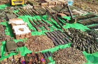 မံစီမြို့ကို KIA သိမ်းပိုက် ထိန်းချုပ်   သတင်းနှင့် မီဒီယာ ကွန်ရက်။ ၂၀၂၅ ခုနှစ်၊ ဇန္နဝါရီလ ၈ ရက်။   ကချင်ပြည်၊ မံစီမြို့ရှိ လက်ကျန်စခန်းများကို ကချင်လွတ်လပ်ရေး တပ်မတော် KIA နှင့် ပူးပေါင်းအဖွဲ့တို့က သိမ်းယူပြီးနောက် ဇန္နဝါရီလ ၈ ရက်နေ့တွင် မြို့အားအပြီး သိမ်းပိုက်လိုက်ပြီ ဖြစ်သည်။   တစ်ကျော့ပြန် ထိုးစစ်တစ်လကျော် အကြာ  ဇန္နဝါရီလ ၈ ရက်နေ့၊ နံနက် ၁၁ နာရီအချိန်တွင် မံစီမြို့ကို အပြီး သိမ်းပိုက်လိုက်ပြီ ဖြစ်ကြောင်း မြေပြင်က သတင်းပို့လာသည်ဟု KIO သတင်းနှင့် ပြန်ကြားရေး တာဝန်ခံ ဗိုလ်မှူးကြီးနော်ဘူက ပြောသည်။   “ဟုတ်ကဲ့ပါ confirm ဖြစ်ပါပြီ။ မံဂျယ်(မံစီ)က ခမရ ၃၁၉၊ ၆၀၁ ရယ်၊ ဟိုအမတ ၅၂၃ ရယ်ပေါ့နော် confirm ဖြစ်ပါပြီ၊ ၁၁ နာရီ ဝန်းကျင်မှာ။ အားလုံးပါတယ်၊ တိုင်းရင်းသား လက်နက်ကိုင်တွေ၊ တော်လှန်ရေး အဖွဲ့တွေ ခါတိုင်းလိုပဲ အားလုံးပါပြီး သိမ်းတာပါ။ အားလုံးကြားသိရတဲ့အတိုင်း ဒီဇင်ဘာလ ၄ ရက်နေ့ကနေ ဗန်းမော်၊ မံစီဘက်ကို တကျော့ပြန်ပြီးမှ တိုက်ပွဲဖော်ဆောင်တာ၊ ဒီနေ့မှရတာဆိုတော့ တစ်လကျော်တာပေါ့ နော်။”   KIA နှင့် တော်လှန်ရေး ပူးပေါင်းတပ်တို့သည် ၂၀၂၄ ခုနှစ်၊ ဒီဇင်ဘာလ ၄ ရက်နေ့မှ စတင်ပြီး ဗန်းမော်မြို့နှင့် မံစီမြို့တို့ကို တစ်ပြိုင်နက်တည်း ထိုးစစ်ဆင်ခဲ့ပြီးနောက် ၂၀၂၅ ခုနှစ်၊ ဇန္နဝါရီလ ၈ ရက်နေ့ တစ်လကျော် အကြာ တွင် မံစီမြို့ကို အပြီး တိုက်ခိုက်သိမ်းပိုက်နိုင်လိုက်ခြင်း ဖြစ်သည်။   မံစီမြို့အခြေစိုက် စစ်ကောင်စီ၏ နောက်ဆုံးလက်ကျန် တပ်ရင်းများဖြစ်သည့် ခမရ ၆၀၁၊ ခမရ ၃၁၉ နှင့် အမြောက်တပ် ၅၂၃ တပ်ရင်းဌာနချုပ်တို့ကို ကချင်လွတ်လပ်ရေး တပ်မတော် KIA နှင့် တော်လှန်ရေး ပူးပေါင်း တပ်တို့က တိုက်ခိုက်သိမ်းပိုက်လိုက်ပြီးနောက် မြို့ကို ထိန်းချုပ်ထားလိုက်ပြီ ဖြစ်သည်။   မြို့ကို သိမ်းပိုက်ပြီ ဖြစ်သော်လည်း လက်ရှိတွင် ပြည်သူများ နေရပ်ပြန်ရန် မဖြစ်နိုင်သေးသည့်အပြင် ထွက် ပြေးနေသည့် စစ်ကောင်စီတပ်သားများကိုလည်း KIA နှင့် ပူးပေါင်းတပ်တို့က လိုက်လံချေမှုန်းနေသောကြောင့် တိုက်ပွဲများ ဆက်ရှိနေသေးသည်ဟု ဆိုသည်။   ဗိုလ်မှူးကြီးနော်ဘူ “ကျနော်တို့ အခု မံစီဘက်က စခန်းတွေက သိမ်းလို့ရပါပြီ။ ကျနော်တော့ ဖြည်းဖြည်း ဖြည်း ဖြည်းနဲ့ ပြည်သူလူထု လည်း ကိုယ့်ရဲ့ အိမ်တွေကို ရွာတွေကို ပြန်လို့ရမှာပါ။ ဒါပေမယ့် အခုလောလောဆယ်က တော့ မရသေးဘူး။ တပ်စန်းတွေ သိမ်းတာနဲ့တော့ ပြည်သူလူထုတွေ ပြန်ဝင်လို့ မရသေးဘူး။ အခုက စစ်တလင်း ဖြစ်နေတာ။ အချိန် ကတော့ ယူရမယ်။ စောင့်ရမယ်။ အခုလိုမျိုး သိမ်းနိုင်တာက အားလုံးဝိုင်းဝန်း ကြိုးစားပြီးမှ အားလုံးရဲ့ အောင်ပွဲဖြစ်ပါတယ်” ဟု ပြောသည်။   မံစီမြို့အပြင် ဗန်းမော်မြို့တွင်လည်း နှစ်ဖက်ကြား တိုက်ပွဲများ ဆက်လက်ပြင်းထန်နေပြီး ပြည်သူများမှာမူ ဘေးလွှတ်ရာသို့ ထွက်ပြေးတိမ်းရှောင်နေကြသည့် အပြင် အချို့မှာ မြို့တွင်း၌ ပိတ်မိနေကြသည်။   မံစီမြို့သိမ်း တိုက်ပွဲအတွင်း စစ်ကောင်စီဘက်က လေကြောင်းမှ ဗုံးကြဲတိုက်ခိုက်ခြင်း၊ လက်နက်ကြီး ပစ်ကူပေးခြင်းနှင့် ဒရုန်းအသုံးပြု တိုက်ခိုက်ခြင်းများ ဆက်တိုက်ပြုလုပ်နေပြီး အမြောက်တပ် အမတ-၅၂၃ မှ လက်နက်ကြီးများဖြင့် ပစ်ခတ်တိုက်ခိုက်မှုများကြားမှ ယခုကဲ့သို့ သိမ်းယူနိုင်ခဲ့ခြင်း ဖြစ်သည်။   မံစီမြို့သည် ဗန်းမော်-မန္တလေး ကားလမ်းပေါ်က မြို့ဖြစ်ပြီး စစ်ရေးအရ ဗန်းမော်မြို့ကို လုံခြုံရေးယူထားပေး သည့် တပ်ရင်းများ ရှိနေသည့် မြို့ဖြစ်သည်။ မံစီမြို့ကို ၂၀၂၄ ခုနှစ်၊ မေလတွင် KIA က စတင်ထိုးစစ်ဆင်ခဲ့ချိန် မြို့ကို တစ်စုံတစ်ရာ ထိန်းချုပ်ထားနိုင်ခဲ့ပြီးနောက် ယနေ့တွင် မြို့၌ ကျန်နေသည့် တပ်ရင်းစခန်းများကို အပြတ်ချေမှုန်း တိုက်ခိုက်သိမ်းယူလိုက်ခြင်း ဖြစ်သည်။