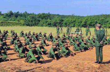 စစ်မှုထမ်းခေါ်ဆိုမှု နာဂဒေသမှ လိုက်ပါသူ မရှိသေး   သတင်းနှင့် မီဒီယာ ကွန်ရက်။ ၂၀၂၅ ခုနှစ်၊ ဇန္နဝါရီလ ၉ ရက်။   နာဂဒေသတွင် စစ်မှုထမ်းရန်အတွက် စစ်ကောင်စီက တစ်ဦးကို ငွေကျပ် သိန်း ၃၀ ပေးပြီး ခေါ်ယူစုဆောင်းနေ သော်လည်း လိုက်မည့်သူ မရှိသေးဟု ဒေသခံများက ပြောသည်။   နာဂကိုယ်ပိုင်အုပ်ချုပ်ခွင့်ရဒေသ၊ လေရှီးမြို့နယ်တွင် ကျေးရွာတစ်ရွာလျှင် လူဦးရေ ၂ ဦးမှ ၅ ဦးနှုန်းဖြင့် စစ်မှု ထမ်းရန်အတွက် ဇန်နဝါရီလအတွင်း မြို့နယ်ထွေအုပ်ရုံးမှ စာထုတ်ကာ ခေါ်ယူနေကြောင်း လေရှီး ဒေသခံများက ပြောသည်။   လေရှီးမြို့ခံ အမျိုးသား တစ်ဦးက “ပြီးခဲ့တဲ့ နှစ်ပတ်ကျော်ကတည်းက ကျနော့် နာမည်လည်း ပါတယ်။ ကျနော် တို့ ရွာက ငါးယောက်လို့ ပြောတယ်။ လူဦးရေပေါ်မူတည်တယ်။ ရွာတိုင်းတော့ မဟုတ်ဘူး။ သွားတဲ့ လူတော့ မရှိဘူး။ စာက အုပ်ချုပ်ရေးမှူးတွေဆီက တစ်ဆင့်ရောက်တာ” ဟု ပြောသည်။   နိုင်ငံတဝှမ်းတွင် စစ်မှုထမ်း အပတ်စဉ် ၈ အတွက် လူစုဆောင်းမှုများ၊ ခေါ်ယူမှုများ လုပ်နေပြီ ဖြစ်သော် လည်း လေရှီးမြို့နယ်အတွင်း ယခုအကြိမ် စစ်မှုထမ်းခေါ်ယူခြင်းမှာ ၆ ကြိမ်မြောက် ဖြစ်သည်ဟု ဒေသခံများက ပြောသည်။   ယခု ၆ ကြိမ်မြောက် စစ်မှုထမ်းခေါ်ဆိုမှုတွင် စစ်မှုထမ်းရန် လိုက်ပါသူများအား ငွေကျပ်သိန်း ၃၀ ပေးမည်ဖြစ်ပြီး စစ်မှုထမ်းမသွားပါက အိမ်တိုင်ရာရောက် ဖမ်းဆီးမည်ဖြစ်ကြောင်း ခြိမ်းခြောက်ပြောဆိုမှုများလည်း ရှိနေသည်ဟု လေရှီးမြို့ ဒေသခံများက ပြောသည်။   လေရှီးမြို့ခံ အမျိုးသားက “သတင်းတော့ သေချာတယ်။ အခုကျေးရွာ တစ်ရွာကို မဲနှိုက်ပြီး နှိုက်လို့ရတဲ့ သူကို မြန်မာငွေ သိန်း ၃၀ ပေးပြီး စစ်ကောင်စီက ခေါ်ဆောင်သွားမယ် ပေါ့နော်။ တကယ်လို့ ခေါ်လို့မရရင် ကိုယ်တိုင် လာပြီး လာဆွဲယူမယ်တဲ့။ ကျနော်တို့ဆီမှာတော့ ယောက်ကျားလေးတွေပဲ ခေါ်တာ” ဟု ပြောသည်။   လေရှီးမြို့နယ်တွင် ကျေးရွာစုစုပေါင်း ၆၂ ရွာရှိပြီး လေရှီးမြို့နှင့် ဆွမ္မရာမြို့ ဟူ၍ရှိပြီး ကျေးရွာတစ်ရွာ လျှင် အနည်းဆုံး တစ်ဦးနှုန်း လိုက်ပါရန် ခေါ်ယူနေကြောင်း လေရှီးမြို့နယ်အုပ်ချုပ်ရေးအဖွဲ့နှင့် နီးစပ်သူ တစ်ဦးက ပြောသည်။   “လေရှီးမြို့နယ်မှာ အခုတစ်ခါ စစ်ကောင်စီက စစ်မှုထမ်းဖို့ခေါ်နေပြန်ပြီးလေ။ တစ်ရွာတစ်ယောက် စာရင်း ပေးပါဖို့ ကျေးရွာ အုပ်ချုပ်ရေးမှူးတွေကို သတင်းပေးပို့ထားတယ်လို့ ကြားတယ်။ အခုက ရွာတိုင်းကို စာပို့ ထားပြီး မရရင် မြို့နယ်က ဆင့်ခေါ်မယ်ပြောတယ်” ဟု ပြောသည်။   စစ်ကောင်စီ၏ စစ်မှုထမ်း ခေါ်ဆိုမှု ၅ ကြိမ်တွင် လေရှီးမြို့နယ်မှ စစ်မှုထမ်းသွားသူ ၁၀ ဦး ရှိခဲ့ပြီး နာဂဒေသမှ စစ်မှုထမ်း သွားသူများသည် မုံရွာမြို့နှင့် မန္တလေးမြို့တို့တွင် စစ်သင်တန်း တက်ကြရသည်ဟု စစ်မှုထမ်းပါ သွားသူများ၏ မိဘဆွေမျိုးများက ဆိုသည်။   စစ်မှုထမ်း ဥပဒေ ထုတ်ပြန် အသက်သွင်းပြီးနောက် အစောပိုင်း ခေါ်ဆိုမှုများတွင် နာဂကိုယ်ပိုင် အုပ်ချုပ်ခွင့်ရ ဒေသများဖြစ်သည့် နန်းယွန်းမြို့ နယ်၊ လဟယ်မြို့နယ်နှင့် လေရှီးမြို့နယ်တို့မှ ပြည်သူအချို့မှာ မိမိဆန္ဒအလျောက် စစ်မှုထမ်းသူများပင် ရှိခဲ့သည် ဟု အုပ်ချုပ်ရေး အဖွဲ့နှင့် နီးစပ်သူများက ပြောသည်။   နာဂ ကိုယ်ပိုင် အုပ်ချုပ်ခွင့်ရဒေသ ဖြစ်သည့် လဟယ်မြို့နယ်၊ လေရှီးမြို့နယ်နှင့် နန်းယွန်းမြို့နယ်တို့မှ စစ်မှုထမ်း သွားသူ အယောက် ၁၀၀ ကျော်ရှိခဲ့ပြီး လဟယ်မြို့နယ်က တစ်ဦးမှာ ၂၀၂၄ ခုနှစ် အောက်တိုဘာလတွင် ရှေ့တန်း တစ်နေရာ၌ သေဆုံးသွားခဲ့သည်။
