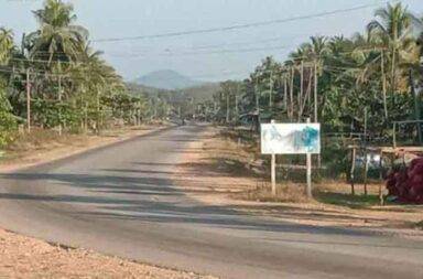 စစ်ကောင်စီစစ်ကြောင်းက ရွာသားသုံးဦးကို ဖမ်းဆီးရိုက်နှက်   သတင်းနှင့် မီဒီယာ ကွန်ရက်။ ၂၀၂၅ ခုနှစ်၊ ဇန္နဝါရီလ ၁၀ ရက်။   မြိတ်ခရိုင်၊ မြိတ်မြို့နယ်အတွင်းရှိ မဇောကျေးရွာအုပ်စု၊ သကန်ကျေးရွာဟောင်းဘက်သို့ စစ်ကြောင်းထိုး ရောက်ရှိလာသည့် စစ်ကောင်စီတပ်ဖွဲ့က ရွာသားသုံးဦးကို ဖမ်းဆီးရိုက်နှက်ခဲ့သည်ဟု ရွာသားများက ပြောသည်။   ရိုက်နှက် စစ်ဆေးခြင်း ခံခဲ့ရသူများမှာ ရာဘာခြံတွင် အလုပ်လုပ်ကိုင်နေသူ၊ စိုက်ခင်းတွင် အလုပ်လုပ်နေသူနှင့် ကွမ်းခြံ၌ အလုပ်လုပ်နေသည့်သူများ ဖြစ်ကြပြီး စစ်ကြောင်းဝင်လာသည့် လမ်းတလျှောက် ဖမ်းဆီးခေါ်ဆောင် ခြင်းကို ခံခဲ့ရသည်။   အသက် ၄၀ ခန့်အရွယ် ရွာသားတစ်ဦးက “ကိုယ်ခန္ဓာတွေမှာလည်း ရိုက်နှက်ခံထားရတဲ့ ဒဏ်ရာတွေ တွေ့ရ တယ်၊ စစ်ဖိနပ်တွေနဲ့လည်း ကန်ခံထိထားတော့ မျက်နှာတွေလည်း ဖူးယောင်နေကြတယ်” ဟု ပြောသည်။   ရွာသားများအား ဖမ်းဆီးရိုက်နှက်ခဲ့သည့် စစ်ကောင်စီ စစ်ကြောင်းမှာ ဇန္နဝါရီလ ၁၀ ရက်နေ့၊ နံနက် ၈ နာရီ အချိန်ခန့်က တုံးဗျောငယ်ကျေးရွာမှ တောလမ်းအတိုင်း စစ်ကြောင်းထိုး ရောက်ရှိလာကြခြင်း ဖြစ် သည်။   စစ်ကောင်စီ စစ်ကြောင်းက အင်အား ၇၀ ခန့် ပါဝင်ပြီး သကန်ကျေးရွာဟောင်း အနီးတွင် အလုပ်လုပ်ကိုင်နေသူ အသက် ၃၀ ခန့်အရွယ်၊ ရွာသား ၃ ဦးကို ဖမ်းဆီးပြီး ရိုက်နှက်စစ်ဆေးခဲ့ခြင်း ဖြစ်ကြောင်း ရွာသားတစ်ဦးက ပြောသည်။   ထိုစစ်ကြောင်းမှာ ဇန္နဝါရီလ ၁၀ ရက်နေ့၊ ညနေပိုင်း ၃ နာရီအချိန်ခန့်တွင် သကန်ကျေးရွာဟောင်းမှ ပြန်လည် ထွက်ခွာသွားချိန်ကြမှ ဖမ်းဆီးရိုက်နှက်ခံထားရသည့် ရွာသားသုံးဦးကို ပြန်လွှတ်ပေးထားခဲ့ကြောင်း ရွာသားများက ဆိုသည်။   စစ်ကောင်စီ စစ်ကြောင်းက သကန်ကျေးရွာဟောင်းမှ ထွက်ခွာရာတွင်လည်း ကျေးရွာအနီး ရှိ ရော်ဘာ ဥယျာဥ်ခြံ သုံး ကားနှစ်စီးကိုပါ ချောဆွဲ၍ ကြေးနန်းတိုင်ကျေးရွာဘက်သို့ ထွက်ခွာသွားကြသည်။   ဇန္နဝါရီလ ၄ ရက်နေ့၊ ညပိုင်းက သကန်တောင်ပုကျေးရွာမှ ရာအိမ်မှူးတစ်ဦး အသတ်ခံရပြီး ကတည်းက မဇော ကျေးရွာအုပ်စု အတွင်းရှိ ရွာများကို အဆိုပါ စစ်ကောင်စီက စစ်ကြောင်းထိုးနေခြင်း ဖြစ်ကြောင်း ရွာသားများက ပြောသည်။