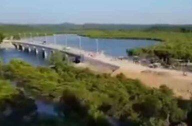 ပုသိမ်မြို့နယ်ထဲက မကျီးဇင်ကျေးရွာကို ကြည်း၊ ရေ၊ လေ ပူးပေါင်းတိုက်ခိုက်   သတင်းနှင့် မီဒီယာ ကွန်ရက်။ ၂၀၂၅ ခုနှစ်၊ ဇန္နဝါရီလ ၁၀ ရက်။   ဧရာဝတီတိုင်း၊ ပုသိမ်မြို့နယ်ထဲက မကျီးဇင်ကျေးရွာကို AA နှင့် ပူးပေါင်းအဖွဲ့က သိမ်းပိုက်ပြီးနောက် စစ်ကောင် စီ ကြည်း၊ ရေ၊ လေ တပ်များက ပူးပေါင်းကာ ပြန်လည် တိုက်ခိုက်နေသည်ဟု ဒေသခံများက ပြောသည်။   မကျီးဇင်ကျေးရွာကို အာရက္ခတပ်တော် (AA) နှင့် ပူးပေါင်းတပ်ဖွဲ့များက ဇန္နဝါရီလ ၉  ရက်နေ့တွင် တိုက်ခိုက်ခဲ့ ရာ ထိုနေ့ ညနေပိုင်းတွင် အဆိုပါကျေးရွာရှိ ရဲစခန်းမှ စစ်သားနှင့် ရဲတပ်ဖွဲ့ဝင်များ ဆုတ်ခွာသွားသဖြင့် ပူးပေါင်း တပ်ဖွဲ့က သိမ်းပိုက်နိုင်ခဲ့သည်ဟု မကျီးဇင်ဒေသခံအချို့ကပြောသည်။   မကျီးဇင်ကျေးရွာအုပ်စုပ်ထဲက ဂျိုင်လယ်ကျေးရွာမှ မျက်မြင်တွေ့ရှိသူတစ်ဦးက “ညဘက်မှာ Y 8 လာပြီး ဗုံးကြဲ သွားတယ်။ အခုမနက်ပိုင်းမှာ ရေတပ်က သ‌င်္ဘော ၈ စီးက ရင်ပေါင်တန်းပြီး ရွာကို အ‌မြောက်တွေနဲ့ ပစ် တာ။ ကမ်းထိုး တစ်စီးလည်း စစ်သားတွေနဲ့ အသင့်ရှိနေတာ မြင်ရတယ်။ ကြည်း၊ ရေ၊ လေ ပူးပေါင်းပြီး တိုက် မယ့် သဘောပဲ” ဟု ပြောသည်။   ထို့နောက် နံနက် ၁၁ နာရီအချိန်ခန့်တွင် မကျီးဇင်ကျေးရွာအတွင်းရှိ ‌ကျောင်းသစ် ဘုန်းကြီးကျောင်း၊ ရဲစခန်း၊ အထက်တန်းကျောင်းနှင့် ဆေးရုံတို့မှာ စစ်ကောင်စီရေတပ်၏ ပစ်ခတ်မှုကြောင့် ပျက်စီးခဲ့သည်။   ကျေးရွာအတွင်း ကျန်ရှိနေသူတစ်ဦးက “မနေ့က စစ်သားတွေ ရဲတွေ ပြေးသွားတော့ မြေထိုးစက် ၂စီး ကားပေါ် မှာ စက်သေနတ်ပါတဲ့ ကား ၂စီးနဲ့ အတွဲလိုက်ပစ်တဲ့ ဟောင်ဝစ်ဇာကြီးထင်တယ် ကျန်နေခဲ့တယ်” ဟု ပြော သည်။   စစ်ကောင်စီ တပ်ဖွဲ့ဝင်များက စွန့်ပစ်သွားသည့် လက်နက်ကြီးများနှင့် မြေထိုးစက်များကို အာရက္ခတပ်တော် (AA) နှင့် ပူးပေါင်းတပ်ဖွဲ့များက သိမ်းဆည်းနိုင်ခြင်း မရှိစေရန် လေကြောင်းမှ ဗုံးကြဲဖျက်ဆီးခြင်း၊ ရေတပ်မှ အမြောက်နှင့် ပစ်ခတ်ကာ ဖျက်ဆီးခြင်းတို့ ဖြစ်နိုင်ကြောင်း၊ ထို့အပြင် တံတားကိုလည်း ရည်ရွယ်ချက်ရှိရှိ ချိုးဖျက်ခဲ့ခြင်း ဖြစ်နိုင်သည်ဟု ဒေသခံများက သုံးသပ်ကြသည်။   မကျီးဇင်မှ စစ်ရှောင်လာသူ တစ်ဦးက “ရွာက အိမ်ခြေ ၆၀၀ လောက်ရှိတာ ရွာကြီးပေါ့ အကုန်ပစ်ပြီး ပြေးလာ ခဲ့ရတာ။ ရွာမှာ ကုန်စုံဆိုင်ရောင်းတဲ့ တစ်ယောက်တော့ မပြေးဘဲ ကျန်ခဲ့တာ။ သေလား ရှင်လား မသိ အခုတော့ ဆက်သွယ်လို့ကို မရတော့ဘူး” ဟု ပြောသည်။   ရခိုင်ပြည်နယ် တောင်ဘက်အစွန်ဆုံးဖြစ်သည့် ဂွမြို့ကို အာရက္ခတပ်တော် က ဒီဇင်ဘာလ ၂၉ ရက်နေ့တွင် သိမ်းယူခဲ့ရာ စစ်ကောင်စီတပ်ဖွဲ့ဝင်များက  ဧရာဝတီတိုင်းအတွင်းသို့ဆုတ်ခွာလာကြခြင်း ဖြစ်သည်။  ပေါက်တူးချောင်းကျေးရွာမှ စစ်ရှောင်တစ်ဦးက “စစ်သားရောရဲရော အကုန်ပါပဲ အမိန့်မနာခံကြတော့ဘူး။ စိတ် ထင်ရာလုပ်ကြတော့တာ ထိန်းမဲ့သူလဲမရှိဘူးထိန်းလို့လဲမရတော့ဘူး အဲဒီအချိန်ထဲက အန္တရာယ် ကြီးတယ် ဆိုပြီး မိသားစုလိုက် ရွာက ပြေးလာခဲ့တာ” ဟု ပြောသည်။   ရခိုင်ပြည်နယ်နှင့် ဧရာတိုင်းအစပ်ဖြစ်သည့် ပုသိမ်မြို့နယ်အတွင်းမှ ချောင်းဝချိုင်၊ ပေါက်လှချိုင်၊ အမော်ကြီး၊ ကုလားချောင်း၊ ပေါက်တူးချောင်း၊ သံမန်ချိုင်နှင့် မကျီးဇင်ကျေးရွာများမှ စစ်ရှောင်ပြည်သူများမှာ သာပေါင်း၊ ရွှေသောင်ယံ၊ ချောင်းသာနှင့် ပုသိမ်မြို့များသို့ စစ်ရှောင် ရောက်ရှိနေကြသည်။    