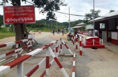 ပြည်သူ့စစ် ဝင်ရောက်ရန် မက်လုံးပေး ခေါ်ယူ   သတင်းနှင့် မီဒီယာ ကွန်ရက်။ ၂၀၂၅ ခုနှစ်၊ ဇန္နဝါရီလ ၁၃ ရက်။   မြိတ်ခရိုင် တနင်္သာရီမြို့နယ်အတွင်းရှိ ထိုင်း - မြန်မာနယ်စပ်မြို့ဖြစ်သည့် မောတောင်မြို့ပေါ်တွင် ပြည်သူ့စစ် အဖွဲ့ ဝင်ရောက်ရန်အတွက် ငွေကြေးပေး၍ ခေါ်ယူနေကြောင်း မြို့ခံများက ပြောသည်။   စစ်ကောင်စီတပ်နှင့် ဆက်စပ်အဖွဲ့အစည်းများက ပြည်သူ့စစ်အဖွဲ့ဝင် အနေဖြင့် ဝင်ရောက်လုပ်ကိုင်လိုသူများကို တစ်နေ့ ထိုင်းဘတ် ၂၀၀ နှုန်းဖြင့် တစ်လလျှင် ဘတ် ၆၀၀၀ ရရှိသွားမည်ဖြစ်သည့် အပြင် ဆန်တစ် အိတ်နှင့် ဆီတစ်ဘူးလည်း ပေးသွားမည် ဖြစ်ကြောင်း ပြောဆို၍ ခေါ်ယူနေခြင်း ဖြစ်သည်။   အသက် ၄၀ ခန့်အရွယ် အမျိုးသားတစ်ဦးက “အရင်တုန်းကတည်းက ပြည်သူ့စစ်မှာ လစာရှိပြီးသားပါ၊ စစ်တပ်က ပိုက်ဆံပေးရုံမကပဲ ဆန်တွေရော ဆီတွေပါ ထောက်ပံ့ပေးပြီး ထပ်ခေါ်တာမျိုးပါ၊ အသိတစ်ယောက်လည်း ဝင်လုပ်နေတာ မိသားစုက စိတ်ပူပြီး မလုပ်စေချင်ဘူး” ဟု ပြောသည်။   ယခုကဲ့သို့ လစာ နှင့် ထောက်ပံ့ပစ္စည်းများ ပေးအပ်၍ ခေါ်ယူနေခြင်းကြောင့် အလုပ်အကိုင် ရှားပါးလာသည့် မောတောင်မြို့မှ ကုန်တင်ကုန်ချ အလုပ်သမားအချို့ ပြည်သူ့စစ်အနေဖြင့် ဝင်ရောက်လုပ်ကိုင်မှုများ ရှိလာနေ သည်ဟု ဒေသခံများက ဆိုသည်။   လက်ရှိတွင် ပြည်သူ့စစ်အဖွဲ့ဝင် အသစ်အဖြစ် ဝင်ရောက်ပြီး သင်တန်းတက်နေသူ အယောက် ၃၀ ခန့်ရှိနေ ကြောင်း မြို့နယ်အုပ်ချုပ်ရေး အဖွဲ့ တာဝန်ရှိသူများနှင့် နီးစပ်သူတစ်ဦး က ဆိုသည်။   တနင်္သာရီ - မောတောင် ကားလမ်းပိုင်းဖြစ်သည့် ရေဖြူ၊ ထုံခါ၊ ချောင်းနှစ်ပေါက်နှင့် သိန်ခွန်းကျေးရွာများတွင် ၂၀၂၄ ခုနှစ် ဒီဇင်ဘာလ တတိယပတ်ခန့်မှ စတင်၍ စစ်ကောင်စီနှင့် PDF ပူးပေါင်းတပ်ဖွဲ့တို့အကြား နှစ်ဖက်တိုက်ပွဲများ ပြင်းထန်နေပြီး ကားလမ်းကိုလည်း ပိတ်ထားသည်။   တိုက်ပွဲများကြောင့် ကားလမ်း ပိတ်ချခဲ့ရပြီးနောက် ထိုင်းဘက်သို့ ကုန်ပစ္စည်းတင်ပို့သည့် ကုန်ကားများ သွားလာ၍ မရတော့သည့်အတွက် မောတောင်မြို့ရှိ ကုန်တင်ကုန်ချလုပ်ငန်းများတွင် အဓိက ဝင်ရောက် လုပ်ကိုင်နေကြသည့် လူငယ်၊ လူရွယ်များမှာ အလုပ်အကိုင် ရှားပါးလာကြခြင်း ဖြစ်သည်။   ထိုသို့ အလုပ်အကိုင် ရှားပါလာသည့်အတွက် အချို့မှာ ပြည်သူ့စစ်အဖွဲ့ထဲသို့ ဝင်ရောက်က လုပ်ကိုင်နေကြ ခြင်းဖြစ်သည်ဟု မြို့ခံများက ပြောသည်။   လတ်တလောတွင် ပြည်သူ့စစ်အဖွဲ့ဝင်အဖြစ် ဝင်ရောက် လုပ်ကိုင်နေကြသူများမှာ ဆန်နှင့်ဆီကို ရရှိကြသော် လည်း လစာဘတ် ၆၀၀၀ ကိုမူ မရရှိကြသေးဘူးဟု ပြည်သူ့စစ်သင်တန်းတက်နေသူများနှင့် နီးစပ်သူ အချို့က ပြောသည်။   လက်ရှိတွင် ပြည်သူ့စစ်အဖွဲ့ဝင် အသစ် အနေဖြင့် ဝင်ရောက် လုပ်ကိုင်နေကြသူများကို အခြေခံ စစ်သင်တန်း ပေးနေပြီး မောတောင်မြို့အဝင် ဘုရားတောင်ရှိ စစ်ကောင်စီက တပ်စွဲထားသည့် နေရာများတွင် ကင်းစောင့်၊ ဂိတ်စောင့်နှင့် ကတုတ်ကျင်းတူးသည့် လုပ်ငန်းများကိုလည်း လုပ်ကိုင်ပေးနေရကြောင်း  မြို့ခံများက ဆိုသည်။   ကုန်တင်ကုန်ချ အလုပ်သမားများအား ကုန်တင်ကုန်ချ အလုပ်ကို ဆက်လက် လုပ်ကိုင်လိုပါက အလှည့်ကျ ပြည်သူ့စစ်သင်တန်းကို မဖြစ်မနေ တက်ရောက်ရမည်ဟု ၂၀၂၄ ခုနှစ် နိုဝင်ဘာလကုန်ကလည်း မောတောင်မြို့ ပြည်သူ့စစ်အဖွဲ့က ဖိအားပေးခဲ့ခြင်းမျိုး ရှိခဲ့သေးသည်။   မောတောင်မြို့သည် ထိုင်းနိုင်ငံ၊ ပရာကျွတ်ခရိုင်၊ ပရာကျွတ်မြို့နယ်၊ ဒန်းဆင်းခွန်ကျေးရွာရှိ ဆင်းခွန်နယ်စပ် ဂိတ်နှင့် နှစ်နိုင်ငံ ကုန်သွယ်မှု ပြုလုပ်နေသည့် နယ်စပ်ဂိတ်ရှိရာ မြို့လည်း ဖြစ်သည်။   ဓါတ်ပုံ - မောတောင်မြို့ စစ်ကောင်စီ စစ်ဆေးရေးဂိတ် (ပုံဟောင်း)