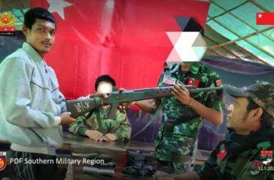 ခမရ ၅၉၉ မှ စစ်သား နှစ်ဦး အလင်းဝင်   သတင်းနှင့် မီဒီယာ ကွန်ရက်။ ၂၀၂၅ ခုနှစ်၊ ဇန္နဝါရီလ ၁၃ ရက်။   ဘုတ်ပြင်း ခမရ -  ၅၅၉ တပ်ရင်းမှ တပ်သားသစ် ၂ဦး ဒေါနတပ်ရင်းထံ လက်နက်များနှင့် ဘက်ပြောင်းခိုလှုံ လာ ကြသည်။   တနင်္သာရီတိုင်း ဘုတ်ပြင်းမြို့နယ် အခြေစိုက် စစ်ကောင်စီ၏ ခမရ - ၅၅၉ တပ်ရင်းမှ အဓမ္မ စစ်မှုထမ်း စုဆောင်း ခံရသူ တပ်သားသစ် ၂ ဦး ပြည်သူ့ကာကွယ်ရေးတပ်ဖွဲ့ထံ ဘက်ပြောင်းခိုလှုံလာသည်ဟု တောင်ပိုင်း စစ်ဒေသ တာဝန်ရှိသူက ပြောသည်။   ဘက်ပြောင်းခိုလှုံလာသူနှစ်ဦးသည် ထိုင်းနိုင်ငံတွင် ဖမ်းဆီးခံရပြီးသည့်နောက် မြန်မာနိုင်ငံ ကော့သောင်းကမ်း ဘက်သို့ ပြန်ပို့ခံရကာ စစ်မှုထမ်းအပတ်စဥ် - ၅ အတွက် အဓမ္မစစ်သားသစ် အဖြစ် စုဆောင်းခံရသူများ ဖြစ်ကြ ကြောင်း ဒေါနတပ်ရင်းမှ ဇန္နဝါရီလ ၁၂ ရက်နေ့တွင် ထုတ်ပြန်ထားသည်။   ဒေါနတပ်ရင်းမှူးက “လောလောဆယ်တပ်ရင်း သူတို့ နှစ်ယောက်စလုံးကို ဆုငွေပေးထားတယ်၊ တပ်ရင်းမှာပဲ တော်လှန်ရေး တပ်သားအဖြစ် ဆက်လုပ်မယ်လို့ ပြောတယ်၊ ပါလာတဲ့ လက်နက်စာရင်းတွေကို ပြည်သူ့ရင်ခွင် အစီအစဥ်ကို တင်ပြပြီးတော့ ဆုထပ်ပြီး ချီးမြှင့်ပေးနိုင်ဖို့ စီစဥ်နေပါတယ်” ဟု ပြောသည်။   စစ်ရေးတင်းမာလျက်ရှိနေသည့် မွန်နှင့် ကရင်နယ်စပ်ရှိ  အနန်းကွင်း စစ်ဗျူဟာအနီးရှိ ရဲတံခွန်ကျေးရွာသို့ ရှေ့တန်း ပို့ဆောင်ခံထားရပြီး ကင်းစောင့်နေစဉ် ဒေါနတပ်ရင်းနှင့် အဆက်အသွယ်ရယူကာ ထွက်ပြေးလာခဲ့ကြ ခြင်းဖြစ်ကြောင်း ထုတ်ပြန်ချက်တွင် ဖော်ပြထားသည်။   ဇန္နဝါရီလ ၁၁ ရက်နေ့တွင် ခိုလှုံလာသည့် စစ်ကောင်စီတပ်သား ၂ ဦးသည် ၎င်းတို့နှင့်အတူ MA-1 (၁) လက်၊ MA-3 (၁) လက်၊ ကျည် (၁၇၅) တောင့်၊ ကျည်ဘောက် (၆) ခုနှင့် လက်ပစ်ဗုံး တစ်လုံးကိုလည်း ယူလာကြသည်။   ဒေါနတပ်ရင်းတွင် စစ်ကောင်စီဘက်မှ ခိုလှုံလာသူဦးရေ စုစုပေါင်း နှစ်ဆယ်ကျော်ရှိနေပြီ ဖြစ်ပြီး စစ်မှုထမ်းသင်တန်းဆင်းသူ တပ်သား ထက်ဝက်နီးပါးခန့် ပါဝင်သည်ဟု ဒေါနတပ်ရင်းမှူးက ဆိုသည်။   စစ်ကောင်စီ၏ စစ်မှုထမ်း အမိန့်ကြောင့် အတင်းအဓမ္မ တပ်သားအဖြစ် စုဆောင်းခံရသူများ အပါအဝင် ပြည်သူ ဘက်မှ ရပ်တည်လိုသည့် တပ်မတော်သားနှင့် ရဲတပ်ဖွဲ့ဝင်များအနေဖြင့် ပြည်သူ့ကာကွယ်ရေး တပ်မတော် ဒေါန တပ်ရင်းနှင့် မဟာမိတ် ပူးပေါင်းတပ်ဖွဲ့များ၊ နီးစပ်ရာ ပြည်သူ့ကာကွယ်ရေး တပ်ဖွဲ့များသို့ ချိတ်ဆက် ပူးပေါင်းနိုင် ကြောင်း တောင်ပိုင်းစစ်ဒေသက အသိပေးတိုက်တွန်းထားသည်။  