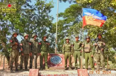 ပုသိမ်မြို့နယ်အတွင်းမှ ဒေသခံများ စစ်ရှောင်နေရ   သတင်းနှင့် မီဒီယာ ကွန်ရက်။ ၂၀၂၅ ခုနှစ်၊ ဇန္နဝါရီလ ၁၄ ရက်။   ရခိုင်ပြည်နယ် ဂွမြို့နှင့် ထိစပ်နေသည့် ဧရာဝတီတိုင်း၊ ပုသိမ်မြို့နယ်အတွင်း ဖြစ်ပွားနေသည့် တိုက်ပွဲများကြောင့် ပြည်သူများ ရွာလုံးကျွတ်ဘေးလွတ်ရာသို့ စစ်ရှောင်နေကြရသည်။   ပုသိမ်မြို့နယ်၊ ရွှေသောင်ယံမြို့၊ မကျီးဇင်ကျေးရွာရှိ စစ်ကောင်စီတပ်စခန်းများကို အာရက္ခတပ်တော် (AA) နှင့် ပူးပေါင်းတပ်ဖွဲ့များက ဇန္နဝါရီလ ၉ ရက်နေ့ကစပြီး တိုက်ခိုက်ခဲ့ရာ  စစ်ကောင်စီတပ်ဖွဲ့ဝင် စစ်သားများနှင့် ရဲတပ် ဖွဲ့ဝင်များ ဆုတ်ခွာသွားသည်ဟု ဒေသခံများက ပြောသည်။   ထိုသို့ ဆုတ်ခွာသွားပြီးနောက် စစ်ကောင်စီတပ်က လေကြောင်းရော ရေတပ်ကနေပါ ပစ်ခတ်တိုက်ခိုက်မှုများ လုပ်လာသဖြင့် မကျီးဇင်ရွာသားများ ဘေးလွတ်ရာသို့ ထွက်ပြေးတိမ်းရှောင်နေကြရသည်ဟု ဆိုသည်။   မကျီးဇင်ကျေးရွာမှ စစ်ရှောင်တစ်ဦးက “ညတုန်းက လေတပ်ကလာပြီး ဗုံးကြဲတယ်။ မနက်မှာ‌ ရေတပ်က ဆက်တိုက်ပစ်တာ။ ဘုန်းကြီး ၁ ပါးနဲ့ လူ ၁ ယောက် သေတယ်။ အိမ်တွေလည်း စိစိညက်ညက် ကြေတာပါပဲ” ဟု ပြောသည်။   စစ်ကောင်စီတပ်၏ လေကြောင်း၊ ရေကြောင်းမှ ပစ်ခတ်တိုက်ခိုက်မှုများကြောင့် မကျီးဇင်ကျေးရွာထဲက ကျောင်းသစ်ဘုန်းကြီးကျောင်း၊ အထက်တန်းကျောင်း၊ ရဲစခန်းနှင့် ဆေးရုံတို့ ပျက်စီးသွားကာ တံတားပါကျိုးကျ သွားပြီဟု မျက်မြင်တွေ့ခဲ့ရသူ အချို့က ပြောသည်။   မကျီးဇင်ကျေးရွာသည် အိမ်ခြေ ၆၀၀ ခန့်ရှိသည့် ကျေးရွာကြီး တစ်ရွာဖြစ်ပြီး လူဦးရေ ၂၀,၀၀၀ ခန့် နေထိုင် လျက်ရှိရာ အနီးအနား ကျေးရွာများသို့ စစ်‌ဘေးရှောင်နေကြရသည်ဟု ဒေသခံများကပြောသည်။   မကျီးဇင်ရွာသား အခြားစစ်ရှောင် တစ်ဦးကလည်း “သဘော့ကန်နဲ့ ရွှေသောင်ယံမှာ တစ်နေ့ကို လူတစ်ယောက် ၁,၀၀၀ ကျပ်ပေးပြီး ဧည့်စာရင်းတိုင်ရတယ်။ ပုသိမ်မှာ လူ ၁‌ ယောက်ကို တစ်လအတွက် ၁,၅၀၀ ပေးပြီး ဧည့်စာရင်း တိုင်နေရတယ်။ ဆွေမျိုးနီးစပ်တွေက ပေးနေလို့ နေစရာလေးတော့ ရှိပါပြီ။ စားဖို့ကတော့ ကြုံရာ ကျဘန်း ရှာလုပ်ရမှာပေါ့” ဟု ပြောသည်။   ဘောမိကျေးရွာမှ တဆင့် ဂျိတ်လတ်သို့ ကူးကာ တောလမ်းအတိုင်း ရွှေသောင်ယံမြို့ပေါ်သို့လည်းကောင်း ကားလမ်းမှ သာပေါင်း၊ ပုသိမ်မြို့များသို့လည်းကောင်း စစ်ရှောင်နေကြရသည်ဟု မကျီး‌ဇင်ရွာသားများက ပြောသည်။   ပုသိမ်မြို့ခံတစ်ဦးက “အိမ်တစ်လုံးကို ငှားပြီး လူ ၂၀ လောက်စုနေကြတာဗျာ။ ကျောတစ်ခင်းစာပေါ့  ငွေကြေး တတ်နိုင်သူတွေကတော့ ကြိုတင်ပြီးအိမ်ဝယ်ထား ပစ္စည်းတွေကြိုရွှေ့ထားကြတာ ဆိုတော့ ဆုံးရှုံးမှု နည်းတယ်။ သူတို့ကတော့ အခြေ မပျက်ဖူးပေါ့” ဟု ပြောသည်။   မကျီးဇင်၊ ဂျိုင်လယ်၊ ဘောမိ၊ ဂျိတ်လတ်ကျေးရွာများမှ ရွာသားများ ရွှေသောင်ယံသို့ စစ်ရှောင်ရန် ရောက်ရှိချိန်တွင် စစ်ကောင်စီမှ ခံစစ်ဆင်ရန် ကား ၁၁ စီးဖြင့် စစ်အင်အား နှင့် လက်နက်ကြီးများ ဖြည့်တင်းကာ အထိုင်ချ ပြင်ဆင် နေသည်ကို တွေ့မြင်ခဲ့ကြရသည်။ ထို့ကြောင့် ရွှေသောင်ယံတွင် မနေရဲတော့ပဲ ပုသိမ်မြို့သို့ အလုံးအရင်းဖြင့် ဝင်ရောက်လာကြခြင်း ဖြစ်သည်ဟု စစ်ဘေး ရှောင်လာသူများက ပြောသည်။   အာရက္ခတပ်တော် AA သည် ဂွမြို့သိမ်းပြီးနောက် ဧရာဝတီတိုင်းထဲက ဒေသခံ ပြည်သူ့ကာကွယ်ရေးတပ်ဖွဲ့များ နှင့် ပူးပေါင်းကာ ဧရာဝတီ - ရခိုင်အစပ်ရှိ မကျီးဇင်ကျေးရွာက စစ်ကောင်စီ စခန်းများကို ယခုရက်ပိုင်းအတွင်း သိမ်းပိုက်ခဲ့ပြီး ထွက်ပြေးသွား သည့် စစ်ကောင်စီတပ်ဖွဲ့များနှင့် ရွှေသောင်ယံကမ်းခြေ၌ တိုက်ပွဲပြင်းထန်လျက်ရှိ သည်။   ထိုသို့ အာရက္ခတပ်တော် AA နှင့် ဒေသခံပြည်သူ့ကာကွယ်ရေးတပ်ဖွဲ့ PDF ပူးပေါင်းအဖွဲ့ ထိုးစစ်မှာ ရွှေသောင်ယံ မြို့ အထိ ရောက်ရှိလာ၍ ချောင်းသာကမ်းခြေသို့ သွားသည့် ပုသိမ် - ချောင်းသာ လမ်းပိုင်းကိုလည်း ဇန္နဝါရီလ ၁၃ ရက်နေ့တွင် ပိတ်ထားသည်ဟု သတင်းများထွက်ပေါ်နေသည်။   ဓါတ်ပုံ - AA (ဂွမြို့သိမ်း တိုက်ပွဲမှ ပုံ)