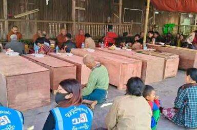 ဖားကန့် နွံကန်ပြိုကျမှု အနည်းဆုံး ၂၁ ဦး သေဆုံး၊   သတင်းနှင့် မီဒီယာ ကွန်ရက်။ ၂၀၂၅ ခုနှစ်၊ ဇန္နဝါရီလ ၁၄ ရက်။   ကချင်ပြည်၊ ဖားကန့်မြို့နယ်အတွင်းက ကျောက်စိမ်းတွင်းဟောင်း နွံကန်ပေါက်ကျမှုအတွင် သေဆုံးသွားသူများ အနက် ရုပ်အလောင်း ၂၁ လောင်း တွေ့ရှိပြီဟု ကူညီကယ်ဆယ်ရေး လုပ်နေသူများက ပြောသည်။   ဖားကန့်မြို့နယ်၊ ဆိမ့်မူ (ဆိုင်းတောင်) ကျေးရွာအုပ်စုထဲက စပေါ့ကျေးရွာတွင် ဇန္နဝါရီလ ၁၃ ရက်နေ့၊ နံနက် အစောပိုင်း ၁ နာရီအချိန်ခန့်က ကျောက်စိမ်းတွင်းဟောင်း နွံကန် ပေါက်ကျမှု ဖြစ်ပွားခဲ့သည်။   နွံကန်ပေါက်ကျမှု ဖြစ်စဉ်နှင့် ပတ်သက်၍ ဒေသခံတစ်ဦးက “ဖြစ်တာက ညအိပ်ချိန်ကြီးဆိုတော့ ဘယ်နှစ် ယောက် ဆိုတာမျိုး ပြောရခက်တယ်။ အိမ်တွေကအစ မြေကြီးအောက်ကို ရောက်သွားတဲ့ အိမ်တွေလည်း လေးငါးဆယ်ရှိတယ်။ ဒါတောင် ခန့်မှန်းပြောတာနော်။ အဲ့ထက်လည်း များနိုင်တယ်။ အလောင်းတွေကတော့ တချို့တော့ ရပြီ။ မြေကြီးအောက်ဆိုတော့ ရှာဖွေရေး လုပ်ဖို့ အရမ်းခက်တယ်။ ရသလောက်ထဲမှာ တော့ ကလေးက ၄ လောင်းပါတယ်။ ဒီနေ့မနက်ထိဆိုရင် ရထားတာ ၂၀ လောင်းရှိပြီ” ဟု ဇန္နဝါရီလ ၁၄ ရက်နေ့တွင် ပြောသည်။   ဇန္နဝါရီလ ၁၄ ရက်နေ့အထိ ရှာဖွေတွေ့ရှိထားသည့် ရုပ်အလောင်းများထဲတွင် ကလေးငယ် ၄ ဦး၏ အလောင်း များလည်း ပါရှိသည်ဟု မြေပြင်၌ ကူညီကယ်ဆယ်ရေး လုပ်နေသူများက ပြောသည်။   အဆိုပါ နွံကန်ပေါက်ကျမှုအတွင်း ဒေသခံပြည်သူများ၊ ရေမဆေးကျောက် ရှာဖွေသူများ ပေါက်ဆုံးနေပြီး အိမ် အလုံးရေ ၅၀ ထက်မနည်းလည်း မြေအောက်ရောက်သွားခဲ့သည်ဟု ဒေသခံများက ပြောသည်။   မြေပြင်တွင် ကူညီကယ်ဆယ်ရေး ဆောင်ရွက်ပေးသူနေတစ်ဦးကလည်း “သေဆုံးတာက လောလောဆယ် ခန့်မှန်းတာက တစ်ရာအထက်မှာ ရှိတယ်လို့လည်း ခန့်မှန်းနေကြတယ်။ အစုံပေါ့ ရေမဆေးတွေကော ကျောက် ဝယ် လောပန်းတွေကော‌ ဈေးသူဈေးသားတွေကော များတယ်ပေါ့။ အဲ့ဒီနားက ကျောက်ကျောလည်း ကောင်း တော့ အဲ့နားမှာ အုံကြတာလေ။ ကုမ္ပဏီ လုပ်ကွက်တွေကောပါမှာပေါ့” ဟု ပြောသည်။   ထိုနွံကန်မှာ ရတနာအဓိပတိ ကျောက်စိမ်းတူးဖော်ရေး ကုမ္ပဏီက တူးဖော်ခဲ့သည့် နွံကန်အဟောင်းနေရာ ဖြစ် သည်ဟု ဒေသခံများက ပြောသည်။ အဆိုပါ နွံကန်အဟောင်း၌ တွင်းအသစ်က မြေစာများ ပြန်ဖို့ရင်း မြေအလေး ချိန် မထိန်းနိုင်ဘဲ ယခုကဲ့သို့ ပေါက်ကျမှု ဖြစ်ပွားခဲ့ရခြင်း ဖြစ်သည်ဟု ဆိုကြသည်။   နွံကန်ပေါက်ကျမှု ဖြစ်ပွားခဲ့သည့် နေရာတွင် ကျောက်စိမ်းတူးဖော်မှုကို အလွန်အကျွံ ဆက်လက် တူးဖော်နေကြပြီး အနီးပတ်ဝန်းကျင်ရှိ လုပ်ကွက်များက မြေစာများ ဆက်တိုက်ဖို့နေကြသည်ဟု ဆိုသည်။   စပေါ့ကျေးရွာ ဒေသခံတစ်ဦးက “အဓိက ကတော့ စက်ယန္တရားကြီးတွေနဲ့ အလွန်အကျွံ တူးဖော်ကြလို့ ဖြစ်တာ ပါပဲ၊ နွံကန်ဘေးမှာ ပတ်ပတ်လည်က ကျောက်ိစမ်းကျောက မြေတွေ နွံကန်ထဲကို ဖို့လိုက်ကြတာပေါ့။ မြေစာ လည်း အဲ့ထဲပစ်ချတယ် အစက ရေကန်ပေါ့ကွာ နောက်ပိုင်း နွံကန်ဖြစ်သွားတယ်” ဟု ပြောသည်။   ယခုပေါက်ကျမှု ဖြစ်ပွားခဲ့သည့် စပေါ့ကျေးရွာရှိ နွံကန်မှာ ခန့်မှန်းခြေအားဖြင့် အကျာ် နှစ်ဧကခန့်ရှိပြီး အနက်ပေ ပေတစ်ထောင် ခန့်ရှိသည်။ ထို့အပြင် နွံကန်ပေါက်ကျမှု ဖြစ်ပွားခဲ့သည့်နေရာမှာ စစ်တပ်က အာဏာသိမ်းပြီး နောက် ကချင်လွတ်လပ်ရေးတပ်မတော် KIA က ထိန်းချုပ်ထားသည့် နေရာဖြစ်သည်။   ၂၀၂၄ ခုနှစ်၊ မတ်လ ၁၃ ရက်နေ့တွင်လည်း ဖားကန့်မြို့နယ်၊ အေးမြသာယာကျေးရွာအုပ်စုထဲက မနကျေးရွာရှိ ကျောက်စိမ်းလုပ်ကွက်ဟောင်း နွံကန်ပြိုကျမှုထဲတွင်လည်း ဒေသခံနှင့် ရေမဆေးသမား ၁၂ ဦးထက် မနည်း သေဆုံးခဲ့သေးသည်။  