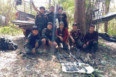 ဘော်လခဲတွင် စစ်ကောင်စီ ထောက်ပို့ စစ်ကြောင်း ကြားဖြတ်တိုက်ခံရ   သတင်းနှင့် မီဒီယာ ကွန်ရက်။ ၂၀၂၅ ခုနှစ်၊ ဇန်နဝါရီလ ၁၄ ရက်။     ကရင်နီပြည်၊ ဘော်လခဲမြို့နယ်၊ ဘော်လခဲဗျူဟာကုန်းသို့ ကျည်နှင့် ရိက္ခာများ သယ်ဆောင်လာသည့် အင်အား ၃၀ ပါ စစ်ကောင်စီယာဉ်တန်း ကြားဖြတ်တိုက်ခိုက်ခံရသည်ဟု မြေပြင်အရင်းအမြစ်များက ပြောသည်။   စစ်ဆင်ရေးအတွင်း စစ်ကောင်စီ တပ်ဖွဲ့ဝင် ၆ ဦး၏ အလောင်းများ တွေ့ရှိခဲ့သည့်အပြင် သေနတ် ၄ လက်၊ ခဲယမ်းနှင့် ရိက္ခာများကို ကရင်နီမဟာမိတ် တော်လှန်ရေးတပ်ပေါင်းစုများက သိမ်းဆီးရမိခဲ့သည်ဟု ဆိုသည်။   ဖားဆောင်း PDF ပြန်ကြားရေး တာဝန်ခံ တစ်ဦးက “ဘော်လခဲကနေ ထွက်လာတဲ့ စစ်ကောင်စီ စစ်ကြောင်းကို မိုင်းထန်နဲ့ ဝမ်မလန်းရွာကြားမှာ တပ်ပေါင်းစုကနေပြီးတော့ မိုင်းဆွဲတိုက်ခိုက်တာပေါ့နော်။ မြေပြင်မှာတော့ စစ်ကောင်စီရဲ့ အလောင်းတွေ့ရှိမှုကတော့ ၆ လောင်းပေါ့။ ဒါပေမယ့် လက်နက်ကြီးနဲ့ လှမ်းပစ်နေတော့ လုံခြုံ ရေးအရ နောက်ပြန်ဆုတ်လာတယ်ပေါ့” ဟု ပြောသည်။   ကရင်နီမဟာမိတ် တော်လှန်ရေး တပ်ပေါင်းစုများမှ ဇန္နဝါရီလ ၁၂ ရက်နေ့၊ နံနက်ပိုင်းတွင် စစ်ကောင်စီ ယာဉ် တန်းအား ပဒေသာမိုင်း အလုံး ၃၀ ဖြင့် ဝင်ရောက် တိုက်ခိုက်ခဲ့ခြင်း ဖြစ်သည်။   အလစ်အငိုက် တိုက်ခိုက်ခံရပြီးနောက် စစ်ကောင်စီ ယာဉ်တန်းမှာ အထိအခိုက် အကျအဆုံး များစွာဖြင့် ဘော်လခဲဗျူဟာကုန်းသို့ ဝင်ရောက်သွားသည်ဟု မြေပြင်အရင်းအမြစ်များက ဆိုသည်။   စစ်ကောင်စီတပ်များမှာ တပ်ရင်းအထိုင်စခန်းများ လက်မလွှတ်ရရေးအတွက် ၂၀၂၅ ခုနှစ် အစောပိုင်း ကတည်း က စဉ်ဆက်မပြတ် လက်နက်နှင့် လူအင်အား ဖြည့်တင်းနေကြသည့်အပြင် ထောက်ပို့လမ်းကြောင်းအတွက် လေကြောင်းကိုပါ အသုံးပြုနေသည်ဟု ဆိုသည်။   ဘော်လခဲခရိုင်တွင် ခလရ ၁၃၄၊ ၁၃၅ အပါအဝင် စစ်ကောင်စီ စခန်း ၄ ခုခန့်သာ ကျန်ရှိနေပြီး တော်လှန်ရေး အင်အားစုများ အနေဖြင့်လည်း အပြီးသတ် သိမ်းယူရန်အတွက် အခက်အခဲများစွာ ရှိသည်ဟု ဖားဆောင်း PDF ပြန်ကြားရေး တာဝန်ခံက ဆက်ပြောသည်။   “တပ်ရင်းတွေကို သိမ်းဖို့တော့ နည်းနည်းလေး အခက်အခဲ ရှိသေးတယ်ပေါ့။ ဘယ်လို အကြောင်းအရာကြောင့် လဲဆို တချို့ လိုအပ်ချက်လေးတွေ ရှိသေးလို့ပေါ့။ လိုအပ်တဲ့ အပိုင်းတွေရှိတယ်။ ခဲယမ်းကအစ လိုအပ်ချက် ရှိတယ်ပေါ့။”   ယနေ့ မြေပြင်အခြေအနေအရ ဘော်လခဲခရိုင်အတွင်း တိုက်ပွဲများငြိမ်သက်လျက် ရှိသော်လည်း မြို့စွန် နေရာ များတွင် စစ်ကောင်စီတပ်က ကင်းလှည့်နေပြီး မြို့တွင်းနေရာများကိုလည်း ရှောင်တခင် စစ်ဆေးနေသည် ဟု ဒေသခံများနှင့် မြေပြင်ရှိ စစ်ရေးသတင်း အရင်းအမြစ်များက ဆိုသည်။