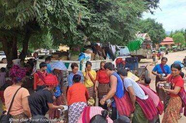 ရှမ်းတောင် စစ်ရှောင် ၂ သောင်းကျော်အတွက် အရေးပေါ် အကူအညီလိုအပ်နေ   သတင်းနှင့် မီဒီယာ ကွန်ရက်။ ၂၀၂၅ ခုနှစ်၊ ဇန္နဝါရီလ ၁၈ ရက်။   ရှမ်းပြည်တောင်ပိုင်းတွင် ခိုလှုံနေသည့် စစ်ဘေးရှောင် အယောက် ၂ သောင်းကျော်အတွက် အရေးပေါ် အကူအညီများ လိုအပ်နေသည်ဟု ဒေသတွင်း ကူညီဆောင်ရွက်ပေးနေသူများ က ပြောသည်။   ရှမ်းပြည်တောင်ပိုင်းတွင် ခိုလှုံနေသည့် စစ်ဘေးရှောင်ဦးရေ ၆ သောင်းခွဲကျော်ရှိပြီး ၎င်းတို့အနက် ၃ ပုံ ၂ ပုံခန့်မှာ စားနပ်ရိက္ခာ၊ သောက်သုံးရေ နှင့် ကျန်းမာရေး စောင့်ရှောက်မှု အကူအညီများ လိုအပ်နေကြခြင်း ဖြစ်သည်။   ရှမ်းတောင်ဒေသအတွင်း စစ်ဘေးရှောင်များကို ကူညီဆောင်ရွက်ပေးနေသည့် ပအိုဝ်းအမျိုးသား တစ်ဦးက “မဲနယ်တောင် လုံးဟီးဘက်မှာ တိုက်ပွဲဖြစ်ကတည်းက ရောက်လာတာဆိုတော့ တစ်နှစ်လောက် ရှိပြီလေ။ ကယားဘက်က လာတာတွေလည်း ၃ နှစ်ကျော်ပြီ။ ကြားထဲက အလုပ်လည်းမရှိ။ အလုပ်ကိုင်လေးရမှပဲ သူတို့ စားဝတ်နေရေး ပြေလည်မှာပါ။ ကြာပြီဆိုတော့ အလှူရှင်တွေလည်း နည်းပြီလေ” ဟု ပြောသည်။   စစ်ဘေးရှောင်များမှာ ကရင်နီပြည်အတွင်း ၂၀၂၃ ခုနှစ် နိုဝင်ဘာလ ၁၁ ရက်နေ့တွင် စတင်ခဲ့သည့် တစ်လေးလုံး စစ်ဆင်ရေးနှင့် ဟိုပုံးမြို့နယ်၊ မဲနယ်တောင်ဒေသ၌ ၂၀၂၄ ခုနှစ် ဇန္နဝါရီလအတွင်း ဖြစ်ပွားခဲ့သည့် တိုက်ပွဲများ ကြောင့် တိမ်းရှောင်လာရခြင်း ဖြစ်သည်။   စစ်ဘေးရှောင်များမှာ တောင်ကြီး၊ ညောင်ရွှေ၊ ပင်လောင်း၊ ကလော စသည့်မြို့နယ်များနှင့် တောတောင်များထဲ တွင် ခိုလှုံနေကြပြီး တောတောင်များ၌ နေထိုင်ကြသူများမှာ စားဝတ်နေရေးအတွက် ဟင်းသီးဟင်းရွက်များ ခူးရောင်းပြီး ရှာဖွေလုပ်ကိုင် စားသောက်နေကြရသည် ဟု နီးစပ်သူများက ပြောဆိုသည်။   စစ်ရှောင်များကို ကူညီပေးနေသူ တစ်ဦးက “တချို့က ကုန်စိမ်းရောင်းတဲ့နား နေ့စားလိုက်ကြတာပေါ့။ ပေးသ လောက်ပဲ ယူကြတာပေါ့။ စစ်ရှောင် အလုပ်မရှိ ဆိုတာသိတော့ ဈေးနှိမ်တယ်လေ။ စခန်းတွေမှာလည်း ထမင်း တစ်နပ် လျှော့စားနေရတယ်” ဟု ဆက်ပြောသည်။   အလားတူ ပင်လောင်းမြို့နယ် တောင်ပိုင်းတွင်လည်း ရေရှားပါးလာသည်ဖြစ်ရာ ဝါလီး၊ ဆောင်းပြောင်း၊ ထီဗွား၊ လိန့်ညား စသည့်ကျေးရွာများတွင် ခိုလှုံနေသည့် စစ်ဘေးရှောင်များအတွက် သောက်သုံးရေ ခက်ခဲသည့် ပြဿနာနှင့် ရင်ဆိုင်နေကြရသည်။   သောက်သုံးရေအတွက်လည်း ပေပါပုံး တစ်ပုံးလျှင် ၃,၀၀၀ ကျပ် ပေးဝယ်နေရပြီး ရေမသန့်ရှင်းမှုကြောင့် ကလေးအချို့မှာ အရေပြားယားယံခြင်းနှင့် ဝမ်းရောဂါများ ဖြစ်ပွားနေကြသည်ဟု ကူညီဆောင်ရွက်ပေးနေ သူများ က ဆိုသည်။   ပင်လောင်းမြို့နယ် တောင်ပိုင်းတွင် စစ်ရှောင်နေရသည့် အသက် ၄၀ အရွယ် စစ်ဘေးရှောင် အမျိုးသမီး တစ်ဦး က “ဒီနှစ်က ရေတော်တော်ရှားတယ်။ နွေတောင် မရောက်သေးဘူး။ မိုးရေလှောင်ထားတာ ကုန်ပြီလေ။ တစ်ပေပါဝယ်ရင် မိသားစုလိုက်ဆို တစ်ရက်တောင် မခံဘူး။ ရေသပ်သပ် လှူပေးတဲ့သူ ရှိစေချင်တယ်။ ရေနဲ့ ရိက္ခာက အဓိကပဲ” ဟု ပြောသည်။   ရှမ်းပြည်နယ် တောင်ပိုင်းအတွင်း ခိုလှုံနေကြသည့် စစ်ဘေးရှောင်များမှာ တောင်ကြီးမြို့နယ်တွင် အများဆုံး နေထိုင်ကြပြီး လက်ရှိ ဆောင်းရာသီကာလ၌ အအေးဒဏ်ကြောင့် ဝမ်းရောဂါများ ဖြစ်နေကြသည်ဟု ဆိုသည်။   သို့ဖြစ်ရာ တောင်ကြီးမြို့နယ်ရောက် စစ်ဘေးရှောင်များ အတွက်လည်း ဆေးအကူအညီနှင့် အနွေးအထည်များ၊ စောင်များ လိုအပ်လျက်ရှိသည်။   ရှမ်းပြည် တောင်ပိုင်းရောက် စစ်ဘေးရှောင်များအား စစ်ကောင်စီ လက်အောက်ခံ ထွေအုပ်ဦးစီးဌာန၊ အုပ်ချုပ် ရေးမှူးနဲ့ ရဲတပ်ဖွဲ့များက မကြာခဏ ရှောင်တခင် ဧည့်စာရင်းစစ်ခြင်း၊ အလှူခံပစ္စည်းများအပေါ် ခေါင်းပုံဖြတ်ခြင်း၊ ဖိအားပေး နေရပ်ပြန်ခိုင်းခြင်းများ လုပ်နေကြသည်ဟု စစ်ရှောင်များက ဆိုသည်။