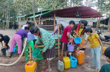 ဒီးမော့ဆို စစ်ရှောင် စခန်းများ ရေရှားမှု ကြုံ   သတင်းနှင့် မီဒီယာ ကွန်ရက်။ ၂၀၂၅ ခုနှစ်၊ ဇန္နဝါရီလ ၂၀ ရက်။   ကရင်နီပြည်၊ ဒီးမော့ဆိုမြို့နယ်အတွင်းရှိ စစ်ဘေးရှောင်စခန်း အများစုသည် ရေရှားပါးသည့် အခက်ခဲနှင့် ရင်ဆိုင် နေကြရသည်ဟု စစ်ဘေးရှောင်များနှင့် အကူအညီပေးနေသည့် အသင်းအဖွဲ့များက ပြောသည်။   ဒီးမော့ဆိုမြို့နယ် အတွင်းရှိ စစ်ဘေးရှောင်အများစုသည် ရေရရှိရန် ခက်ခဲသည့်အတွက် အကန့်အသတ်ဖြင့်သာ သုံးစွဲနေကြရသည်ဟု ကရင်နီလူသားချင်း စာနာထောက်ထားမှုအသင်း (KHT) မှ တာဝန်ရှိသူ ဦးရန်နှောင်ဟိန်းက ပြောသည်။   ၎င်းက “ကျနော်တို့ ရေ လုံလုံလောက်လောက် မဖြည့်ဆည်း ပေးနိုင်ဘူး ပေါ့နော်။ လူဦးရေများလာတဲ့ အခါကြ တော့ ကျနော်တို့ ရေသွားလှူတဲ့ အချိန်မှာ ကော်မတီ တစ်ဦးကတော့ သူပြောပြတယ် ပေါ့နော်။ တစ်ပတ်ကို ပုံးဝါ ပဲဆီပုံးနဲ့ တစ်ပတ်ကို ၃ ပုံး အဲ့လောက်ထိပဲ သုံးခွင့်ပေးတယ် ပေါ့နော်။ ရေမလုံလောက်တာနဲ့ ပတ်သက်ပြီး လို့ရှိရင် ကျနော်တို့ အဝတ်တွေ လျှော်တာတို့ ဘာတို့ ကျနော်တို့ ပိတ်ပင်လိုက်တယ် ပေါ့နော်။ အဝတ်လျှော်တာ ရေအဆင်ပြေမှ အလှူရှင်လာမှ အဝတ်လျှော်ခွင့် ပေးတာမျိုးတွေ ကျနော်တို့ လုပ်ပေး နေရတယ်ပေါ့နော်။ ပြီး တော့ဆိုရင် ကျနော်တို့ ပန်ကန်ဆေး ထမင်း၊ ဟင်းချက် အဲ့သလောက်လောက်ပဲ ကျနော်တို့ သုံးခွင့်ရှိတယ် ပေါ့။ အဲ့လိုမျိုး သုံးခွင့်ပေးတဲ့ ခါကြတော့ သူတို့ အတွက် ရေလုံလောက်မှုက အရမ်းကို ခက်ခဲတယ်” ဟု ပြောသည်။   ကရင်နီပြည်အတွင်းရှိ စစ်ဘေးရှောင်များအား အကူအညီပေးနေသည့် ကျေးလက်မြေအဖွဲ့မှ ဦးဇော်မင်းထိုက် က “လက်ရှိကရင်နီရဲ့ စစ်ဘေးရှောင်စခန်း တော်တော်များများပေါ့နော်။ အားလုံးတော့ မဟုတ်ဘူးပေါ့။ ရေရှား ပါးမှုကို ကြုံတွေ့လာရပြီ ဖြစ်ပါတယ်ဗျ။ တစ်ချို့တွေ ကြတော့ ရေချောင်းနဲ့ နီးတဲ့လူတွေ တစ်ချို့ ကြတော့ ရေတွင်း နက်နက်လေးတူးလို့ရတဲ့ နေရာတွေ ရှိတာပေါ့။ တစ်ချို့နေရာက လုံးဝကို ချောင်းရေလည်း မနီး၊ တွင်းရေလည်း မနီးတဲ့နေရာတွေ ဆိုတာလည်း ရှိတယ်ပေါ့နော်” ဟု ပြောသည်။   ဒီးမော့ဆို အရှေ့ခြမ်းသည် အနောက်ဖက်ခြမ်းထက် ရေရရှိရန် ပိုမိုခက်ခဲနေသည် ဟု ဦးရန်နှောင်ဟိန်းက ဆက် ပြောသည်။   “ကျနော်တို့ ဒီးမော့ဆို အရှေ့ခြမ်းဆိုရင် ကျနော်တို့ ရေအလှူရှင် ရှိရင်တောင်မှ ကျနော်တို့ သွားဖို့ အရမ်း ခက်ခဲ တယ်။ တစ်ခေါက် ကျနော် သွားဖူးတယ်။ ၂၀၀၀ ဂါလံကား နဲ့ပေါ့နော်။ အရမ်းကို ခက်ခဲတယ်။ တောင်က လည်း မတ်သလို ကျောက်အကြီးကြီးတွေလည်း ရှိတဲ့ခါကြတော့လေး လမ်းမှာ တောက်လျှောက် ဘီး ပေါက် တယ်။ တာယာတွေ ပွင့်ထွက်၊ ကွဲထွက် ကျနော်တို့ရေ ဟို့ဘက်ခြမ်းကို ရောက်ဖို့ အတွက်ကို ကျနော်တို့ မိုးချုပ် သွားတယ်။ လုံးဝ ခက်ခဲရင်တောင်မှ ဒီးမော့ဆို အနောက်ခြမ်းက ကျနော်တို့ အဆင်ပြေသေးတယ်ပေါ့နော်။ ဆိုင်ကယ်လေးနဲ့ သွားပြီး‌တော့ သွားတင်တာတို့ ဘာတို့ ရသေးတယ် ပေါ့နော်။ ဒါကတော့ အနည်းစုပါပဲ။ ဒီးမော့ဆို အရှေ့ခြမ်းကတော့ အဆိုးဆုံးပဲလို့ ကျနော် အနေနဲ့တော့ ပြောချင်တယ်။”   ရေပို့ဆောင်ခအတွက် ကားတစ်စီးလျှင် ၅၀,၀၀၀ ကျပ်နှင့် ထော်လာဂျီ တစ်စီးလျှင် ၂၀,၀၀၀ ကျပ် ပေးရသည် ဟု ဒီးမော့ဆို အနောက်ဘက်ခြမ်းရှိ စစ်ရှောင်စခန်းတစ်ခုမှ စစ်ရှောင်အမျိုးသမီးတစ်ဦးက ယခုကဲ့သို့ ပြောသည်။   “ဒီဖက်မှာတော့ ရေတော့ ရှားတယ်။ ဒါပေမဲ့ တစ်နေရာနဲ့ တစ်နေရာ မတူဘူး။ တစ်ချို့နေရာခါကြတော့ ရေလုံးဝမရှိဘူး။ ရေအဝေးက သယ်ယူရတာပေါ့နော်။ ကားနဲ့ သယ်ယူလို့ရှိရင် ရေက တစ်စီးကို ၅သောင်း ပေးရတယ်ပေါ့နော်။ ထော်လာဂျီနဲ့ဆိုရင် ၂သောင်း အဲ့လိုပေးရတယ်။ တစ်ချို့ခါကြ‌တော့ ကိုယ်ပိုင်စက်တွေရှိ တဲ့လူခါကြ ကိုယ့်ကို ရေရှိတဲ့နေရာထိ သွားသယ်ယူ ရတာရှိတယ်။”   ရေသွားသယ်သည့် နေရာမှ စစ်ဘေးရှောင်ရှိသည့်နေရာကို နေ့တစ်ပိုင်း ကြာမောင်းပို့ရသည့် အနေအထားတွင် ရေ၏တန်ဖိုးမှာ အနည်းဆုံး ကျပ် ၁ သိန်းဖြစ်ပြီး ၁,၀၀၀ ဂါလံလျှင် ကျပ် ၂သိန်းမှ ၃သိန်းအထိ ပေးရသည် ဟု ဦးရန်နှောင်ဟိန်းက ဆိုသည်။   ကရင်နီပြည် ဒီးမော့ဆိုမြို့နယ်ရှိ နေရာအများစုသည် နိုဝင်ဘာလမှ စတင်၍ ရေရှားပါးသည့် ပြဿနာကို စတင် ကြုံတွေ့လာကြခြင်း ဖြစ်သည်။   ယခုနှစ်သည် ပြီးခဲ့သည့်နှစ်ကထက် စစ်ရှောင်လူဦးရေ ပိုများလာပြီး စက်သုံးဆီးဈေးနှုန်း မြှင့်တက်လာမှုများ ကြောင့် သောက်သုံးရေ အခက်အခဲက ပိုမိုဆိုးရွားနေသည်ဟု ကရင်နီလူသားချင်း စာနာထောက်ထားမှု အသင်း (KHT) က ဆိုသည်။   စစ်ရှောင်များအား ကူညီပေးသည့် အသင်းအဖွဲ့များမှ သောက်သုံးရေ လှူဒါန်းမှုများကို လုပ်ပေးနေကြသော်လည်း စစ်ရှောင် စခန်းများလည်း ပိုမိုတိုးလာသည့်အတွက် လိုအပ်သူ အားလုံးဆီ မရောက်နိုင်သေးဘူးဟု အကူအညီ ပေးနေသူများက ဆိုသည်။   စစ်ဘေးရှောင် အများစုသည် ရေရှားပါသည့် အခက်အခဲအပြင် နေ့စဉ် အလုပ်အကိုင် မရှိသည့်အတွက် စားဝတ် နေရေးနှင့် ငွေရေးကြေးရေးဘက်၌လည်း ခက်ခဲနေကြသည်ဟု စစ်ရှောင်များက ပြောသည်။   ဓါတ်ပုံ - Zaw Min Htike