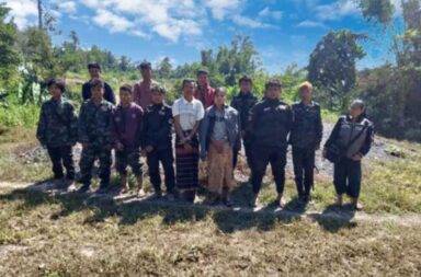 KTLA တပ်စခန်း ၅ ခုကို KNU က ဝင်ရောက်ရှင်းလင်းပြီးလူနှင့် လက်နက်များကို သိမ်းဆည်း။   သတင်းနှင့်မီဒီယာ ကွန်ရက်။ ၂၀၂၄ ခုနှစ်၊ ဒီဇင်ဘာလ ၂၂ ရက်။   ထားဝယ်မြို့နယ် အရှေ့တောဒေသမှ ဟိန္ဒားကျေးရွာအုပ်စုအတွင်းရှိ ကော်သူးလေတပ်မတော် KTLA ၏စခန်း ၅ ခုကို KNU က ဝင်ရောက်ရှင်းလင်းခဲ့သည်ဟု တာဝန်ရှိသူက ပြောသည်။   အဆိုပါ တပ်စခန်းများကို ဝင်ရောက်ရှင်းလင်းပြီးနောက် KTLA တပ်ဖွဲ့ဝင်များနှင့် လက်နက်ခဲယမ်းများကိုပါ သိမ်းဆည်းရရှိခဲ့သည်ဟု KNU တပ်မဟာ ၄ မြိတ် - ထားဝယ်ခရိုင်၏ အတွင်းရေးမှူး ပဒိုစောအယ်နားက ပြောသည်။   ဒီဇင်ဘာလ ၁၉ ရက်နေ့တွင် ဖြစ်ပွားခဲ့သည့် နယ်မြေရှင်းလင်းမှုအတွင်း ကော်သူးလေတပ်မတော်မှ KTLA တပ်ဖွဲ့ဝင် ၁၃ ဦးကို ဖမ်းဆီးရမိခဲ့ပြီး လက်နက် ၁၃ လက်ကို သိမ်းဆည်းရမိခဲ့သည်။   ဖမ်းဆီးရမိထားသူ KTLA ၁၃ ဦးကို KNU တပ်မဟာဌာနချုပ်ကို ပြန်လည်လွဲအပ်ထားပြီး လုပ်ထုံးလုပ်နည်းများ အတိုင်း အရေးယူဆောင်ရွက်သွားမည်ဟု ရှင်းလင်းရာတွင်ပါဝင်ခဲ့သည့် KNU တပ်ဖွဲ့ဝင်တစ်ဦးက ဆိုသည်။   KTLA တပ်ဘက်မှ KNU/KNLA တပ်ဖွဲ့ဝင်များကို ရန်သူသဖွယ်သတ်မှတ်ပြီး မကြာခဏ လုပ်ကြံသတ်ဖြတ်မှု၊ ခြုံခိုပစ်ခတ်တိုက်ခိုက်မှု၊ ဖမ်းဆီးမှုများ လုပ်နေသဖြင့် KNUတပ်ဖွဲ့မှ နယ်မြေရှင်းလင်းရခြင်း ဖြစ်ကြောင်း ဆိုသည်။   ပဒိုစောအယ်နာက “KTLA တပ်ဖွဲ့တွေက ဘုံရန်သူဖြစ်တဲ့ စစ်ကောင်စီတပ်ကို တိုက်ခိုက်တာမရှိဘဲ KNU/KNLA တပ်ဖွဲ့ဝင်တွေကို မကြာခဏ လုပ်ကြံတိုက်ခိုက်နေတာကြောင့် KNU နယ်မြေအတွင်းကနေ ရှင်းလင်းပစ်တာပါ” ဟု ပြောသည်။   ထားဝယ်ခရိုင် အတွင်း ဗိုလ်အယ်ခွီး (ကော်လာဖိုး) ဦးဆောင်သည့် ကော်သူးလေ တပ်မတော် တပ်ဖွဲ့ဝင်များနှင့် KNU တပ်မဟာ ၄ တို့အကြားတွင် ပြီးခဲ့သည့် ၂၀၂၃ နှစ်ဆန်းပိုင်းမှ စတင်ပြီး နှစ်ဖက်အခြေအနေများ တင်းမာနေခဲ့သည်ဟု ပဒိုစောအယ်နာက ဆိုသည်။   နောက်ပိုင်းတွင် နှစ်ဖက်တိုက်ပွဲများ၊ စခန်းသိမ်းခြင်းများနှင့် ချုံခိုပစ်ခတ်ခဲ့သည့် ဖြစ်စဥ်များကြောင့် နှစ်ဘက်စလုံးတွင် အရာရှိများ အပါအဝင် တပ်ဖွဲ့ဝင်များ သေဆုံးခြင်း၊ ထိခိုက်ဒဏ်ရာရခြင်းများ ရှိခဲ့ကြသည်။   ဒီဇင်ဘာလ ၈ ရက်နေ့ကလည်း KNLA တပ်ရင်း(၁၂) တပ်ခွဲ ၄ က ဒုတပ်ခွဲမှူး စောဖားဂျိုးကို KTLA တပ်ရင်း(၃) ဒုတပ်ရင်းမှူး ဗိုလ်ဒါးကေနှင့် အဖွဲ့က ပစ်ခတ် သတ်ဖြတ်ခဲ့ခြင်းကြောင့် နှစ်ဘက်အခြေအနေ ပိုတင်းမာနေခဲ့သည်။   ထိုသို့ ပစ်ခတ်သတ်ဖြတ်ခဲ့ပြီးနောက် ၁၁ ရက်အကြာ ဒီဇင်ဘာ ၁၉ ရက်နေ့တွင် ဖြစ်ပွားခဲ့သည့် နယ်မြေရှင်း မှုမှာလည်း စောဖားဂျိုးပစ်သတ်ခံရသည့် ဖြစ်စဥ်၏ နောက်ဆက်တွဲ အခြေအနေဖြစ်ကြောင်း ဒေသခံများက သုံးသပ်နေကြသည်။   ထားဝယ်ခရိုင်အတွင်း ဒီဇင်ဘာလ ၁၉ ရက်နေ့တွင် KNU တပ်မဟာ (၄)၊ KNLA တပ် နှင့် ကော်သူးလေ တပ်မတော် ဆာကဆော တပ်မတို့ နှစ်ဖက်တွေ့ တိုက်ပွဲဖြစ်ပွားခဲ့သည်မှာ မှန်ကန်ကြောင်း KTLA ကလည်း ဒီဇင်ဘာလ ၂၀ ရက်နေ့ နံနက်ပိုင်းတွင် ထုတ်ပြန်ထားသည်။   အဆိုပါ ထုတ်ပြန်ချက်အတွင်း ကရင်အမျိုးသား တော်လှန်ရေး တပ်ဖွဲ့ အချင်းချင်း ပဋိပက္ခတွင် အခြားသော တော်လှန်ရေး လက်နက်ကိုင် အင်အားစု အဖွဲ့အစည်းများနှင့် မသက်ဆိုင်ကြောင်း၊ ကြားနေ ဝင်ရောက်စွက်ဖက် ခြင်း မလုပ်ကြရန် ရေးသားထားသည်။   ထို့အပြင် ကရင်တော်လှန်ရေးတပ် အချင်းချင်း ဖြစ်ပွားနေသည့် ပြဿနာများကို ၎င်းတို့ကိုယ်တိုင် ဆုံးဖြတ်ဖြေရှင်းသွားမည်ဟု ထုတ်ပြန်ချက်တွင် ဖေါ်ပြထားသည်။