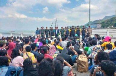 စစ်ကောင်စီက ဖမ်းဆီးသွားသူများကို မြိတ်ဘက်ရှိ လေ့ကျင့်ရေးတပ်သို့ ပို့ဆောင်။   သတင်းနှင့်မီဒီယာ ကွန်ရက်။ ၂၀၁၄ ခုနှစ်၊ ဒီဇင်ဘာလ ၂၂ ရက်။   ကော့သောင်းလှေဆိပ်မှ ခလရ ၂၆၂ တပ်ရင်းထဲသို့ ဖမ်းဆီးခေါ်ဆောင်သွားသည့် အမျိုးသားများကို မြိတ်ဘက်ရှိ လေ့ကျင့်ရေးတပ်ထံ ရေလမ်းခရီးမှ တဆင့် ပို့ဆောင်လိုက်သည်ဟု မိသားစုဝင်များကပြောသည်။  ရနောင်း လဝက အချုပ်ခန်းမှ ကော့သောင်းလှေဆိပ်သို့ ဒီဇင်ဘာလ ၁၈ ရက်နေ့ မွန်းလွဲပိုင်းတွင် နေရပ် ပြန်ပို့ ခံရသူ ၂၁၉ ဦးထဲမှ အမျိုးသမီး ၁၈ ဦးကလွဲ၍ အမျိုးသားများ အားလုံးကို စစ်ကောင်စီက ကော့သောင်းမြို့နယ် အခြေစိုက် ခလရ ၂၆၂ တပ်ရင်းကို ဖမ်းဆီးခေါ်ဆောင်သွားခဲ့ခြင်း ဖြစ်သည်။   အသက် ၃၅ ခန့်အရွယ် မိသားစုဝင်တစ်ဦးက “စစ်မှုထမ်းရမယ်လို့ ပြောတယ်တဲ့။ လုံးဝထုတ်မရဘူး။ အရင် အခေါက်တွေ တုန်းကတော့ သိန်းနှစ်ဆယ် - သုံးဆယ်ပေးပြီး ထုတ်လို့ရသေးတယ်။ အခုက သိန်းငါးဆယ် ခြောက်ဆယ် ပေးပြီးရွေးတာ မရဘူး။ မြိတ်ကိုပို့လိုက်ပါပြီ” ဟု ပြောသည်။   အသက်ကြီးပိုင်း ၂ဦးကို ဖယ်ထုတ်ပြီး ကျန်သည့်အမျိုးသား ၁၉၉ ဦးကို တပ်ရင်းတွင် ဆေးစစ်ချက် ပြုလုပ်ပြီး နောက် မြိတ်ဘက်သို့ ပို့ဆောင်ခဲ့ခြင်းဖြစ်ကြောင်း မိသားစုဝင်တစ်ဦးက ဆိုသည်။   တပ်သားသစ်အဖြစ် စုဆောင်းခံရသူများကို သင်တန်းအချိန်ကာလ ၁ လ ပို့ချပေးမည် ဖြစ်ပြီး ၂ နှစ်အကြာ စစ်မှုထမ်းရမည်ဟု ပြောဆိုကာ ဒီဇင်ဘာလ ၂ဝ ရက်နေ့ ညနေပိုင်းက မြိတ်ဘက်ကို ရေလမ်းခရီးဖြင့် ပို့ဆောင်လိုက်ခြင်း ဖြစ်သည်ဟု ဆိုသည်။   စစ်မှုထမ်းရန် မြိတ်ဘက်သို့ ခေါ်ဆောင်သွားခြင်း ခံရသူများအထဲတွင် အသက် ၃၅ နှစ်ကျော်သည့် အမျိုးသားများလည်း ပါရှိနေပြီး စစ်ကောင်စီ၏ စစ်မှုထမ်း ဥပဒေတွင် သတ်မှတ်ထားသော အသက်အရွယ် ကန့်သတ်ချက်ထက် ကျော်လွန်နေသည်။   ယခင်အကြိမ်များ၌ ခလရ ၂၆၂ တပ်ရင်းထဲ၌ မိသားစုဝင်များက တစ်ဦးကို အနည်းဆုံး ဘတ် ၂ သောင်း ဝန်းကျင်အထိ ပေးပြီး ရွေးထုတ်ယူ၍ ရကြောင်း ပြန်လည် လွတ်မြောက်လာသူများ၏ ပြောပြချက်အရ သိရသည်။   လက်ရှိတွင် စစ်မှုထမ်းအဖြစ် စုဆောင်းခံရသူများ၏ မိသားစုဝင်များမှာ ငွေကြေးပေး၍ ထုတ်ယူသော်လည်း မရသည့်အတွက် စိုးရိမ်ပူပန်နေကြသည်။ 