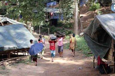 တစ်ပူပေါ် တစ်ပူဆင့် ဒုက္ခပင်လယ်ဝေနေတဲ့ ကရင်နီစစ်ရှောင်များ၏ ဘဝ
