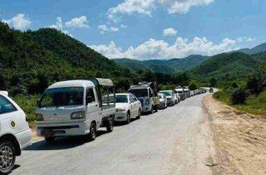ငလျင် ထူထောင်ရေး အဖွဲ့အစည်းများအား စစ်ကောင်စီ စစ်ဆေးမှု တင်းကြပ်   သတင်းနှင့် မီဒီယာ ကွန်ရက်။ ၂၀၂၅ ခုနှစ်၊ ဧပြီလ ၉ ရက်။   ရှမ်းပြည် တောင်ပိုင်းရှိ ငလျင်ဘေးသင့်ဒေသများတွင် ပြန်လည်ထူထောင်ရေး ဆောင်ရွက်နေသည့် အဖွဲ့အစည်း များကို စစ်ကောင်စီတပ်များက အစစ်အဆေး တင်းကြပ်နေသည်ဟု ပရဟိတအသင်းဝင် အချို့က ပြောသည်။   ငလျင်ဘေး ကူညီဆောင်ရွက်သူများကို ဖုန်း၊ တက်ပလက်၊ ကွန်ပြူတာများဖြင့် တိုက်ဆိုင်စစ်ဆေးပြီး စစ်မှုထမ်း စာရင်းပါ/မပါ စစ်ဆေးခြင်း၊ လှူဒါန်းထားသည့် ပစ္စည်းများအပေါ် ငွေကြေးတောင်းခံခြင်းများ လုပ်နေခြင်း ဖြစ်သည်။   ကလောဒေသတွင်း ငလျင်ဘေး ပြန်လည်ထူထောင်ရေး ကူညီဆောင်ရွက်နေသူ တစ်ဦးက “ပိုက်ဆံကတော့ ဂိတ် တိုင်း ပေးရတယ်။ အရင်ကတော့ ပင်မဂိတ်ကြီးတွေပဲ တောင်းတာ။ အခုက ဂိတ်တိုင်းမှာ တောင်းနေတာ။ ပစ္စည်းတွေ ဖောက်စစ်တယ်။ ဘာမှမပါမှန်းလည်း သိရော တောင်းတော့တာပဲ။ အလှူရှင်တွေမှာ ပစ္စည်း ပြန် ထုတ်ပိုးရတာနဲ့ နှောင့်နှေးကြန့်ကြာမှု ဖြစ်ကုန်ရော” ဟု ပြောသည်။   လက်ရှိ တောင်းရမ်းနေသည့် ဂိတ်များမှာ ပင်းတယ - ရွာငံမြို့လမ်းတစ်လျှောက်ရှိ ဂိတ်များ၊ တောင်ကြီး - အင်းလေး (အင်းလေးကန်ပတ်လမ်း အနောက်လမ်း၊ အရှေ့လမ်း) လမ်းတစ်လျှောက်ရှိ ဂိတ်များ ဖြစ်ပြီး အိမ်စီးကားများကိုပါ တောင်းရမ်းနေခြင်း ဖြစ်သည်ဟု ဆိုသည်။   ထို့အပြင် ပရဟိတအဖွဲ့များမှ လှူဒါန်းထားသည့် ပစ္စည်းများအား ၎င်းတို့မှ လှူဒါန်းထားသယောင် ဓါတ်ပုံရိုက်ယူ ခြင်း၊ ကယ်ဆယ်ရေး လုပ်နေသည့် အဖွဲ့များကြားတွင် ရောယောင်၍ ကယ်ဆယ်ရေး လုပ်နေသယောင် ဟန်ရေး ပြခြင်းများလည်း ပြုလုပ်နေသည်ဟု ဆိုကြသည်။   ပရဟိတအဖွဲ့အစည်း တာဝန်ခံများ အနေဖြင့် အဆိုပါ လုပ်ရပ်များမှာ ၎င်းတို့အတွက် ထိခိုက်မှု မရှိသော်လည်း စစ်မှုထမ်းအတွက်ပါ တိုက်ဆိုင် စစ်ဆေးနေခြင်းကြောင့် အသက်အရွယ် အကျုံးဝင်နေသည့် လူငယ်များ အနေဖြင့် သတိ ဝိရိယ ရှိကြရန် ဌာနဆိုင်ရာနှင့် နီးစပ်သည့် ဒေသတွင်း ငလျင်ဘေး ကူညီဆောင်ရွက်နေသူ တစ်ဦးက တိုက်တွန်း သည်။   “တက်ပလက် စစ်တာက မြင်းကျဒိုးပြီး နောက်တစ်ဂိတ်။ ဘယ်ဖက်မှာ သူတို့ စခန်းကြီးကြီး ရှိတယ်။ အဲမှာ X-Ray လည်း ဖြတ်ရတယ်။ လူငယ်တွေဆို သေချာကို စစ်တာ။ ပေးရတာတော့ သောင်းဂဏန်းပဲ။ ဒါပေမယ့် လှူဖွယ်ပစ္စည်းပေါ် ထပ်ကောက်ရင်တော့ သိန်းဂဏန်း အသာလေးပဲ။”   အလားတူ ၂၀၂၄ ခုနှစ် စက်တင်ဘာလ၊ ရေဘေးကြုံခဲ့ရစဉ်သည့် အချိန်များတွင်လည်း စစ်ကောင်စီတပ်များက ဟိုပုံးမြို့နယ်၊ မဲနယ်တောင်တစ်ကြောနှင့် ညောင်ရွှေမြို့နယ်၊ အင်းလေးဒေသများ၌ လှူဖွယ်ပစ္စည်းများအပေါ် ငွေကြေးကောက်ခံခြင်းများ ပြုလုပ်ခဲ့သေးသည်။   ရှမ်းပြည် တောင်ပိုင်းရှိ ကလော၊ အောင်ပန်း၊ အင်းလေး စသည့်ဒေသများတွင် ယခင်က ရေဘေးကြုံခဲ့ဖူးသည့် အပြင် ၂၀၂၅ ခုနှစ်တွင်လည်း ငလျင်ဘေးကြောင့် လူနေအိမ် ထောင်ချီ ပျက်စီးခဲ့ရသည် ဖြစ်ရာ လက်ရှိ ပြန်လည် ထူထောင်ရေး ကာလအတွက် အကူအညီများ ပိုမိုလိုအပ်လျက်ရှိသည်။