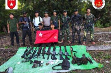 တနင်္သာရီတိုင်းအတွင်း ပျူစောထီးစခန်းတစ်ခုအား လက်နက်ကိုင်အဖွဲ့တစ်ဖွဲ့က ဝင်တိုက်၊ ပျူစောထီးခေါင်းဆောင် သေဆုံး   သတင်းနှင့် မီဒီယာ ကွန်ရက်။ ၂၀၂၅ ခုနှစ်၊ ဧပြီလ ၁၈ ရက်နေ့။   တနင်္သာရီတိုင်း၊ ဘုတ်ပြင်းမြို့နယ် အတွင်းရှိ ပျူစောထီး စခန်းအား လက်နက်ကိုင်အဖွဲ့တစ်ဖွဲ့မှ ဝင်ရောက်တိုက်ခိုက်ခဲ့ရာ ပျူစောထီးခေါင်းဆောင် တစ်ဦး သေဆုံးသွား သည်ဟု ရွာသားများက ပြောသည်။   တောင်ငယ်ကျေးရွာအခြေစိုက် ရွှေဂဲညိုကျေးရွာမှ အသက် ၄၀ နှစ်အရွယ် ပျူစောထီးခေါင်းဆောင် ဦးဌေးဝင်းမှာ လှည့်ကင်းလှည့်လည်ရန် ဆောင်ရွက်နေစဥ် ဧပြီလ ၁၆ ရက်နေ့၊ နံနက် ၃နာရီ အချိန်က သေနတ်ဖြင့် ပစ်ခတ်ခံရပြီး ပွဲချင်းပြီး သေဆုံးသွားခြင်း ဖြစ်သည်။   အသက် ၅၀ ခန့် အရွယ် ရွာသားတစ်ဦးက “ပျူစောထီးအဖွဲ့ကို လက်နက်ကိုင်ဆောင်ထားတဲ့ အဖွဲ့ကပစ်တာ အချက်ပေါင်း မနည်းဘူး၊ ပျူစောထီးခေါင်းဆောင် တစ်ယောက်ကိုပဲ ရွေးပြီးပစ်သွားတာ၊ ကျန်တဲ့ ပျူစောထီး တွေက လက်နက်ထားပြီး ထွက်ပြေးသွားကြတယ်။ ပစ်တဲ့အဖွဲ့က ပြန်သွားတဲ့အချိန် သေနတ် ၁၀ လက်ကို လည်း သိမ်းယူသွားတယ်” ဟု ပြောသည်။   ယင်းပစ်ခတ်မှုကို တနင်္သာရီမြို့နယ် ပြည်သူ့ကာကွယ်ရေးအဖွဲ့ (ပ.က.ဖ) တိုက်ခိုက်ရေးအဖွဲ့ မှ ဝင်ရောက် ရှင်းလင်းပစ်ခတ်ခဲ့ခြင်း ဖြစ်ကြောင်း ဧပြီလ ၁၇ ရက်နေ့ နံနက်ပိုင်းတွင် ထုတ်ပြန်ထားသည်။   ပြည်သူ့ကာကွယ်ရေးအဖွဲ့မှ တပ်ဖွဲ့ဝင်တစ်ဦး ပေါင်တွင် ကျည်ရှပ်ထိမှန် (မစိုးရိမ်ရ) ဒဏ်ရာရရှိခဲ့ပြီး ပြန်လည် ဆုတ်ခွာနိုင်ခဲ့ကြောင်း ဆိုသည်။   ပစ်ခတ်ရှင်းလင်းခဲ့စဥ် AK - ၅ လက်၊ ကာဘိုင် - ၁ လက် ၊  M 16 - ၃ လက် ၊ 79 -  ၁ လက်နှင့်အတူ 40 mm ကျည် ၅ လုံး ၊ M 16 ကျည် ၂၀ ထောင့်၊ ကာဘိုင်ကျည် ၇ထောင့် ၊ အီကွေးမင်း - ၁  စုံ ၊ M 16 ကျည်ဘောက် ၂ ခု၊ စကားပြောကြောင်း စက် ၁ လုံး နှင့်ဆက်စပ်ပစ္စည်းများ သိမ်းဆည်းရမိခဲ့ကြောင်း ထုတ်ပြန်ချက်အတွင်း ဖေါ်ပြထားသည်။   ပျူစောထီးခေါင်းဆောင် ဦးဌေးဝင်းသည် ဘုတ်ပြင်းမြို့နယ် တောင်ငယ်ကျေးရွာဇာတိဖြစ်ပြီး ၂၀၂၄ ခုနှစ် နှစ် အလယ်ပိုင်းတွင် ရွှေဂဲညိုကျေးရွာသို့ ပြောင်းရွှေ့ကာ တာဝန်‌ထမ်းဆောင်နေပြီး ငါးဖမ်းလှေများကို ဆက်ကြေးကောက်ခံသူ တစ်ဦးဖြစ်သည်။   အလားတူ ညအချိန် အပြင်မထွက်ရန် ရွာသားများအား ခြိမ်းခြောက်အမိန့်ထုတ်သူလည်း ဖြစ်သည်ဟု ရွာသားများက ဆိုသည်။   ပျူစောထီး ခေါင်းဆောင်၏ ရုပ်အလောင်းကို ဘုတ်ပြင်းမြို့ဆေးရုံသို့ လှေဖြင့်သယ်ယူသွားသည်ဟု နီးစပ်သူများ က ဆိုသည်။   ဘုတ်ပြင်းမြို့နယ်အတွင်း စစ်ကောင်စီ လက်အောက်ခံ ပျူစောထီး အင်အားကောင်းသည့် ကျေးရွာများထဲတွင် ရွှေဂဲညိုရွာနှင့် ချောင်းကဖီး‌ကျေးရွာ ပါဝင်သည်။