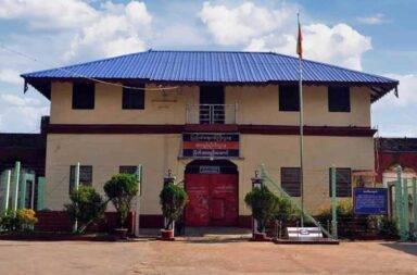 မြိတ်အကျဉ်းထောင်မှ လွှတ်ပေးသူများတွင် နိုင်ငံရေး အကျဉ်းသား မပါ   သတင်းနှင့် မီဒီယာ ကွန်ရက်။ ၂၀၂၅ ခုနှစ်၊ ဧပြီလ ၁၈ ရက်။   မြိတ်ခရိုင်၊ မြိတ်မြို့ရှိ မြိတ်အကျဉ်းထောင်မှ လွတ်မြောက်လာသူများထဲတွင် နိုင်ငံရေး အကျဉ်းသား တစ်ဦးမှ ပါရှိခြင်းမရှိဟု အကျဉ်းဦးစီးနှင့် နီးစပ်သူများက ပြောသည်။   မြိတ်မြို့ရှိ အကျဥ်းထောင်မှ မြန်မာနှစ်ဆန်းတစ်ရက်နေ့က နိုင်ငံတော်စီမံ အုပ်ချုပ်ရေး ကောင်စီ၏ အမိန့် အမှတ် (၃၁/ ၂၀၂၅)အရ အကျဉ်းသားများ လွတ်ငြိမ်းချမ်းသာခွင့်ရရှိခဲ့သော်လည်း နိုင်ငံရေး အကျဥ်းသား တစ်ဦးမျှ ပါဝင်လွတ်မြောက်ခဲ့ခြင်း မရှိကြောင်း အကျဥ်းဦးစီးဌာန တာဝန်ရှိသူတစ်ဦးက ပြောသည်။   မြိတ်အကျဉ်းထောင် ၌ ပြစ်ဒဏ်ကျခံနေသည့် အကျဉ်းသား ၁၄ ဦး၊ အကျဉ်းသူ ၃ ဦးနှင့် မြိတ်မြို့နယ် စန္ဒဝတ် ကျေးရွာအုပ်စု ကျောက်ဖြူတောင်ကျေးရွာ ကျောက်ဖြူတောင် ကျောက်ထုတ်လုပ်ရေး စခန်းမှ အကျဉ်းသား ၁၅ ဦး၊ စုစုပေါင်း ၃၂  ဦးအား ရာဇဝတ်ကျင့်ထုံး ဥပဒေပုဒ်မ ၄၀၁၊ ပုဒ်မခွဲ (၁) အရ လွတ်ငြိမ်းချမ်းသာခွင့် ရရှိ၍ ပြန်လည် လွှတ် ပေးခဲ့ကြသည်။   ကံမော်ကျေးရွာမှ အသက် ၅၀ ခန့်အရွယ် နိုင်ငံရေးအကျဥ်းသား တစ်ဦး၏ ဖခင်ဖြစ်သူက “အရင် လွတ်ငြိမ်းတွေ မှာ မပါတော့ ဒီတပတ်တော့ နိုင်ကျဥ်းတွေလည်း ပါတယ်လို့ ကြားရလို့ အလုပ်တွေ ပစ်ထားပြီး လာစောင့်နေ တာ၊ အခုတော့ နိုင်ကျဥ်းတွေ မပါပြန်ဘူးဗျာ၊ ပင်လယ်ဘက်ကနေ အပြေးအလွှားလာ စောင့်နေရတာ၊ အမှုက နိုင်ငံရေးအမှု ၅၀၅-က နဲ့ မတရားစွပ်စွဲခံနေရတာပါ” ဟု ပြောသည်။   စစ်ကောင်စီမှ ရာဇဝတ်ကျင့်ထုံး ဥပဒေပုဒ်မ ၄၀၁၊ ပုဒ်မခွဲ (၁) အရ ကျခံဖို့ကျန်ရှိသည့် ပြစ်ဒဏ်၏ ခြောက်ပုံ တစ်ပုံကို လွတ်ငြိမ်းချမ်းသာခွင့် ပြုကြောင်း ဧပြီလ ၁၇ ရက်နေ့၊ နံနက်ပိုင်းတွင် ထုတ်ပြန်ခဲ့သည်။   တစ်နိုင်ငံလုံး၌ရှိသည့် အကျဥ်းထောင်များမှ အကျဥ်းသားနှင့် အကျဥ်းသူ ၄၈၉၃ ဦးကို လွတ်ငြိမ်းခွင့်ထဲတွင် ပါဝင်သည်ဟု ထုတ်ပြန်ချက်တွင် ဖေါ်ပြထားသည်။   ထို့အပြင် နိုင်ငံခြားသား အကျဉ်းသား၊ အကျဉ်းသူ ၁၃ ဦးကိုလည်း ပြစ်ဒဏ်လွတ်ငြိမ်းခွင့် ပြုပြီး ပြည်နှင်ဒဏ်ပေး လိုက်ကြောင်း စစ်ကောင်စီက ထုတ်ပြန်ထားသည်။   အလားတူ ထားဝယ်အကျဥ်းထောင်မှ အကျဥ်းသား၊ အကျဥ်းသူ ၂၃ ဦးကို လွှတ်ပေးခဲ့ရာတွင်လည်း  နိုင်ငံရေး အကျဉ်းသားတစ်ဦးသာ ပါဝင်ခဲ့ကြောင်း နီးစပ်သူများက ဆိုသည်။   လွတ်မြောက်လာသူ အားလုံးနီးပါးမှာ ခိုးမှု၊ လုယက်မှု အပါဝင် ရာဇဝတ်မှုများနှင့် ထောင်ကျနေကြသူများ ဖြစ်ကြကြောင်း အကျဥ်းသား မိသားစုဝင်တစ်ဦးက ဆိုသည်။   ထားဝယ် အကျဉ်းထောင်မှ လွတ်မြောက်လာသည့် နိုင်ငံရေး အကျဥ်းသား တစ်ဦးမှာ ၅၀၅ - က ပုဒ်မဖြင့် ထောင်ကျခံနေရသည့် ကိုကျော်သူရ‌အောင် ဖြစ်ပြီး လွတ်မြောက်ရက် နီးကပ်နေသူ တစ်ဦးဖြစ်သည်။   နိုင်ကျဉ်း ကိုကျော်သူရအောင်မှာ မေလ အတွင်း၌ လွတ်ရက်စေ့ကာ လွတ်မြောက်တော့မည့် အကျဉ်းသား တစ်ဦး ဖြစ်သည်။   စစ်ကောင်စီက နိုင်ငံတစ်ဝန်းရှိ အကျဥ်းထောင်များမှ အကျဥ်းသား၊ အကျဉ်းသူများကို လွတ်ငြိမ်းခွင့်ပြုရာတွင် နိုင်ငံရေးအကျဥ်းသား ပါဝင်မှု အလွန်နည်းသည့်အပြင် အချို့သော အကျဉ်းထောင်များတွင် နိုင်ငံရေး အကျဉ်းသားများ လုံးဝ မပါဝင်ကြောင်း မြန်မာနိုင်ငံလုံးဆိုင်ရာ နိုင်ငံရေးအကျဥ်းသားများကွန်ယက် (PPNM) က ထုတ်ပြန်ထားသည်။   ၂၀၂၁ ခုနှစ် ဖေဖော်ဝါရီလ ၁ ရက်နေ့ စစ်အာဏာသိမ်းပြီးသည့်နောက်မှ ယခုနှစ် ဧပြီလ ၁၁ ရက်နေ့အထိ  ၄ နှစ် ကျော် ကာလအတွင်း အာဏာသိမ်းဖြစ်စဉ်နှင့် ဆက်စပ်၍ ဖမ်းဆီးခံရသူ စုစုပေါင်း ၂၉,၀၃၀ ဦးရှိနေပြီး ထို အထဲ မှ ၂၂,၁၉၇ ဦးမှာ ထိန်းသိမ်းခံနေရဆဲ ဖြစ်ကာ ထိန်းသိမ်းခံနေရသူများ အနက်မှ ၁၀,၇၆၉ ဦးမှာ ထောင်ဒဏ် ချမှတ်ခံထားရသည်ဟု နိုင်ငံရေး အကျဉ်းသားများ ကူညီစောင့်ရှောက်ရေး အသင်း (AAPP) ၏ စာရင်းများ အရ သိရသည်။