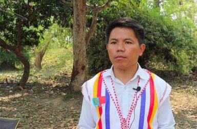 မြန်မာအရေး တရုတ် အကဲဖြတ်မှု မှားယွင်းနေကြောင်း KNDF ခေါင်းဆောင်ပြော   သတင်းနှင့် မီဒီယာ ကွန်ရက်။ ၂၀၂၅ ခုနှစ်၊ ဧပြီလ ၁၈ ရက်။   တရုတ် အစိုးရသည် မြန်မာပြည်အ‌ရေးနှင့် ပတ်သက်၍ မှားယွင်း အကဲဖြတ်မှုများ ရှိနေပြီး ယင်းအမှားများ အပေါ် အခြေခံ၍ လုပ်ဆောင်နေသည်ဟု ကရင်နီ တော်လှန်ရေး ခေါင်းဆောင်တစ်ဦးက သုံးသပ်ပြောဆို လိုက်သည်။   တရုတ်အစိုးရသည် ရှမ်းမြောက် အပါအဝင် မြန်မာနိုင်ငံ၏ လက်ရှိဖြစ်စဉ်များကို မှားယွင်းစွာ အကဲဖြတ်နေပြီး ပြည်သူလူထု၏ ဆန္ဒနှင့် တိုင်းရင်းသား လက်နက်ကိုင်အဖွဲ့များ၏ အမြင်များကို လျစ်လျူရှုကာ စစ်ကောင်စီ ဘက်မှ ရပ်တည်နေသည်ဟု ကရင်နီ အမျိုးသားများ ကာကွယ်ရေးတပ် (KNDF) ဥက္ကဋ္ဌ ခွန်းဘီထူးက ပြော သည်။   “လက်ရှိ မြန်မာနိုင်ငံရဲ့ ဖြစ်ပေါ်နေတဲ့ အခြေအနေကို အိမ်နီးချင်း တရုတ်နိုင်ငံတို့ကတော့ မှန်ကန်တဲ့ အမြင် မရှိဘူးလို့တော့ သုံးသပ်တာပေါ့။ လူထုတွေရဲ့ သဘောထားပေါ့နော် ပြီးတော့ အင်အားစု အသီးသီးရဲ့ သဘော ထားတွေကို လစ်လျူရှုပြီးမှ အစစအရာရာ မြန်မာနိုင်ငံ တည်ငြိမ်ဖို့ အတွက်ကတော့ စစ်ကောင်စီရှိမှ ရမယ် စစ်ကောင်စီ ဖိနှိပ်နေတာတွေ အားလုံးကတော့ တရားမျှတတယ်ဆိုတဲ့ အမြင်မျိုးနဲ့ပေါ့နော် တရုတ်က စစ်ကောင်စီဖက် ကာပေးနေတဲ့ အနေအထားမျိုး ဖြစ်တယ်ပေါ့နော်။ ဒါက မှားယွင်းတဲ့ လုပ်ငန်းစဉ် ဖြစ်တယ် လို့ ကျနော့် အနေနဲ့ကတော့ မြင်တယ်ပေါ့နော်။”   တရုတ်နိုင်ငံ ကူမင်းမြို့တွင် ပြုလုပ်ခဲ့သည့် ဆွေးနွေးပွဲအပြီး လားရှိုးမြို့မှ ကိုးကန့်တပ် (MNDAA) ပြန်လည် ဆုတ်ခွာရခြင်း နောက်ကွယ်တွင်လည်း တရုတ်နိုင်ငံ၏ နိုင်ငံရေး ဖိအားများ ပါဝင်နေကြောင်း ခွန်းဘီထူးက ဆက်ပြောသည်။   “အားလုံး သုံးသပ်သလို အားလုံးပြောနေသလိုပဲ တရုတ်ရဲ့ ဖိအားပေးမှုကြောင့်မို့လို့ အခုလိုမျိုး လက်လွတ်လိုက် ရတယ်။ နောက် ဒီခွင့်ပြုလိုက်ရတဲ့ဟာမျိုး ရှိနေတယ်။"   လားရှိုးမြို့မှ ဆုတ်ခွာလိုက်ရသည့် အပေါ်တွင်လည်း ကိုးကန့်တပ် အပေါ် အပြစ်မမြင်ဘဲ မဟာမိတ်အဖြစ် ဆက်လက် ပူးပေါင်းဆောင်ရွက်သွားမည်ဟု ပြောသည်။   ခွန်းဘီထူးက "KNDFအနေနဲ့ ကိုးကန့် MNDAA တို့ရဲ့ လုပ်ရပ်ပေါ်မှာ အပြစ်မမြင်ဘူး။ နောက်ပြီးမှ မဟာမိတ် အနေနဲ့လည်း အမြဲတမ်းမြင်တယ်။ နိုင်ငံအတွက် မိတ်ဖက်အဖွဲ့အနေနဲ့လည်း အမြဲတမ်း မြင်တယ်။ အမြဲတမ်း လည်း အားကိုးတယ်။ ပြီးတော့ တစ်နိုင်ငံလုံး ကိစ္စရပ်တွေမှာလည်းပဲ ကိုးကန့်တွေဖက်က ဆက်ပြီးတော့မှ ပါဝင်မယ်လို့တော့ ကျနော့်အနေနဲ့ ယုံကြည်တယ်ပေါ့နော်” ဟု ပြောသည်။   MNDAA သည် ‘၁၀၂၇ စစ်ဆင်ရေး’ ကာလအတွင်း ၂၀၂၄ ခုနှစ်၊ ဩဂုတ်လတွင် စစ်ကောင်စီ၏ အရှေ့မြောက် ပိုင်းတိုင်း စစ်ဌာနချုပ် အခြေစိုက်ရာ လားရှိုးမြို့ကို သိမ်းပိုက်နိုင်ခဲ့သော်လည်း၊ ယခုအခါ တရုတ်၏ ဖိအားများ ကြောင့် မြို့ပေါ်မှ ဆုတ်ခွာရန် သဘောတူညီထားသည်ဟု မြေပြင် သတင်းအရင်းအမြစ်များက ဆိုသည်။   သို့သော် လားရှိုးမြို့ပြင် ပတ်ပတ်လည်ရှိ ကျေးရွာများတွင် MNDAA ၏ တပ်စွဲမှုများ ဆက်လက်ရှိနေဦးမည်ဟု ဆိုသည်။   လားရှိုးမြို့အား ပြန်လည်ရယူရန် စစ်ကောင်စီက စီစဉ်နေသော်လည်း၊ MNDAA၊ စစ်ကောင်စီနှင့် တရုတ်အစိုးရ တို့ဘက်မှ တရားဝင် ထုတ်ပြန်ခြင်း မရှိသေးပေ။   လားရှိုးမြို့သိမ်းပိုက်ရရှိရေး ကိုးကန့်တပ်နှင့်အတူ  KNDF အပြင် အခြားသော မဟာမိတ်တပ်ဖွဲ့ဝင်များ ပူပေါင်းပါဝင် တိုက်ခိုက်ခဲ့ကြခြင်း ဖြစ်သည်။  