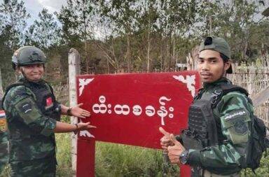 ထိုင်းနယ်စပ် ကုန်သွယ်ရေး လမ်းကြောင်းပေါ်ရှိ ဗျူဟာ စခန်းအား KNU သိမ်းပိုက်၊ ဗျူဟာမှူး အသေဖမ်းမိ   သတင်းနှင့် မီဒီယာ ကွန်ရက်။ ၂၀၂၅ ခုနှစ်၊ ဧပြီလ ၂၁ ရက်။   ထိုင်း - မြန်မာ နယ်စပ် ထားဝယ်အနီး ထီးခီး- မေတ္တာ နယ်စပ်လမ်းရှိ အခိုင်အမာ တပ်စွဲထားသည့် စစ်ကောင်စီ၏ ထီးထဗျူဟာစခန်းကို ပြည်သူ့ ကာကွယ် ရေး ပူးပေါင်းတပ်ဖွဲ့များက တိုက်ခိုက်သိမ်းပိုက် လိုက်ပြီး ဗျူဟာမှူးကိုလည်း အသေမိခဲ့သည်ဟု KNU တပ်မဟာ ၄ မြိတ် - ထားဝယ်ခရိုင် တာဝန်ရှိသူက အတည်ပြု ပြောသည်။   နယ်စပ်မျဥ်းနှင့် ၆ မိုင်ခန့်ကွာဝေးပြီး စစ်ကောင်စီတပ် အင်အား ၁၀၀ ကျော်ရှိသည့် ထီးထဗျူဟာစခန်းကုန်းကို ကရင်အမျိုးသား လွတ်မြောက်ရေး တပ်မတော် KNLA နှင့် ပြည်သူ့ကာကွယ်ရေး ပူးပေါင်းတပ်များက ဧပြီလ ၁၂ ရက်နေ့မှ စတင်တိုက်ခိုက်ခဲ့ခြင်း ဖြစ်သည်။   ထို့နောက် တစ်ပတ်အကြာ ဧပြီလ ၁၉ ရက်နေ့၊ ညနေ ၄နာရီကျော်တွင် အပြီးသတ် သိမ်းပိုက်နိုင်ခဲ့ခြင်း ဖြစ် သည်။   KNU တပ်မဟာ ၄ မြိတ် - ထား ဝယ်ခရိုင်၏ အတွင်းရေးမှူး ပဒိုအယ်နားက “တိုက်ပွဲစဖြစ်ပြီ ဆိုကတည်းက တောက်လျှောက် လေယာဥ်နဲ့ ဗုံးလာကြဲတယ်၊ တစ်ရက်ကို လေးငါးကြိမ် လောက်ကြဲတာ၊ ဟယ်လီကော်ပတာ နဲ့ စစ်ကူလည်း လာပို့သေးတယ်” ဟု ပြောသည်။   စတင်တိုက်ခိုက်ခဲ့ပြီး ၅ ရက်အကြာ ဧပြီလ ၁၇ ရက်နေ့က ထီးထကျေးရွာအနီးရှိ ပထမစခန်းမှ လက်နက်ကြီး ကုန်းကို စတင်သိမ်းပိုက်ခဲ့ပြီးနောက် ဧပြီလ ၁၉ရက်နေ့တွင် ကျန်ရှိသည့် စခန်းကုန်းနှစ်ခုကို တိုက်ခိုက် သိမ်းပိုက် ခဲ့ခြင်း ဖြစ်သည်ဟု တိုက်ခိုက်ရာတွင်ပါဝင်ခဲ့သူ ပူးပေါင်းတပ်ဖွဲ့ဝင် တစ်ဦးက ဆိုသည်။   ထီးထဗျူဟာစခန်းကုန်း တိုက်ပွဲတွင် ကမ်းရိုးတန်း တိုင်းစစ်ဌာနချုပ် (ကရခ) စစ်ဗျူဟာ (၁) ဗျူဟာမှူးကို အသေ ရရှိထားသည်ဟု ဆိုသည်။ မူလက ဗျူဟာမှူးကို အရှင်ဖမ်းမိခဲ့သော်လည်း စစ်ဆေးမေးမြန်းနေချိန်တွင် အန္တရာယ် ရှိလောက်သည့် အပြုအမူ လုပ်ခဲ့သောကြောင့် လုံခြုံရေး ယူနေသည့် ရဲဘော်က ဗျူဟာမှူးကို ပစ်သတ် ခဲ့ရခြင်း ဖြစ်သည်ဟု ဆိုသည်။   အဆိုပါ စခန်းသိမ်းတိုက်ပွဲအတွင်း ပြည်သူ့ကာကွယ်ရေး ပူးပေါင်းတပ်ဖွဲ့များဘက်မှ တပ်ဖွဲ့ဝင် တစ်ဦးကျဆုံးပြီး ထိခိုက် ဒဏ်ရာရရှိသူများလည်း ရှိနေသည်။   ဖမ်းဆီးမိသည့် စစ်သုံ့ပန်း အရေအတွက်နှင့် သိမ်းဆည်းရရှိသည့် လက်နက်ခဲယမ်း အသေးစိတ်စာရင်းကို KNU/KNLA နှင့် PDF ပူးပေါင်းတပ်ဖွဲ့များဘက်မှ တရားဝင် ထုတ်ပြန်ပေးသွားမည် ဖြစ်ကြောင်း KNU တပ်မဟာ ၄ မြိတ် - ထားဝယ်ခရိုင်၏ အတွင်းရေးမှူး ဆိုသည်။   စခန်းကုန်းကို ကာကွယ်နိုင်ရန်အတွက် ပိတ်ဆို့တိုက်ခိုက်ခံရသည့် အချိန်မှစ၍ ယနေ့ထိတိုင်အောင် စစ်ကောင်စီ မှ Mi-17 ရဟတ်ယာဥ်၊ K-8W ဂျက်ဖိုက်တာနှင့် Y-12 လေယာဥ်များကို အသုံးပြုပြီး နေ့စဥ်နီးပါး ဗုံးများကြဲချ ကာ လေကြောင်း တိုက်ခိုက်မှုများဖြင့် အပြင်းအထန်ကာကွယ်နေရသည့် ကြားမှ စခန်းကုန်းကို လက်လွှတ် လိုက်ရခြင်းဖြစ်သည်။   ထီးထဗျူဟာကုန်းစခန်း သိမ်းပိုက်ခဲ့သည့် ညနေပိုင်းမှာပင် ထီးခီးနယ်စပ်ဂိတ်ရှိ စစ်ကောင်စီစခန်းဘက်မှလည်း ပစ်ခတ်သံများ ထွက်ပေါ်နေခြင်းများကြောင့် ထီးထ၊ ထီးခီးကျေးရွာ အနီးတစ်ဝိုက်မှရွာသားများ ထိုင်းနိုင်ငံနယ် စပ်ဘက်သို့ ထွက်ပြေးတိမ်းရှောင်နေကြရသည် ဟု ရွာသားများက ပြောသည်။   ထီးထဗျူဟာစခန်းကုန်းသည် ထီးခီးနယ်စပ်စခန်းနှင့် ထီးခီး - မေတ္တာနယ် စပ်ကုန်သွယ်ရေး လမ်းအတွက် အ ရေးပါသည့် စခန်းကုန်းတစ်ခုဖြစ်ပြီး ၁၉၉၇ ခုနှစ်ကတည်းက အခိုင်အမာတပ်စွဲထားသည့် စခန်းတစ်ခုဖြစ်သည်။   ပြီးခဲ့သည့် ၂၀၂၄ ခုနစ် ဧပြီလလယ်ပိုင်းကလည်း ထီးထဗျူဟာစခန်းကုန်းကို အင်အားဖြည့်တင်းရန်လာသည့် စစ်ကောင်စီ စစ်ကြောင်းကို KNLA နှင့် ပြည်သူ့ကာကွယ်ရေး ပူးပေါင်းတပ်ဖွဲ့များက တိုက်ခိုက်ခဲ့ရာ စစ်ကောင်စီ ဗိုလ်မှူးတစ်ဦး အပါအဝင် ၅၄ ဦး လက်နက်ချ အညံ့ခံခဲ့ဖူးသေးသည်။   တနင်္သာရီတိုင်းအတွင်း ပြီးခဲ့သည့် ၂၀၂၄ခုနှစ် အစပိုင်းမှ စတင်ပြီး စခန်းသိမ်းတိုက်ပွဲများ ဆက်တိုက်ရှိလာခဲ့ရာ လက်ရှိတွင် စခန်းကြီး၊ စခန်းငယ် စုစုပေါင်း ၁၃ ခုထက် မနည်းကို KNLA နှင့် ပြည်သူ့ကာကွယ်ရေး ပူးပေါင်း တပ်များက သိမ်းပိုက်ထားပြီး စခန်းအချို့ကိုမူ ဖျက်ဆီးထားခဲ့ကြသည်။   တိုက်ခိုက်သိမ်းပိုက်ထားခဲ့သည့် စခန်းများမှာ ကျောက်ထုစခန်း၊ မောထစခန်း၊ ရောင်းမော် ပျူစောထီးစခန်း၊ မင်းသမီးခီးစခန်း၊ ပဲဒက်စခန်း၊ ကျောက်ဆည်ပျူစောထီးစခန်း၊ 1020 တောင်စခန်း၊ အောင်သာရဝစခန်း၊ မိုက်ခရိုဝေ့ဖ် တာဝါတိုင် (ကော့သောင်း-ဘုတ်ပြင်း) စခန်း၊ ရွှေဂူတံတား စစ်ဆေးရေးဂိတ်နှင့် ရေကန်တောင်ပေါ် ရှိ စစ်ကောင်စီ ဆက်သွယ်ရေး မိုက်ခရိုဝေ့စခန်းကုန်းတို့ ဖြစ်ကြသည်။