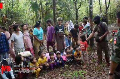 ဘုရားဖူး ၅၀ ခန့်ဖမ်းဆီးသည်ဆိုခြင်းမှာ မဟုတ်ကြောင်း PDF ငြင်းဆို   သတင်းနှင့် မီဒီယာ ကွန်ရက်။ ၂၀၂၅ ခုနှစ်၊ ဧပြီလ ၂၁ ရက်။   ကျိုက်ထီးရိုး ဘုရားဖူး ၅၀ နီးပါး PDF က ဖမ်းဆီးသွားသည်ဆိုသော စစ်ကောင်စီ၏ ထုတ်ပြန်ချက်ကို PDF တာဝန်ရှိသူများက ငြင်းဆိုလိုက်သည်။   မွန်ပြည်၊ ကျိုက်ထိုမြို့နယ် ကျိုက်ထီးရိုးစေတီကို လာကြသည့် ဘုရားဖူး ၄၈ ဦးကို PDF အဖွဲ့က ဖမ်းဆီးသွား သည် ဆိုသည့် သတင်းမှာ မှန်ကန်မှု မရှိဟု ပြည်သူ့ ကာကွယ်ရေးတပ်ဖွဲ့ PDF က ဧပြီလ ၁၉ ရက်နေ့တွင် ထုတ်ပြန် ငြင်းဆိုလိုက်သည်။   စစ်ကောင်စီ ထိန်းချုပ်ထားသည့် မြန်မာ့အလင်းသတင်းစာ၌ ဧပြီလ ၁၇ ရက်နေ့ ဖော်ပြချက်နှင့် ပတ်သက်ပြီး ပြည်သူ့ကာကွယ်ရေး တပ်ဖွဲ့ (PDF) အမှတ် (၂၇) စစ်ဗျူဟာ တာဝန်ခံ ရဲဘော်အေးမင်းထွန်းက ရုပ်သံနှင့် တကွ ထုတ်ပြန် ရှင်းပြခဲ့သည်။   “ကျနော်တို့ ၁၅ ရက်နေ့မှာပေါ့ ညောင်လေးပင်ကနေပြီးတော့ ပျူစောထီးတွေ ပါလာတဲ့ကား အဲ့ဒီကားတွေက ကျနော်တို့ ကျိုက်ထိုမြို့နယ်၊ ကင်ပွန်းချောင်းကျေးရွာ၊ ကဒက်ချောင်း ရေတံခွန်မှာ ရှိနေတယ်ဆိုတာ သိရတယ် ပေါ့နော်။ သတင်းရတယ်ပေါ့နော်။ အဲ့ဒီသတင်းအရ ဖမ်းဆီးတာ ဖြစ်တယ်။ ကျနော်တို့ကို အနည်းငယ် ခုခံတာ ပေါ့နော်။ ပျူစောထီးခေါင်းဆောင် အပါအဝင်ပေါ့နော်။ အဲ့ချိန်မှာတော့ အကုန်လုံး မသိရသေးဘူး။ အဲ့ဒီမှာ မိသားစုတွေ ပါလာတယ်။ မိသားစုတွေမှာ ကလေးတွေရော မိန်းမတွေရော အားလုံးကို လုံခြုံရေးအရ ခေါ်သွား တာပေါ့နော်။ ဘယ်သူက ပျူစောထီး၊ ဘယ်သူက မိသားစုဝင်ဆိုတာ မသဲကွဲသေးတဲ့အတွက် လတ်တလော ခေါ် ဆောင်သွားတာ ဖြစ်တယ်။”   မြန်မာ့အလင်း သတင်းစာတွင် ဘုရားဖူးလာကြသည့် အမျိုးသား ၂၅ ဦး၊ အမျိုးသမီး ၂၃ ဦး စုစုပေါင်း ၄၈ ဦးမှာ ကင်မွန်းချောင်းကျေးရွာ၊ ကဒက်ချောင်းရှိ ဝါဆိုမိုးစားသောက်ဆိုင်၌ ထမင်းစားနေချိန် PDF အဖွဲ့က ဖမ်းဆီးပြီး ကားပေါ် ခေါ်တင်သွားသည်ဟု ဆိုသည်။   တာဝန်ခံ ရဲဘော်အေးမင်းထွန်းက ပျူစောထီးခေါင်းဆောင် ဦးလှိုင်မင်း၊ ကိုမဲကြီး အပါအဝင် မိသားစုဝင် ၄၈ ဦး ကို ကျိုက်ထိုမြို့နယ် ပြည်သူ့ကာကွယ်ရေးအဖွဲ့က သတင်းအရ သွားရောက်ဖမ်းဆီးခဲ့ပြီး သက်ဆိုင်မှု မရှိသော သူများကို ပြန်လွှတ်ပေးလိုက်ပြီဟု ဆက်ပြောသည်။   “ကျနော်တို့ စစ်ဆေး ပေါ်ပေါက်ချက်တွေအရ ပျူစောထီးခေါင်းဆောင် လှိုင်မင်း ညောင်လေးပင်ကပေါ့၊ သူ အပါ အဝင် ၅ ဦးပေါ့နော် သူ့ဇနီးမယမင်းပေါ့ အဲ့ဒါတွေကိုတော့ ကျနော်တို့ လက်ရှိ ထိန်းသိမ်း စစ်ဆေး နေဆဲ ဖြစ်ပါတယ်။ ကျန်တဲ့ မိသားစုဝင်တွေကိုတော့ ၁၈ ရက်နေ့မှာ ကျနော်တို့ ကောင်းမွန်စွာ ကျွေးမွေး စောင့်ရှောက် ပြီးတော့ ပြန်လွှတ်ပေးလိုက်ပြီ ဖြစ်တယ်ပေါ့နော်။ အပြစ်ရှိတဲ့သူကိုတော့ အပြစ်ရှိတဲ့အတိုင်း စစ်ဆေးဖော်ထုတ် သွားမှာ ဖြစ်တယ်။ ဒါကို ပြည်သူလူထုကို ချပြခြင်း ဖြစ်ပါတယ်။”   ဧပြီလ ၂၁ ရက်နေ့ လက်ရှိအချိန်ထိ ဆက်လက် ဖမ်းဆီးထားသူ ၅ ဦးကို စစ်ဆေးမေးမြန်းနေပြီး စစ်ဆေးမှုများ လုပ်ပြီးပါက အပြစ်ရှိသည့်အတိုင်း အရေးယူသွားရန်လည်း စီစဉ်ထားသည်ဟု ဆိုသည်။   စစ်ကောင်စီ ထောက်ခံသူများနှင့် စစ်လော်ဘီများက အင်တာနက်စာမျက်နှာများတွင် မဟုတ်မမှန် သတင်းများ ကို ဖြန့်ဝေနေသည့်အတွက် ယခုကဲ့သို့ ရှင်းလင်းရခြင်း ဖြစ်သည်ဟု ရဲဘော်အေးမင်းထွန်းက ပြောသည်။