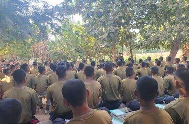 အညာဒေသတွင် ပြင်းထန်သော တိုက်ပွဲများ ဖြစ်လာနိုင်ဟု ABSDF ဥက္ကဌ ပြော သတင်းနှင့် မီဒီယာ ကွန်ရက်။ ၂၀၂၅ ခုနှစ် ဧပြီလ ၂၁ ရက်။ အညာဒေသဟု လူသိများသည့် မြန်မာပြည် အတွင်းပိုင်း ဒေသများ၌ ၂၀၂၅ ခုနှစ်အတွင်း တိုက်ပွဲပြင်းထန်စွာ ဖြစ် ပွား လာနိုင်သည်ဟု မြန်မာနိုင်ငံလုံးဆိုင်ရာ ကျောင်းသားများ ဒီမိုကရက်တစ်တပ်ဦး ABSDF ဥက္ကဋ္ဌ ရဲဘော် သံခဲက ပြောသည်။ ၂၀၂၅ ခုနှစ်၏ အဓိက ပြည်တွင်း စစ်မျက်နှာပြင်မှာ အညာဒေသ ဖြစ်လာနိုင်သလို စစ်အာဏာရှင် ဖြုတ်ချရေးကို အဆုံးအဖြတ်ပေးနိုင်မည့် တိုက်ပွဲများလည်း ပေါ်ပေါက်လာနိုင်သည်ဟု မြန်မာနိုင်ငံ လုံးဆိုင်ရာ ကျောင်းသားများ ဒီမိုကရက်တစ်တပ်ဦး ABSDF ဥက္ကဋ္ဌ ရဲဘော်သံခဲ က ပြောသည်။ “ကျောင်းသား တပ်မတော် အနေနဲ့ ၂၀၂၅ ဟာ ကျနော်တို့ တိုင်းပြည်အတွက် စစ်အာဏာရှင် ဆန့်ကျင်ရေး လှုပ် ရှားမှုမှာ အချိုးအကွေ့ကြီး တစ်ခုကို ပေးနိုင်တဲ့ ပိုင်းဖြတ်ချက်တစ်ခုကို ရောက်မယ့် အချိန်တစ်ခုလို့လည်း ကျနော်တို့ မြင်တယ်။ အဲဒီဟာနဲ့အတူ စစ်အာဏာရှင် ဆန့်ကျင် တော်လှန်ရေးမှာ ကျနော်တို့တတွေ အဓိက စစ်မျက်နှာဟာ ပြည်တွင်းစစ်မျက်နှာ ဖြစ်လာလိမ့်မယ်လို့ မြင်တယ်။ အဲတော့ ပြည်တွင်းစစ်မျက်နှာလို့ ပြောရင် အခုနက ပြောတဲ့ ဧရာဝတီ ချင်းတွင်း မြေပြန့်ဒေသ ကြီးဟာ စစ်အာဏာရှင် စနစ်နဲ့ ပြည်သူလူထုနဲ့ တကယ့်ကို ရေထဲမိုးထဲ ကျနော်တို့ အဆုံးအဖြတ် ပေးမယ့် တိုက်ပွဲတွေလည်း ပေါ်ပေါက်လာနိုင်ပါတယ်။” စစ်ကိုင်းတိုင်း၊ မကွေးတိုင်း၊ မန္တလေးတိုင်း စသည့် တိုင်းဒေသကြီးများမှာ အညာဒေသထဲတွင် ပါဝင်ပြီး အဆိုပါ တိုင်းဒေသကြီးများထဲ တိုက်ပွဲများ ပြင်းထန်စွာ ဖြစ်ပွားလာနိုင်သည်ဟု ဆိုသည်။ လက်ရှိ ကျောင်းသားတပ်မတော် ABSDF အနေဖြင့် အညာဒေသထဲတွင် စစ်ရေးလှုပ်ရှားမှု ရှိနေပြီး အဆိုပါ ဒေသအတွင်းက သက်ဆိုင်ရာ တော်လှန်ရေး အဖွဲ့အစည်းများနှင့် အတူတကွ ပူးပေါင်းပြီး စစ်အာဏာရှင်ကို တော်လှန်သွားမည်ဟု ဆိုသည်။ ရဲဘော်သံခဲက “ဒါကြောင့်မို့ အညာဒေသမှာ ရှိနေတဲ့ ဒီမိုကရေစီ အင်အားစုတွေ ဒေသန္တရ ကာကွယ်ရေး တပ်ဖွဲ့ ဝင်တွေနဲ့ မက ဒတ ကျောင်းသားတပ်မတော်ဟာ ရင်းရင်းနှီးနှီးလက်တွဲပြီး တိုက်ပွဲဝင်မှာ ဖြစ်သလို ကျနော်တို့ နားလည် ခဲ့တဲ့ နိုင်ငံရေး အသိတွေ ကျနော်တို့ နားလည်ခဲ့တဲ့ လူထု စည်းရုံးရေး အသိတွေ ကျနော်တို့ နားလည်ခဲ့ တဲ့ စစ်ရေး အသိတွေကို ပေါင်းစပ်ဖလှယ်မယ်။ ကျနော်တို့ မျှဝေမယ်။ ကျနော်တို့ အတတ်နိုင်ဆုံး ကျနော်တို့ အားလုံး ကြားမှာ ထိန်းညိပြီးတော့မှ အားလုံးစည်းစည်းလုံးလုံးနဲ့ တိုက်ပွဲဝင်နိုင်ဖို့အတွက် ကြိုးပမ်းသွားမယ်လို့ ဒီနေရာ က နေပြီးမှ ပြောလိုပါတယ်” ဟု ဆက်ပြောသည်။   စစ်အာဏာသိမ်းပြီးနောက် အညာဒေသတွင် စစ်တပ်၏ အခွင့်အရေး ချိုးဖောက်မှုများကို ရပ်တန့်ရန်နှင့် ဒေသခံ ပြည်သူများကို အကာအကွယ်ပေးရန်ဆိုပြီး ဒေသအတွင်း၌ ကာကွယ်ရေးတပ်ဖွဲ့များ အများအပြား ပေါ်ပေါက် လာခဲ့သည်။ အမျိုးသား ညီညွတ်ရေး အစိုးရ NUG လက်အောက်ခံ ပြည်သူ့ ကာကွယ်ရေးတပ်များ ရှိသကဲ့သို့ NUG လက် အောက်က မဟုတ်သော ရပ်ရွာအခြေပြု ဒေသန္တရ ကာကွယ်ရေးတပ်များလည်း ပေါ်ပေါက်လာခဲ့ကြသည်။ တချိန်တည်းမှာပဲ အမျိုးသား ညီညွတ်ရေး အစိုးရ ကာကွယ်ရေး ဝန်ကြီး ဦးရည်မွန်ကလည်း မကြာခင်တွင် အထွေထွေ ထိုးစစ်ကြီးတစ်ရပ် ဆင်နွဲရန် ပြင်ဆင်နေသည်ဟု မတ်လကုန်ပိုင်းက ကျင်းပခဲ့သည့် သင်တန်းဆင်းပွဲ တစ်ခုတွင် ထည့်သွင်း ပြောကြားသွားခဲ့သည်။  