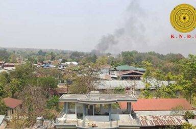 အပစ်ရပ် ကြေညာသော်လည်း ရှမ်း-ကရင်နီ နယ်စပ်တွင် စစ်ကောင်စီက ထိုးစစ်ဆင်   သတင်းနှင့် မီဒီယာ ကွန်ရက်။ ၂၀၂၅ ခုနှစ်၊ ဧပြီလ ၂၁ ရက်။   ယာယီ အပစ်ရပ်စဲမည်ဟု စစ်ကောင်စီက ကြေညာထားသော်လည်း ရှမ်း-ကရင်နီ အစပ် မိုးဗြဲဒေသတွင် စစ်ကောင်စီ၏ ထိုးစစ်ဆင်မှုများ ရှိနေသောကြောင့် တိုက်ပွဲများ ဆက်လက်ဖြစ်ပွားနေသည်ဟု ကရင်နီ အမျိုးသားများ ကာကွယ်ရေးတပ် (KNDF) ဥက္ကဋ္ဌ ခွန်းဘီထူးက ပြောကြားသည်။   “မိုးဗြဲမှာလည်း စစ်ကောင်စီရဲ့ ထိုးစစ်တွေ ရှိနေတုန်းပါပဲ။ စစ်ကောင်စီရဲ့ ဖိနှိပ်မှုတွေကို တွန်းလှန်တဲ့အနေနဲ့ ကျွန်တော်တို့တပ်ဖွဲ့တွေကတော့ အမြဲအဆင်သင့်ရှိနေတဲ့ အခြေအနေမျိုး ရှိပါတယ်။ စစ်ရေးကတော့ အခက် အခဲဆုံးနဲ့ အတင်းမာဆုံး အခြေအနေမှာ ရှိနေပါတယ်။”   ဧပြီလ ၁၉ ရက်နေ့၊ နံနက် ၅ နာရီအချိန်ခန့်တွင် စစ်ကောင်စီတပ်သည် အင်အား ၁၀၀ ကျော်ဖြင့် မိုးဗြဲမြို့အတွင်း သို့ ထိုးစစ်ဆင်လာသောကြောင့် တော်လှန်ရေးတပ်ဖွဲ့များနှင့် ထိပ်တိုက်ထိတွေ့မှု ဖြစ်ခဲ့သည်ဟု ရှမ်းတောင် စစ်ဒေသခွဲ၊ အမှတ် (၁) ဗျူဟာက ထုတ်ပြန်သည်။   အဆိုပါ တိုက်ပွဲအတွင်း စစ်ကောင်စီတပ်မှ ၁၅ ဦးထက် မနည်း ပြင်းထန်စွာ ဒဏ်ရာရရှိခဲ့ပြီး အထိနာသော စစ်ကောင်စီတပ်သည် ခမရ (၄၂၂) တပ်ရင်းသို့ ပြန်လည် ဆုတ်ခွာသွားကြောင်း ထုတ်ပြန်ချက်တွင် ဖော်ပြထား သည်။   ထို့အပြင် ဖားဆောင်းနှင့် ဘောလခဲမြို့နယ်တို့တွင်လည်း နှစ်ဖက်ထိတွေ့တိုက်ပွဲများ ဆက်လက်ဖြစ်ပွားနေပြီး စစ်ကောင်စီမှ လေကြောင်း ဗုံးကြဲတိုက်ခိုက်မှုများ ရှိနေကြောင်း တော်လှန်ရေးတပ်ဖွဲ့များထံမှ သိရသည်။   စစ်ကောင်စီသည် ငလျင်ဘေးကြောင့် ဧပြီလ ၂ ရက်နေ့မှ ဧပြီလ ၂၂ ရက်နေ့အထိ အပစ်ရပ်ထားမည်ဟု ကြေညာ ထားသော်လည်း ထိုးစစ်ဆင်မှုနှင့် လေကြောင်း တိုက်ခိုက်မှုများကို ဆက်တိုက် ပြုလုပ်နေသောကြောင့် ထို ယာယီ အပစ်ခတ်ရပ်စဲမှုသည် မှန်ကန်မှုမရှိဘူးဟု ခွန်းဘီထူးက ဆက်ပြောသည်။   “စစ်ကောင်စီက အပစ်ခတ်ရပ်စဲရေး လုပ်တယ်ဆိုတာ မမှန်ပါဘူး။ အားလုံး ပြန်ခြုံကြည့်ရင်တော့ ရက်တိုင်း ဗုံးကြဲနေတာ တွေ့ရပါတယ်။ စစ်ကောင်စီရဲ့ အပစ်ခတ်ရပ်စဲရေးကို ယုံကြည်တဲ့သူကတော့ မျက်စိကန်း နားပင်း နေတဲ့သူတွေ ဖြစ်မယ်။”   ကရင်နီပြည် တစ်ဝှမ်းလုံးတွင် စစ်ကောင်စီဘက်မှ တိုက်ခိုက်မှုများ ရပ်တန့်ထားခြင်းမရှိဘဲ ဆက်လက် လုပ် ဆောင်နေသည့် အခြေအနေများကြောင့် သဘာဝဘေးအန္တရာယ် ကယ်ဆယ်ရေးလုပ်ငန်းများ အပေါ် ချိန်ညှိ၍ အကြမ်းဖက်တိုက်ခိုက်မှုများ ပြုလုပ်လာပါက ပြန်လည် ခုခံတိုက်ခိုက်သွားမည်ဟု ကရင်နီ လက်နက်ကိုင်တပ်ဖွဲ့ ၆ ဖွဲ့ ပါဝင်သော ကရင်နီတပ်ပေါင်းစုံ စစ်ဦးစီးအဖွဲ့ (JCS) က ဧပြီလ ၂ ရက်နေ့တွင် ထုတ်ပြန်ထားသည်။   စစ်ကောင်စီသည် ကရင်နီပြည်အပါအဝင် စစ်ကိုင်း၊ မကွေး၊ မန္တလေး၊ ကချင်၊ ကရင်၊ ချင်း၊ ရခိုင်နှင့် ရှမ်းမြောက် ဒေသ အပါအဝင် နိုင်ငံတဝန်း၌ လေကြောင် းတိုက်ခိုက်မှုများ ဆက်လက်ပြုလုပ်နေပြီး ၎င်းတို့ကိုယ်တိုင် ကြေညာခဲ့သည့် ယာယီအပစ်ရပ်ကြေညာမှုကို နေ့စဉ် ချိုးဖောက်လျက်ရှိကြောင်း တော်လှန်ရေးတပ်ဖွဲ့များက ဆိုသည်။   ငလျင်ကြောင့် ပြည်သူထောင်နှင့်ချီ သေဆုံးခဲ့ပြီးနောက် အပစ်ရပ်ကာလအတွင်း လေကြောင်း တိုက်ခိုက်မှုများ ကြောင့် အပြစ်မဲ့ပြည်သူ ရာနှင့်ချီ ထပ်မံ သေဆုံးထိခိုက်ခဲ့ရကြောင်း သက်ဆိုင်ရာဒေသရှိ တော်လှန်ရေး တပ်ဖွဲ့ များနှင့် ဒေသခံများက ပြောသည်။