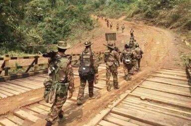 စစ်ကောင်စီ ဖမ်းသွားသည့် ရွာသားနှစ်ဦး အဆက်အသွယ်မရ   သတင်းနှင့် မီဒီယာ ကွန်ရက်။ ၂၀၂၅ ခုနှစ်၊ ဧပြီ ၂၃ ရက်။   စစ်ကောင်စီတပ်က လမ်းပြအဖြစ် ဖမ်းသွားသည့် ရွာသားနှစ်ဦး နှစ်ပတ်ကျော်သည်အထိ အဆက်အသွယ် မရသေးဟု မိသားစုနှင့် နီးစပ်သူများက ပြောသည်။   တနင်္သာရီတိုင်း ထားဝယ်ခရိုင်၊ ရေဖြူမြို့နယ်၊ ဇာဒီကျေးရွာအုပ်စု၊ ကျောက်ထရံကျေးရွာတွင် စစ်ကောင်စီ စစ်ကြောင်းမှ  လမ်း ပြအဖြစ် ဖမ်းဆီးခေါ်ဆောင်သွားသည့် ရွာသားနှစ်ဦး သီတင်းနှစ်ပတ်ကျော်သည်အထိ အကျိုးအကြောင်း မသိရ ဘဲ အဆက်အသွယ် ပြတ်နေ၍ မိသားစုဝင်များက စိုးရိမ်နေကြသည်။   အသက် ၅၀ ခန့်အရွယ် ကျောက်ထရံ ရွာသားတစ်ဦးက “ရွာကိုရောက်လာတဲ့ စစ်ကောင်စီ စစ်ကြောင်းက စာ သင်ကျောင်း၊ ဘုန်းကြီးကျောင်းနဲ့ ဘုရားတောင်တွေမှာ လူစုခွဲပြီး ညအိပ်ကြတယ်။ နောက်တစ်ရက် ညနေပိုင်း ပြန်ထွက်မဲ့အချိန်မှာ သူတို့နှစ်ယောက်ကို လမ်းပြပေးဖို့ဆိုပြီး ခေါ်သွားတယ်။ သင်္ကြန်ပြီး ပြန်လွှတ်မယ်လို့ ပြော ပြီးခေါ်သွားတာ။ မောရဝတီရေတပ်ထဲအထိ ပါသွားတယ်လို့ ကြားရတယ်။ အခုထက်ထိ ပြန်မလွှတ်သေး ပါဘူး” ဟု ပြောသည်။   ကျောက်ထရံကျေးရွာတွင် စားသောက်ဆိုင်ဖွင့်ထားသည့် အသက် ၅၀ နှစ်အရွယ် ဦးသန်းသန်း နှင့် ငါးဖမ်းလုပ် ငန်း လုပ်ကိုင်နေသည့် ဖြူနပ်ရွာသား အသက် ၄၀ အရွယ် ကိုနိုင်နိုင်တို့ကို ဧပြီလ ၈ ရက်နေ့ ညနေ ပိုင်းတွင် ဖမ်းဆီးသွားခြင်း ဖြစ်သည်။   စစ်ကောင်စီ စစ်ကြောင်းသည် ဇာဒီကျေးရွာအတွင်း တပ်စွဲထားသည့် အချိန်ကလည်း ခေါင်ပြန်ရွာသား ၃ ဦးနှင့် ဇာဒီရွာသား ၁၀ ဦးထက် မနည်းကို ဖမ်းဆီးခဲ့သော်လည်း စစ်ကြောင်းပြန်ထွက်သည့် ဧပြီလ ၅ ရက်နေ့တွင် ပြန်လွှတ်ပေးခဲ့သည်ဟု ရွာသားများက ဆိုသည်။   ဖမ်းဆီးသွားသူ နှစ်ဦးစလုံးကို မောရဝတီရေတပ်စခန်း အထိ ပါသွားသည်ကိုသာ သိရှိထားရပြီး အဆက်အသွယ်လုံးဝမရသေးသည့် အပေါ် မိသားစုဝင်များက စိတ်ပူစိုးရိမ်နေကြသည်။   ထို့အပြင် ရေဖြူမြို့နယ်၊ နတ်ကြီးစင်ကျေးရွာအုပ်စု စိန်ဘုံကျေးရွာတွင် ဧပြီလ ၂၁ ရက်နေ့ညပိုင်းက စစ်ကောင်စီ တပ်မှ လက်နက်ကြီးဖြင့် ပစ်ခတ်မှုကြောင့် နေအိမ်သုံးလုံး ပြိုသွားကာ ဘုန်းကြီးကျောင်းလည်း ကျည်ထိမှန်ခဲ့ သေးကြောင်း ရွာသားများက ပြောသည်။   စိန်ဘုံကျေးရွာသားများက ဧပြီလ ၂၁ ရက်နေ့ မွန်းလွဲပိုင်း ကတည်းက ကြိုတင် ရှောင်တိမ်းနေကြသဖြင့် လူထိခိုက်မှု မရှိခဲ့ဘူးဟု ရွာသားများက ဆိုသည်။ ဓါတ်ပုံ - (ပုံဟောင်း - Crd)