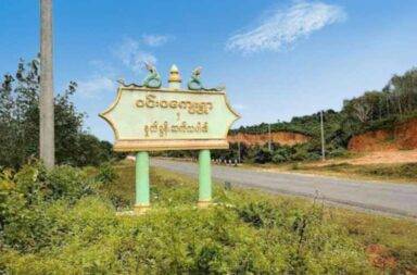 ထားဝယ်တွင် စစ်ကောင်စီက ၄ ရက်ဆက်တိုက်ဗုံးကြဲ၊ အရပ်သား ထိခိုက်သေဆုံးမှုများရှိ   သတင်းနှင့် မီဒီယာ ကွန်ရက်။ ၂၀၂၅ ခုနှစ်၊ ဧပြီလ ၂၃ ရက်။   တနင်္သာရီတိုင်း ထားဝယ်ခရိုင်၊ သရက်ချောင်းတွင် ၄ ရက် ဆက်တိုက် စစ်ကောင်စီတပ်က လေယာဥ်ဖြင့် ဗုံးကြဲတိုက်ခိုက်မှုကြောင့် အရပ်သား ထိခိုက်သေဆုံးမှုများ ရှိနေသည်။   သရက်ချောင်းမြို့နယ် အောက်ဘက်အခြမ်းရှိ ကျေးရွာများကို စစ်ကောင်စီတပ်မှ လေယာဥ်ဖြင့် ၄ ရက် ဆက်တိုက် ဗုံးကြဲတိုက်ခိုက်မှုကြောင့် အရပ်သား ထိခိုက်သေဆုံးမှုများ ရှိနေကြောင်း KNLA တပ်ရင်း ၁၂ မှ တာဝန်ရှိသူတစ်ဦး က ပြောသည်။   တိုက်ပွဲဖြစ်ပွားခြင်း မရှိဘဲ ဧပြီလ ၁၉ ရက်နေ့၊ နံနက် ၁၁ နာရီခန့်ကလည်း ဝင်းဝစခန်း အနီးဝန်းကျင်ရှိ မင်းဒပ်၊ ချောင်းဝပြင်၊ ရငဲရွာများကို ဗုံး ၈ လုံးခန့် ကြဲချတိုက်ခိုက်ခဲ့ရာ အသက် ၇ နှစ်နှင့် အသက် ၅၀ ကျော်အရွယ် မြေးအဖိုးနှစ်ဦးသေဆုံးပြီး လေးဦးဒဏ်ရာရခဲ့သည်။   ဧပြီလ ၁၈ ရက်နေ့က ဝင်းဝနယ်မြေရဲစခန်းကို KNLA နှင့် PDF ပူးပေါင်းတပ်ဖွဲ့များက ပစ်ခတ်တိုက်ခိုက်သဖြင့် နှစ်ဖက်တိုက်ပွဲ ဖြစ်ပွားခဲ့ပြီးနောက် လေကြောင်းပစ်ကူခဲ့သည်။   ဧပြီလ ၂၀ ရက်နေ့ ညပိုင်းမှ ဧပြီလ ၂၁ ရက်နေ့ နံနက် ၄ နာရီခန့်အထိ နှစ်ဖက်ပစ်ခတ်သံများ ညလုံးပေါက် ကြားခဲ့ရသည်ဟု ရွာသားများက ပြောသည်။   ဧပြီလ ၂၁ ရက်နေ့ မွန်းတည့် ၁၂ နာရီခန့်တွင် ဝင်းဝ၊ မင်းဒပ်၊ ကမြိုင်ကျေးရွာများကို စစ်တပ်က လေယာဉ်ဖြင့် ဗုံး ကြဲတိုက်ခိုက်သသလို ည ၁၀ နာရီခွဲတွင်လည်း ဝင်းဝ၊ မင်းဒပ်၊ သဲချောင်းသား ကျေးရွာများဘက်သို့ လေယာဉ် ဖြင့် ဗုံး ၁၅ လုံးခန့် ကြဲချတိုက်ခိုက်ခဲ့ခြင်း ဖြစ်သည်။   KNLA တပ်ရင်း ၁၂ မှ ကစယ်ကျား အထူးတပ်ဖွဲ့၏ တပ်ခွဲမှူးက “စစ်တပ်က လေယာဥ်နဲ့ အကြိမ်ကြိမ်ဗုံးကြဲပေမဲ့ ထိရောက်မှု သိပ်မရှိပါဘူး၊ KNLAတပ်ဖွဲ့ဝင် တစ်ဦးဒဏ်ရာရရှိကာ ပြည်သူနှစ်ဦးသေဆုံးပြီး လေးဦးတော့ ဒဏ်ရာ ရရှိခဲ့တယ်၊ တပ်ဖွဲ့ကို ပြန်ဆုတ်သွားအောင်လို့ ခြိမ်းခြောက်တဲ့သဘောလို့ပဲ ထင်မိတယ်” ဟု ပြောသည်။   ထိခိုက်ဒဏ်ရာရသည့် တပ်ဖွဲ့ဝင်မှာ စိုးရိမ်ရလောက်သည့် အခြေအနေ မရှိဘူးဟု KNLA တပ်ရင်း ၁၂ မှ ကစယ်ကျား အထူးတပ်ဖွဲ့၏ တပ်ခွဲမှူးက ဆိုသည်။   စစ်ကောင်စီတပ်မှ တိုက်ခိုက်ခံရသည့် ဝင်းဝရဲစခန်းနေရာ အနီးရှိ မင်းဒပ်နှင့် သဲချောင်းသားကျေးရွာ အပြင် တိုက်ပွဲဧရိယာအတွင်း မရှိသည့် ကျေးရွာများကိုပါ လေကြောင်းဖြင့် ဗုံးကြဲတိုက်ခိုက်လျက်ရှိ သည်ဟု ဆိုသည်။   လေကြောင်းမှ တိုက်ခိုက်မှုများကြောင့် ဝင်းဝ၊ မင်းဒပ်၊ ဝဲရစ်၊ ကမြိုင်၊ သဲချောင်းသား၊ ချောင်းဝပြင်၊ ရငဲ၊ ကျွဲမင်း ကုန်း စသည့်ကျေးရွာများမှ အမျိုးသမီးများ၊ ကလေးငယ်များ၊ သက်ကြီးရွယ်အိုများ အပါအဝင်  ရွာသားများ ထွက်ပြေး တိမ်းရှောင်နေကြရသည်ဟု ရွာသားများက ပြောသည်။   တိုက်ပွဲနှင့် လေကြောင်း တိုက်ခိုက်မှုများကြောင့် ရန်ကုန်ဘက်မှ လာသည့် ကားများမှာ ထားဝယ်တွင် ပိတ်မိနေ ပြီး မြိတ်ဘက်က တက်လာသည့် ကားများမှာလည်း ပုလောနှင့် ပလောက်မြို့များတွင် ပိတ်မိနေသည် မှာ ၅ ရက် ရှိလာပြီဖြစ်သည်။
