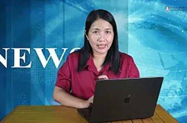 တနင်္လာနေ့ညပိုင်း ရုပ်သံ အစီအစဉ် သတင်းနှင့် မီဒီယာ ကွန်ရက်။ ဧပြီလ ၂၁ ရက်၊ ၂၀၂၅ ခုနှစ်။ ရှမ်းမြောက်ဒေသ၊ လာရှိုးက မြို့တော်ခန်းမရှေ့မှာ ဧပြီလ ၂၁ ရက်နေ့က စလို့ မြန်မာနိုင်ငံတော် အလံကို ပြန်လည် လွှင့်ထူထားတာကို တွေ့နေရတယ်လို့ မြို့ခံတွေက ပြောပါတယ်။ အရင်က လွှင့်ထူထားတဲ့ ကိုးကန့် MNDAA တပ်ရဲ့ အလံကို ဧပြီလ ၂၁ ရက်နေ့မှာ ပြန်လည်ဖြုတ်ချခဲ့ပြီး မြန်မာနိုင်ငံအလံပဲ ကျန်ရှိတော့တယ်လို့ ဆိုပါတယ်။ လားရှိုးမြို့ကို စစ်ကောင်စီကို ပြန်လည်အပ်နှံရေး တရုတ်ဘက်က ကြားဝင် ဖိအားပေးခဲ့တာ ဖြစ်ပါတယ်။ ဒီလို ကြားဝင် ဖိအားပေးမှုရဲ့ နောက်မှာတော့ ကိုးကန့် MNDAA တပ်နဲ့ စစ်ကောင်စီတပ် တာဝန်ရှိသူတွေ တွေ့ဆုံပြီး လားရှိုးမြို့ပေါ် ၁၂ ရပ်ကွက်ကို စစ်ကောင်စီလကထဲ ကိုးကန့်တပ်က ပြန်လည် ပေးအပ်ခဲ့တာ ဖြစ်ပါတယ်။ လားရှိုးကို တရုတ်အကူအညီနဲ့ ပြန်ယူလိုက်တဲ့ စစ်ကောင်စီတပ်နဲ့ လက်အောက်ခံ အုပ်ချုပ်ရေးအဖွဲ့တွေဟာ မြို့ထဲကို ပြန်ဝင်နေကြပြီ ဖြစ်ပါတယ်။