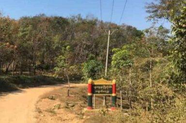 စစ်တပ်က လမ်းပြအဖြစ် တစ်လ နီးပါး ခေါ်ဆောင်သွားခံရသူ နှစ်ဦး ပြန်လည် လွတ်မြောက်လာ   သတင်းနှင့် မီဒီယာ ကွန်ရက်။ ၂၀၂၅ ခုနှစ်၊ မေလ ၃ ရက်။   ရေဖြူမြို့နယ်ထဲက တစ်လ နီးပါးအကြာ စစ်ကောင်စီတပ်၏ လမ်းပြအဖြစ် ဖမ်းဆီးခံရသူ အမျိုးသားနှစ်ဦး ပြန်လွှတ်လာသည်ဟု ရွာသားများက ပြောသည်။   တနင်္သာရီတိုင်း ထားဝယ်ခရိုင်၊ ရေဖြူမြို့နယ်၊ ဇာဒီကျေးရွာအုပ်စုထဲက ကျောက်ထရံကျေးရွာတွင် စစ်ကောင်စီတပ်ဖွဲ့ စစ်ကြောင်း ပြန်ထွက်စဥ် တစ်လနီးပါးကြာ လမ်းပြအဖြစ် ဖမ်းဆီးခံထားရသူ ရွာသားနှစ်ဦးကို ပြန်လွှတ်ပေးခဲ့ခြင်း ဖြစ်သည်ဟု ရွာသားများက ပြောသည်။   အသက် ၅၀ ခန့်အရွယ် ကျောက်ထရံ ရွာသားတစ်ဦးက “နှစ်ယောက်စလုံး ရိုက်နှက်ခံထားရတာမျိုး မရှိဘဲ ပြန်လည် လွတ်မြောက်လာတာပါ၊ စစ်တပ်က လမ်းပြခေါ်ဆောင်တာကို သတင်းပေါက်မှာ စိုးလို့ ပြန်မလွှတ် ပေးဘဲ ထားတဲ့ ပုံစံလို့ပဲ ထင်ပါတယ်” ဟု ပြောသည်။   ဧပြီလ ၇ ရက်နေ့က ကျောက်ထရံရွာသား ဦးသန်းသန်းနှင့် ဖြူနပ်ရွာသား ကိုနိုင်နိုင်တို့မှာ စစ်ကောင်စီ စစ်ကြောင်းနှင့်အတူ ဖမ်းဆီးခေါ်ဆောင်ခြင်း ခံခဲ့သည်။   ထို့နောက် ရက်သတ္တပတ် လေးပတ်နီးပါး အကြာ မောရဝတီရေတပ်တွင် ဖမ်းဆီးထိန်းသိမ်း ခံထားရပြီးနောက် ဧပြီလ ၃၀ ရက်နေ့တွင် ပြန်လည် လွတ်မြောက်လာခြင်း ဖြစ်သည်ဟု နီးစပ်သူ တစ်ဦးက ပြောသည်။   လမ်းပြအဖြစ် ဖမ်းဆီးခေါ်ဆောင်ခြင်း ခံခဲ့ရသူနှစ်ဦးအနက် တစ်ဦးမှာ စျေးရောင်းနေသူဖြစ်ပြီး ကျန်တစ်ဦးမှာ ငါးပိုက် လှေလိုက်သူ ဖြစ်သည်။   စစ်ကောင်စီတပ် စစ်ကြောင်းမှာ မတ်လ ၂၉ ရက်နေ့တွင် ဇာဒီကျေးရွာအုပ်စု အတွင်းရှိ ပယကျေးရွာဘက်မှ ကျောက်ထရံကျေးရွာထဲသို့ စစ်ကြောင်း ထိုးဝင်ရောက်ခဲ့ပြီး ဧပြီလကုန်တွင် အဆိုပါကျေးရွာမှ ပြန်လည် ထွက်ခွာသွားခဲ့ခြင်း ဖြစ်သည်။   ရေဖြူမြို့နယ် ကလိန်အောင် – ကံပေါက်လမ်းတွင်လည်း ဖေဖော်ဝါရီလ ၆ ရက်နေ့က ဖုန်းစစ်ဆေးခံရပြီး မောရဝတီရေတပ်တွင် ဖမ်းဆီးခံရထားသည့် ဖားချောင်းကျေးရွာအုပ်စုထဲမှ ရွာသားတစ်ဦးလည်း မတ်လ ကုန်ပိုင်းတွင် ပြန်လည် လွတ်မြောက်လာခဲ့သေးကြောင်း ရွာသားများက ဆိုသည်။