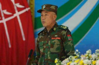 PSLF/TNLA နှင့် စစ်ကောင်စီ တွေ့ဆုံမှု သဘောတူညီမှုမရ   သတင်းနှင့် မီဒီယာ ကွန်ရက်။ ၂၀၂၅ ခုနှစ်၊ မေလ ၂ ရက်။   တအာင်းအမျိုးသား လွတ်မြောက်ရေးတပ်မတော် PSLF/TNLA နှင့် စစ်ကောင်စီတို့ တရုတ်နိုင်ငံ ကူမင်းမြို့တွင် တွေ့ဆုံဆွေးခဲ့ကြပြီး တစ်စုံတစ်ရာ သဘောတူညီမှု မရရှိဘဲ ဩဂုတ်လအတွင်း ထပ်မံ တွေ့ဆုံဆွေးနွေးရန် သဘောတူညီခဲ့ ကြသည် ဟု PSLF/ TNLA က ထုတ်ပြန်သည်။   တရုတ်နိုင်ငံ၏ ကြားဝင်စီစဉ်မှုဖြင့် ဧပြီလ ၂၈ ရက်နှင့် ၂၉ ရက်နေ့ တို့တွင် တွေ့ဆုံဆွေးနွေးခဲ့ကြပြီး ထိုဆွေးနွေးမှု အတွင်း စစ်ကောင်စီဖက်က PSLF/TNLA အား နောင်ချို၊ ကျောက်မဲ၊ သီပေါ၊ မိုးကုတ်၊မိုးမိတ် စသည့် ဒေသများ မှ ပလောင်ကိုယ်ပိုင်အုပ်ချုပ်ခွင့်ရဒေသ ဖြစ်သည့် နမ့်ဆန်နှင့် မန်တုံမြို့နယ်အတွင်းသို့ ပြန်လည် ဆုတ်ခွာပေးရန် တောင်းဆိုခဲ့သည်ဟု PSLF/TNLA က ဆိုသည်။   ထိုသို့တောင်းဆိုမှုကို PSLF/TNLA ကိုယ်စားလှယ်များက သဘောမတူနိုင်သဖြင့် နှစ်ဖက်အပြန်အလှန်ဆွေးနွေးမှု ထပ်ဆင့်မတိုးနိုင်သေးဘဲ နှစ်ဖက်အပစ်အခတ်ရပ်စဲနိုင်ရန်အတွက် လာမည့်ဩဂုတ်လတွင် ထပ်မံတွေ့ဆုံရန် သဘောတူခဲ့ကြပါသည်ဟု ထုတ်ပြန်ချက်ထဲတွင် ရေးသားထားသည်။   ထို့အပြင် လေကြောင်းမှ ဗုံးကြဲခြင်း၊ လက်နက်ကြီးများပစ်ခတ်ခြင်း၊ ဒရုန်းများဖြင့် တိုက်ခိုက်ခြင်း၊ ထိုးစစ်ဆင် ခြင်းစသည့် ပစ်ခတ်တိုက်ခိုက်မှုများအားလုံးရပ်တန့်ရန်၊ တရုတ်-မြန်မာနယ်စပ်ကုန်သွယ်ရေး လမ်းကြောင်း ပြန်လည်ဖွင့်လှစ်နိုင်ရန်၊ ဒေသတည်ငြိမ်အေးချမ်းရန်နှင့် ကိုးကန့်တပ်ဖွဲ့ MNDAA ကဲ့သို့ တဆင့်တိုးအပစ်ခတ် ရပ်စဲရေးပြုလုပ်နိုင်ရန်အတွက် တရုတ်နိုင်ငံအထူးကိုယ်စားလှယ် မစ္စတာတိန့်ရှီကျွင်းမှ ကမကထပြု အလေး ထားကြိုးပမ်းပြီး နှစ်ဖက်တွေ့ဆုံမှုများ အလျင်အမြန်တိုးတက်လာစေရန် ဆောင်ရွက်ခဲ့ပါသည်ဟု PSLF/TNLA က ပြောသည်။   ၂ ရက်တာ ပြုလုပ်ခဲ့သည့် တွေ့ဆုံဆွေးနွေးပွဲကို PSLF/TNLA ဒုတိယဗိုလ်ချုပ်ကြီး တားဂျုတ်ဂျားဦးဆောင်သည့် ကိုယ်စားလှယ်များနှင့်  စစ်ကောင်စီဖက်က ဒုတိယဗိုလ်ချုပ်ကြီးကိုကိုဦး ဦးဆောင်သည့် ကိုယ်စားလှယ်အဖွဲ့တို့ တွေ့ဆုံဆွေးနွေးခဲ့ ကြသည်ဟု ဆိုသည်။