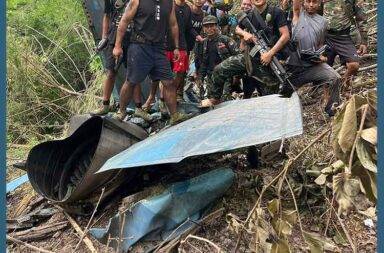 ဖားဆောင်းအနီးတွင် စစ်လေယာဉ် ပျက်တွေ့   သတင်းနှင့် မီဒီယာ ကွန်ရက်။ ၂၀၂၅ ခုနှစ်၊ ဇူလိုင်လ ၃ ရက်။   စစ်ကောင်စီက တိုက်လေယာဉ်တစ်စီး ပျောက်ဆုံးနေကြောင်း ထုတ်ပြန်လာချိန်၌ ကရင်နီပြည်၊ ဖားဆောင်းမြို့ နယ်ထဲ ပျက်ကျခဲ့သည့် စစ်လေယာဉ်ဓါတ်ပုံများကို ကရင်နီတော်လှန်ရေး တပ်ပေါင်းစုက ထုတ်ပြလိုက်သည်။   ဖားဆောင်းမြို့အနီးတွင် စစ်ကောင်စီ ပျက်ကျထားသည့် လေယာဉ်ကိုယ်ထည်နှင့် လေယာဉ်မှူး ရုပ်အလောင်း ၂ လောင်းကို တွေ့ရှိခဲ့သည်ဟု မြေပြင်တပ်ဖွဲ့ဝင်များက အတည်ပြု ပြောဆိုသည်။   ကရင်နီ အမျိုးသားများ ကာကွယ်ရေးတပ် KNDF ၏ ဗဟိုသတင်းနှင့် ပြန်ကြားရေးမှ စောတာအယ်စိုးက  “ဖားဆောင်းမြို့ကို မနက် ၁ နာရီဝန်းကျင်လောက်မှာ စစ်ကောင်စီက လေယာဉ် လေးစီးလောက်နဲ့ လာရောက် ပြီးတော့ ဗုံးကြဲတိုက်ခိုက်ခဲ့တာ ဖြစ်ပါတယ်။ တော်လှန်ရေးတပ်ဖွဲ့တွေရဲ့ လေကြောင်းရန်ကို တန်ပြန် တိုက် ခိုက်တဲ့ လေကြောင်းရန် ကာကွယ်ရေးစနစ်ကြောင့် စစ်ကောင်စီရဲ့ လေယာဉ်လေးစင်းထဲက ဂျက်လေယာဉ် တစ်စင်း ပျက်ကျခဲ့တာဖြစ်ပါတယ်။ တော်လှန်ရေးတပ်ဖွဲ့ဝင်တွေက ပစ်ချလိုက်တာ ဖြစ်ပါတယ်” ဟု ပြော သည်။   တိုက်ခိုက်ရေး လေယာဉ်တစ်စီးမှာ ဇူလိုင်လ ၁ ရက်နေ့ ညပိုင်းက ခရီးဝေး လေ့ကျင့်ပျံသန်းနေချိန် နေပြည် တော်၏ အရှေ့တောင်ဘက် ၁၃၀ ကီလိုမီတာအကွာ၌ ရေဒါမြင်ကွင်းမှ ပျောက်သွားသည်ဟု စစ်ကောင်စီက ထုတ်ပြန်ထားသည်။   ဆက်သွယ်မှု ပြတ်တောက်သွားသော နေရာအနီးတ၀ိုက်ကို ရှာဖွေကယ်ဆယ်ရေးအဖွဲ့များ လွှတ်နိုင်ရေး လုပ်ဆောင်နေသော်လည်း ရာသီဥတုဆိုးဝါးနေသည်ဟု စစ်ကောင်စီက ဆိုသည်။   ဖားဆောင်းနှင့် ဘော်လခဲမြို့နယ်တို့တွင် စစ်ရေးလှုပ်ရှားနေသည့် ကရင်နီ တော်လှန်ရေး တပ်ဖွဲ့ဝင် တစ်ဦးက “ဒီလ ၁ ရက်နေ့တုန်းက ဖားဆောင်းနားမှာ လာဝဲပြီး အသံပျောက်သွားတယ်။ ကြားထဲမှာ မြေပြင်က ပြန်ပစ်တာတွေလည်း ရှိတယ်။ ထိလား၊ မထိလားဆိုတာတော့ ကျနော်တို့လည်း မသိရဘူး။ ပြောချင်တာက လေယာဉ်ပျက်ကျတာ မှန်တယ်။ ကျနော်တို့ ပစ်ချတာလား။ သူ့ဟာသူ စက်ချို့ယွင်းတာလား ဆိုတာတော့ မောင်းတဲ့သူပဲ သေချာသိမယ်” ဟု ပြောသည်။   ထို့နောက် ဇူလိုင်လ ၃ ရက်နေ့၊ နံနက်ပိုင်း၌ ဖားဆောင်းမြို့အနီး သံလွင်မြစ်ကမ်းဘေးတွင် ပျက်စီးနေသည့် FTC 2000 G အမျိုးအစား တိုက်လေယာဉ် ကိုယ်ထည်များကို မီးခိုးလုံးများဖြင့် တွေ့ရှိခဲ့ခြင်း ဖြစ်သည်ဟု ဆိုသည်။   လေယာဉ်ပျက်ကျမှုနှင့် ပတ်သက်၍ ကရင်နီ ဒုစစ်ဦးစီးချုပ် မာဝီကလည်း ၎င်း၏ လူမှုကွန်ယက်စာမျက်နှာ၌ “ကရင်နီမှာ ဖြစ်သည်။ ကရင်နီ စစ်သည်တော်များ၏ လက်ချက် ဖြစ်သည်” ဟု ရေးသားကာ ဓါတ်ပုံများနှင့် တကွ ဖော်ပြထားသည်။   ပျက်ကျသည့် FTC  2000 G အမျိုးအစား တိုက်လေယာဉ်မှာ တရုတ်နိုင်ငံထုတ် ဖြစ်ပြီး အမေရိကန်ဒေါ်လာ ၈ သန်းမှ ၁၀ သန်းကြား (မြန်မာငွေ ၃၀ ဘီလျံကျော်) တန်ဖိုးရှိသည်ဟု နိုင်ငံတကာ စစ်ရေးသတင်း ဖော်ပြချက် များအရ သိရသည်။   ဖားဆောင်းနှင့် ဘော်လခဲမြို့နယ်တို့တွင် စစ်ရေးလှုပ်ရှားနေသည့် တပ်ဖွဲ့ဝင်က “ဂျက်ဖိုက်တာ တစ်စီးလုံး တန်း ပြီး ပျက်ကျဖို့ဆိုရင် FN-6 နဲ့ ပစ်မှပဲ ရမှပါ။ အဲ့ဒါက ဒေါ်လာသန်းချီတန်တွေဆိုတော့ ဝယ်ဖို့လည်း ခက်ပါ တယ်။ ကျနော်တို့မှာ ရှိတဲ့ လက်နက်တွေကတော့ ပွိုင့် ၅၊ ပွိုင့် ၅ တွေက ဒီလောက်အဆင့် မမီသေးပါဘူး” ဟု ဆက်ပြောသည်။   ဖားဆောင်းမြို့နယ်ရှိ စစ်ကောင်စီ တပ်စခန်းများကို ကရင်နီ တော်လှန်ရေး အင်အားစုများက ဇွန်လ ၂၅ ရက်နေ့မှ စတင်၍ ယနေ့အချိန်ထိ ထိုးစစ်ဆင် တိုက်ခိုက်နေပြီး စစ်ကောင်စီဘက်မှ တန်ပြန်လေကြောင်း အသုံးပြုလာ ခြင်း ဖြစ်သည်။   ၂၀၂၃ ခုနှစ် နိုဝင်ဘာလ ၁၁ ရက်နေ့တွင် စတင်ခဲ့သည့် တစ်လေးလုံး စစ်ဆင်ရေး ကာလများအတွင်း ဖားဆောင်း မြို့ရှိ စစ်ကောင်စီလက်အောက်ခံ တပ်ရင်းအများစုကို ကရင်နီတော်လှန်ရေး အင်အားစုများက သိမ်းယူနိုင်ခဲ့ သော်လည်း ခလရ ၁၃၄၊ ၁၃၅ စခန်းများ ကျန်ရှိခဲ့သည်ဟု ဆိုသည်။   လက်ရှိတွင်  ခလရ ၁၃၄ စခန်းအား အောင်မြင်စွာ သိမ်းယူပြီး ဖြစ်ရာ လက်ကျန် စစ်ကောင်စီ တပ်ဖွဲ့ဝင်များမှာ ခလရ ၁၃၅ သို့ သွားရောက် ပေါင်းစည်းထားသည်ဟု မြေပြင်အရင်းအမြစ်များက ပြောဆိုသည်။