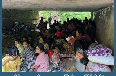 မော်ချီးသတ္တုတွင်းဒေသ လေကြောင်းမှ ၂ ကြိမ်တိုက်ခံရ၊ လူ ၅ ဦး ဒဏ်ရာ ပြင်းထန်   သတင်းနှင့် မီဒီယာ ကွန်ရက်။ ၂၀၂၅ ခုနှစ်၊ ဇူလိုင်လ ၁၆ ရက်။    မော်ချီးသတ္တုတွင်းဒေသတွင် ၂၄ နာရီအတွင်း ၂ ကြိမ်မြောက် လေကြောင်းတိုက်ခိုက်ခံရပြီး လူ ၅ ဦး ပြင်းထန် ဒဏ်ရာရများ ရရှိခဲ့ သည်။   ကရင်နီပြည်ထဲက သတ္တုတူးဖော်ရေးလုပ်ငန်းမြို့ဖြစ်သည့် မော်ချီးမြို့ကို စစ်ကောင်စီက လေကြောင်းမှ ထပ်မံတိုက်ခိုက်ခဲ့ရာ အရပ်သား ၅ ဦး ထိခိုက်မှု ရှိသည်ဟု ကရင်နီပြည် ကြားကာလ အုပ်ချုပ်ရေးကောင်စီ (IEC) အတွင်းရေးမှူး ၂ ဦးဗညားက အတည်ပြု ပြောဆိုသည်။   မော်ချီးမြို့အား စစ်ကောင်စီက ၂၄ နာရီအတွင်း ၂ ကြိမ်မြောက် လေကြောင်း တိုက်ခိုက်ခဲ့ခြင်း ဖြစ်ပြီး ယခု ဇူလိုင်လအတွင်း၌ ၃ ကြိမ်မြောက် တိုက်ခိုက်ခြင်း ဖြစ်သည်။   ၂၀၂၅ ခုနှစ်အတွင်း မော်ချီးမြို့မှာ လေကြောင်းမှ တိုက်ခိုက်ခံရမှု ၉ ကြိမ်ရှိပြီ ဖြစ်သည်ဟု ကရင်နီဒေသတွင်းရှိ လူ့အခွင့်အရေး လေ့လာစောင့်ကြည့်နေသူများက ပြောသည်။   မော်ချီးမြို့အနီးတစ်ဝိုက်တွင် စစ်ရေး လှုပ်ရှားနေသည့် မြေပြင် သတင်းအရင်းအမြစ် တစ်ဦးက “ကျနော်တို့ တစ်လေးလုံး စတော့ ဖားဆောင်းမှာက ခလရ ၁၃၄၊ ၁၃၅ ပဲကျန်တယ်။ အခုက ၁၃၄ ပါ သိမ်းနိုင်ပြီဆိုတော့ မကြာခင် ၁၃၅ လည်း ရတော့မယ်။ အဲ့ဒါကြောင့် သူတို့က မော်ချီးကို မဲနေတာ။ မော်ချီးထိရင် တော်လှန်ရေး တပ်တွေ ဆုတ်မယ်လို့ သူတို့ တွေးတာပေါ့။ ဖားဆောင်းလည်း နေ့တိုင်းကြဲတာပဲ။ လူမရှိတော့ သတင်းတွေ မတက်ကြတာ” ဟု ပြောသည်။ မော်ချီးမြို့ရှိ သတ္တုတွင်းလုပ်ငန်း အနီးတစ်ဝိုက် နေရာများကို ဇူလိုင်လ ၁၅ ရက်နေ့၊ နံနက်အစောပိုင်း ၁ နာရီ အချိန်ခန့်တွင် တိုက်ပွဲဖြစ်ပွားခြင်းမရှိဘဲ Y12 ဂျက်ဖိုက်တာဖြင့် ဗုံးသီး ၃ လုံး ကြဲချ တိုက်ခိုက်ခဲ့ခြင်း ဖြစ်သည်။   လေကြောင်း တိုက်ခိုက်မှုအတွင်း အမျိုးသား တစ်ဦးနှင့် အမျိုးသမီး ၄ ဦး ထိခိုက်မှုရှိခဲ့ပြီး လူနေအိမ် တစ်လုံး လည်း မီးလောင်ပြာကျ ပျက်စီးခဲ့ရသည်ဟု ဒေသတွင်း နေထိုင်သူများက ပြောသည်။   မော်ချီးမြို့တွင် ခေတ္တခိုလှုံနေသူ တစ်ဦးက “မနေ့လည်း ကြဲတယ်ဆိုတော့ လေယာဉ်လာတာနဲ့ ကျဉ်းထဲ ဝင်ပြေး ကြတယ်လေ။ ကြုံရတာများပြီဆိုတော့ နည်းနည်းပါးပါးပဲ ထိတယ်။ လူသေတာတော့ ဒီနေ့ မရှိဘူး။ ဒဏ်ရာ ကတော့ ပြင်းတဲ့လူများတယ် ပြောတယ်။ စိုးရိမ်ရတာလည်း ပါတယ်” ဟု ပြောသည်။   ဇူလိုင်လ ၁၄ ရက်နေ့၊ နေ့လည် ၂ နာရီဝန်းကျင် အချိန်ခန့်ကလည်း မော်ချီးဒေသရှိ တောင်ပေါ်ကျေးရွာ၊ စက် ဆရာကွေ့နေရာအား လေကြောင်းမှ ဗုံးကြဲတိုက်ခိုက်ခံရမှုထဲ အရပ်သား ၆ ဦး သေဆုံးပြီး ၃ ဦး ပြင်းထန် ဒဏ်ရာ များ ရရှိခဲ့သည်။   အဆိုပါ လေကြောင်း တိုက်ခိုက်ခံရမှုထဲ လူနေအိမ် ၅ လုံး မီးလောင်ပြာကျ ပျက်စီးသွားခဲ့သည်။   အလားတူ ကရင်နီပြည်၊ ဒီးမော့ဆိုမြို့နယ် အနောက်ခြမ်းရှိ စစ်ဘေးရှောင်စခန်းကိုလည်း ဇူလိုင်လ ၁၄ ရက်နေ့၌ စစ်ကောင်စီက လေကြောင်းမှ တိုက်ခိုက်ခဲ့ရာ ဆေးပေးခန်း ၂ အဆောက်အအုံနှင့် ကားတစ်စီး မီးလောင်ပြာကျ ပျက်စီးခဲ့သည်ဟု မြေပြင်ရှိ သတင်း အရင်းအမြစ်များက ပြောသည်။
