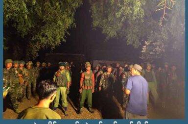 ပဲခူးတိုင်းအတွင်း ရဲစခန်းတစ်ခု ဝင်တိုက်၊ စစ်ကောင်စီ တပ်ဖွဲ့ဝင် ၃ ဦး သေဆုံး   သတင်းနှင့်မီဒီယာ ကွန်ရက်။ ၂၀၂၅ ခုနှစ်၊ ဇူလိုင်လ ၂၂ ရက်။   ပဲခူးတိုင်း၊ ဆိပ်ဖြူမြို့နယ်၊ လက်ဆည်ကျေးရွာ ရဲစခန်းကို အညာမြေတပ်ပေါင်းစုနှင့် မဟာမိတ်တပ်များက ဝင်ရောက် တိုက်ခိုက်ခဲ့ရာတွင် စစ်ကောင်စီ တပ်ဖွဲ့ဝင် ၃ ဦး သေဆုံးပြီး တစ်ဦး ပြင်းထန်ဒဏ်ရာ ရရှိခဲ့သည်ဟု မြေပြင်တာဝန်ရှိသူများက ပြောသည်။   လူအင်အား ၂၅ ဦး ဝန်းကျင်ဖြင့် ဝင်ရောက်တပ်စွဲထားသည့် လက်ဆည်ရဲစခန်းကို ဇူလိုင်လ ၁၇ ရက်နေ့၊ နံနက် ၄ နာရီခွဲ အချိန်ခန့်၌ ဝင်ရောက်ပစ်ခတ်ခဲ့ပြီး စစ်ကောင်စီဖက်မှ စစ်ကူအလျှင်အမြန် ရောက်ရှိလာမှုကြောင့် အလုံးစုံသိမ်းပိုက်နိုင်တော့မည့် အခြေအနေတွင် ပြန်လည်ဆုတ်ခွါခဲ့ရသည်ဟု ဆိုသည်။   အညာမြေတပ်ပေါင်းစု သတင်းနှင့် ပြန်ကြားရေး တာဝန်ခံ ကိုဘိုဘိုသန့်စင်က “သူတို့ဖက်က ကျဆုံးနဲ့ ဒဏ်ရာ ရကတော့ ပွဲချိန်အတွင်းမှာ ဒီတိုင်းပဲ၊ ကျနော်တို့ဖက်က ကျည်တွေ ထိမှန်ပြီး ကျဆုံးသွားပြီးတော့ တစ်ယောက် ကိုတော့ ကယ်ထုတ်သွားတာ အဲလိုမျိုးပေါ့။ ကျနော်တို့ သူတို့ပုံတွေတော့ မရခဲ့ဘူးပေါ့ဗျာ” ဟု ပြောသည်။   စစ်ဆင်ရေးအတွင်း ရဲတန်းလျား ၄ ဆောင်၊ ဘန်ကာ ၄ ခု အထိ သိမ်းပိုက်နိုင်ခဲ့ပြီး ပင်မအဆောင်နှင့် ဘန်ကာ ၂ ခုအား ထပ်မံရရှိရန်အတွက် အပြန်အလှန်ပစ်ခတ်နေစဉ် တော်လှန်ရေး အင်အားစုများဘက်မှ ကျည်ကုန်သဖြင့် ပြန်လည် ဆုတ်ခွာခဲ့ရခြင်း ဖြစ်သည်။   ထို့အပြင် အပြန်အလှန်ပစ်ခတ်မှုအတွင်း အညာမြေတပ်ပေါင်းစုမှ အသက် ၁၉ နှစ်အရွယ် ရဲဘော်ဆိုင်းနှောင် (ခ) ထွန်းခနှင့် အမှတ် ၈ စစ်ကြောင်းမှ အသက် ၃၆ နှစ်အရွယ် ရဲဘော်နဂါးတို့ ၂ ဦး ကျဆုံးခဲ့ရပြီး အသေးစားဒဏ်ရာ ရရှိသူလည်း တစ်ဦးပါဝင်သည်ဟု ကိုဘိုဘိုသန့်စင်က ဆက်ပြောသည်။   “ကျဆုံးရဲဘော် ၂ ယောက်ကလည်း အပြန်အလှန်ပစ်ကြရင်းနဲ့ ကျနော်တို့ဖက်ကနေ ပွဲချင်းပြီး ကျတာပါ။ ကျနော်တို့ဖက်က တစ်ယောက်ပဲ ပြန်ပြီးတော့ ရခဲ့ပြီးတော့ တယောက်ကတော့ ကျနော်တို့ ရဲဘော်နဂါးရဲ့ Dead Body (အလောင်း)ကတော့ ပြန်မရခဲ့ဘူးပေါ့။ ဒဏ်ရာရတဲ့ ရဲဘော်ကတော့ တယ်လီဂရမ်မှာ လှည်းလေး နဲ့ သယ်နေတဲ့ ပုံကို တင်ထားတယ်နော်။ သူကတော့ အခုချိန်မှာ မစိုးရိမ်ရတော့ဘူး။ ပြန်ပြီးတော့ တော်တော်ကို ကောင်းသွား ပြီပေါ့။”   အဆိုပါ စစ်ဆင်ရေးကို အမှတ် (၈) စစ်ကြောင်း ဦးဆောင်မှုဖြင့် အညာမြေ တပ်ပေါင်းစု၊ ပခုက္ကူခရိုင်တပ်ရင်း - ၁၉ တပ်ခွဲ - ၃၊ ဆိပ်ဖြူ ဗိုလ်မထား တပ်ဖွဲ့၊ ပြည်သူ့လွတ်မြောက်ရေး တပ်ပေါင်းစု (PLC)၊ ပြည်သူ့တော်လှန်ရေး တပ်ဦး (PRF)၊ ကိုရေခဲနှင့် ကိုဗလ ဦးဆောင်သော လူငယ်ပြောက်ကျားတပ်ဖွဲ့၊ God of myaing၊ PL PDF၊ ကိုရေခဲနှင့် ကိုဗလတို့ ဦးဆောင်သော လူငယ်ပြောက်ကျားတပ်ဖွဲ့တို့မှ ပူးပေါင်းဖော်ဆောင်ခဲ့ပြီး Type 81 သေနတ် ၂ လက် ဆုံးရှုံးခဲ့ရသည်ဟု ဆိုသည်။ ဇူလိုင်လ ၂၁ ရက်နေ့ မြေပြင် သတင်းပေးပို့ချက်အရ လက်ဆည်ရဲစခန်းတွင် စစ်ကောင်စီက လူအင်အား အလုံးအရင်းဖြင့် စစ်ကူဖြည့်တင်းထားပြီး ခံစစ်အနေအထား ပြင်ဆင်ထားသည်ဟု ဆိုသည်။