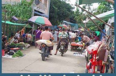 ကုန်စည်များ ပိတ်ဆို့နေသည့်အတွက် ဖားကန့်တွင် ကုန်ဈေးနှုန်းများ ထိုးတက်   သတင်းနှင့် မီဒီယာ ကွန်ရက်။ ၂၀၂၅ ခုနှစ်၊ ဇူလိုင်လ၂၂ ရက်။   တိုက်ပွဲများ ပြင်းထန်နေသည့် ကချင်ပြည်၊ ဖားကန့်မြို့ကို ကုန်စည်အဝင် မရှိတော့သဖြင့် အခြေခံ စားသောက် ကုန်များ အဆမတန် စျေးမြင့်တက်လာသည်ဟု ဒေသခံများက ပြောသည်။   ကြက်သား ၁ ပိဿာ ကျပ်တစ်သိန်း၊ ငါးကြင်း ၁ ပိဿာ ကျပ်ရှစ်သောင်း၊ ကြက်ဥတစ်လုံး ကျပ် တစ်ထောင် စသဖြင့် စျေးနှုန်းများ မြင့်တက်သွားပြီး အချို့ကုန်စည်များမှာ လုံးဝပြတ်လပ်နေသည်ဟု ဒေသခံများက ပြောသည်။   ဒေသခံတစ်ဦးက “ဖားကန့်က ပစ္စည်းမရှိတော့ဘူး။ ဝယ်မရဘူး။ ကြက်သားလည်း ဝယ်မရဘူး ငါးလည်း ဝယ် မရဘူး။ အခြေခံ စားသောက်ကုန်တွေက ပြတ်သွားတာ အောက်ပိုင်းကလာတဲ့ ကုန်စိမ်းတွေလည်း ပြတ်ကုန်ပြီ။ ကွမ်းရွက်တွေလည်း ပြတ်ကုန်ပြီ ကွမ်းယာဆိုင်တွေလည်း ပိတ်ထားတယ်” ဟု ပြောသည်။   ၂၀၁၄ ခုနှစ် သန်းခေါင်စာရင်းအရ လူဦးရေ ၃သိန်းကျော်ရှိသည့် ဖားကန့်မြို့တွင် မြို့တွင်းကြက်နှင့် ငါးမွေးမြူရေး လုပ်ငန်းများသည် လုံလောက်ခြင်း မရှိသည့်အတွက် မြန်မာနိုင်ငံ အလယ်ပိုင်းမှ လာသည့် အသား၊ ငါးနှင့် ကုန်စည်များကို အဓိက အားထားကြရခြင်း ဖြစ်သည်။   ဒေသခံများပြောပြသည့် အခြေခံ စားသောက်ကုန် ဈေးနှုန်းသည် ကြက်ဥတစ်လုံး ကျပ်တစ်ထောင်၊ ခရမ်း ချဥ်သီး တစ်ပိဿာ ၂သောင်းကျပ်၊ အာလူးတစ်ပိဿာ ၈ထောင်ကျပ်၊ ဆန်(ငွေတိုး)တစ်အိတ် ၂သိန်းကျပ် ဝန်းကျင်၊ ကြက်သွန်ဖြူ တစ်ပိဿာ ၁သောင်းခွဲကျပ်နှင့် ကြက်သွန်နီ တစ်ပိဿာ ၅ထောင်ကျပ် ရှိသည်ဟု သိရသည်။   ဖားကန့်မြို့နယ်ထဲတွင် ပြီးခဲ့သည့် မေလနောက်ဆုံးအပတ်ထိ ကြက်သား ၁ ပိဿာ ကျပ် လေးသောင်း၊ ဝက်သား၊ အမဲသား ၁ ပိဿာ ကျပ် ခြောက်သောင်းဝန်းကျင်နှင့် ကြက်ဥတစ်လုံး ၅၀၀ကျပ်ရှိခဲ့ပြီး စစ်ကောင်စီတပ်က စစ်ကြောင်းများ ဝင်ရောက်လာချိန်မှ စ၍ ကုန်ဈေးနှုန်းများ မြင့်တက်လာခြင်း ဖြစ်သည်။ ဖားကန့်မြို့ကို ပြီးခဲ့သည့် မေလနောက်ဆုံးအပတ်မှ စတင်ကာ စစ်ကောင်စီတပ်နှင့် ရှမ်းနီ အမျိုးသား တပ်မတော် SNA ပူးပေါင်းတပ် အင်အား ၆၀၀ ကျော်ဖြင့် စစ်ကြောင်းထိုး ဝင်ရောက်ခဲ့ပြီး ကာမိုင်း - ဖားကန့် လမ်းပိုင်းကို စစ်ကောင်စီတပ်က ထိန်းချုပ်ထားလိုက်သည်။   ထို့နောက် ဇူလိုင်လ ၁၂ ရက်နေ့တွင် စစ်ကောင်စီတပ်က ဖားကန့်မြို့ကို ဝင်ရောက်နိုင်သော အခြား လမ်းကြောင်း ဖြစ်သည့် အင်းတော်ကြီး - ဝှေခါ လမ်းပိုင်းကို ထိန်းချုပ်ဖို့ ကြိုးစားလာသည့် အတွက် အင်းတော်ကြီးဒေသတွင် နှစ်ဖက်တပ်ကြား တိုက်ပွဲများ ပြင်းထန်ခဲ့ပြီး ယနေ့ထိ အဆိုပါလမ်းပိုင်းတွင် စစ်ရေးတင်းမာနေဆဲ ဖြစ်သည်။   အခြားဒေသခံ တစ်ဦးက “အဓိက ကုန်စည် စီးဆင်းရာလမ်းက ဖားကန့်မှာ နှစ်လမ်းပဲ ရှိတာ။ ပွင့်ပွင့်လင်းလင်း ပြောရရင် အင်းတော်ကြီး -ဝှေခါလမ်းက KIA၊ KPDF တွေက ဖိခံနေရတာ။ ဒီလမ်းကြောကို တကယ်က ပိတ်ရ မှာ အစကတော့ တော်လှန် ရေး အင်အားစုတွေက ထိန်းနိုင်တယ်ဆိုပြီး ဖွင့်ထားတာ။ ကာမိုင်း - ဖားကန့် လမ်း ကတော့ စစ်ကောင်စီကို ပေးလိုက်ရပြီလေ။ သူတို့က တစ်ဖက်ကဖွင့် တစ်ဖက်ကမဖွင့် အဲ့လိုနဲ့လမ်းတွေက ပိတ်နေတာ” ဟု ပြောသည်။   စစ်ကောင်စီတပ်သည် မြန်မာနိုင်ငံတစ်ဝှမ်းရှိ ၎င်းတို့  လက်လွှတ်ထားရသည့် မြို့များကို ပြန်လည်ရယူရေး အရှိန်အဟုန်မြင့် ကြိုးစားလာနေပြီး ကချင်ပြည်တွင် ဖားကန့်မြို့နှင့် ဝိုင်းမော်မြို့က နေရာများကို ပြန်လည်ရယူ ကြိုးစားလာနေခြင်း ဖြစ်သည်။   အထူးသဖြင့် စီးပွားရေး၊ စစ်ရေးအပြင် အဘက်ဘက်က အချက်အချာကျသည့် ဖားကန့်မြို့ကို ပြန်လည်ရရှိရေး အတွက် ကြိုးစားလာနေပြီး ကချင်လွတ်လပ်ရေး တပ်မတော် KIA နှင့် ကာကွယ်ရေး ပူးပေါင်းတပ်တို့ကလည်း ၎င်းတို့ သိမ်းပိုက်ထားသည့် ကျေးရွာနှင့် လမ်းပိုင်အချို့ကို လက်လွှတ်လာနေရသည်။  ဓါတ်ပုံ - U Zaw Moe (လုံးခင်းညစျေး)