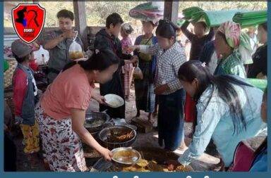 ဓနု ဒေသတွင် ငှက်ဖျားဆေး လိုအပ်   သတင်းနှင့်မီဒီယာ ကွန်ရက်။ ၂၀၂၅ ခုနှစ်၊ ဇူလိုင်လ ၂၄ ရက်။   ရှမ်းပြည်တောင်ပိုင်း၊ ဓနုကိုယ်ပိုင် အုပ်ချုပ်ခွင့်ရဒေသဖြစ်သည့် ရွာငံမြို့နယ်ထဲက မင်းပလောင်ကျေးရွာက စစ်ဘေးရှောင်များ ငှက်ဖျားရောဂါ ဖြစ်နေပြီး ဆေးဝါးများ အကူအညီ လိုအပ်နေကြသည်။   ဇွန်လဆန်းပိုင်း ကတည်းက စတင်ဖြစ်ပွားခဲ့သော ငှက်ဖျားရောဂါမှာ လက်ရှိအချိန်ထိ ဆိုးဝါးစွာ ဆက်လက် ဖြစ်ပွားနေသည်ဟု ဓနုပြည်နယ် အမျိုးသား ကာကွယ်ရေးတပ်တော် (DSNDA) မှ သတင်းနှင့် ပြန်ကြားရေး တာဝန်ခံ ကိုကျားပျံက ပြောသည်။   “ငှက်ဖျားကတော့ တော်တော်ဆိုးတယ်။ အဲ့မှာဆိုရင် ငှက်ဖျား မဖြစ်ဖူးတဲ့သူ မရှိသလောက်အောင် မကျန်တော့ အောင်ပေါ့နော်၊ အကုန်လုံးက ဖြစ်ဖူးသွားတဲ့ အနေအထားမျိုးထိ ဖြစ်နေတာ ဒီပြည်သူတွေ အပါပေါ့နော်၊ ကျနော်တို့ ဒီလက်ရှိ ကူညီဆောင်ရွက်နေတဲ့ ကျနော်တို့ အဖွဲ့သားတွေရော၊ ကျနော်တို့ ကိုယ်တိုင် အပါပေါ့နော်၊ ကျနော်တို့လည်း အဲ့လိုမျိုး သတိလစ်သွားလောက်တဲ့ အထိ ဖြစ်တာပေါ့နော်။ လုံးဝ ဆိုးဆိုးဝါးဝါးကြီး၊ လုံးဝ သတိလစ်တဲ့ အခြေအနေမျိုးထိကို ဖြစ်သွားတာ။”   မိုးဦးရာသီမှ စတင်၍ ဖြစ်ပွားခဲ့သော ငှက်ဖျားရောဂါသည် စစ်ဘေးရှောင်ပြည်သူ အယောက် ၂၀၀ နီးပါးအထိ ကူးစက်ခံစားခဲ့ရပြီး လက်ရှိတွင် ငှက်ဖျား မဖြစ်ဖူးသူ မရှိသလောက် ဖြစ်နေကြောင်း ကိုကျားပျံက ဆိုသည်။   ငှက်ဖျားရောဂါကြောင့် အသက်ဆုံးရှုံးရသူများ မရှိသေးသော်လည်း ဆေးဝါး အလုံလောက် မရှိသောကြောင့် လက်ရှိအချိန်ထိ ဆက်လက် ကူးစက်မှုများ ရှိနေသည်ဟု ဆိုသည်။   လက်ရှိတွင် အဓိက စိန်ခေါ်မှုမှာ ဆေးဝါးပြတ်လပ်မှု ဖြစ်ပြီး ရရှိထားသည့် ဆေးဝါး အနည်းငယ်ဖြင့် လူနာ ဦးရေ များပြားမှုကို မျှဝေသုံးစွဲနေရသောကြောင့် ရောဂါကုသမှုကို ရက်ပြည့်အောင် မဆောင်ရွက်နိုင်ဘဲ ဖြစ်နေသည်ဟု ကိုကျားပျံက ဆက်ပြောသည်။   “ငှက်ဖျားဆေးကို ကျနော်တို့ သုံးရက်တိုက်ရမယ့် အနေအထားမျိုးမှာ အများကြီးဖြစ်တဲ့ အချိန်နဲ့ တိုးပြီးဆိုလို့ ရှိရင် ကျနော်တို့က သူတို့ကို သုံးရက်လုံး ရက်ပတ်လည်အောင် မတိုက်နိုင်တဲ့ အခါမှာ တစ်ရက်တိုက်ရတယ်၊ နှစ်ရက်တိုက်ရတယ်။ အဲ့အချိန်မှာ ကျနော်တို့က ငှက်ဖျားကို အမြစ်ပြတ်အောင် မဖြတ်ပေးနိုင်ဘူး ဖြစ်နေ တယ်။ အဲ့ဒါကြောင့်။”   ငှက်ဖျားရောဂါ အပြင် မသန့်ရှင်းသော ချောင်းရေများကို သောက်သုံးနေရခြင်းနှင့် တောတွင်း နေထိုင်မှု ပုံစံတို့ ကြောင့်လည်း ယားနာကဲ့သို့သော အရေပြားရောဂါများနှင့်လည်း စစ်ဘေးရှောင်များ ရင်ဆိုင်နေရသည်။   အရပ်ဘက် အဖွဲ့အစည်းများက ဆေးဝါးနှင့် ကုသမှုများအတွက် တတ်နိုင်သလောက် ကူညီဆောင်ရွက်ပေးနေ သော်လည်း လိုအပ်ချက်မှာ ကြီးမားနေဆဲဖြစ်ပြီး ဆေးဝါးဝယ်ယူရန် ငွေကြေးများ အရေးတကြီး လိုအပ်နေ သည်ဟု အကူအညီပေးနေသူများက ဆိုသည်။   ထို့အပြင် စစ်ဘေးရှောင်များအတွက် ခြင်ထောင်နှင့် စားနပ်ရိက္ခာများ အပါအဝင် အခြားသော အကူအညီများစွာ လည်း လိုအပ်နေသည်ဟု ဆိုသည်။   မင်းပလောင်ကျေးရွာသည် ၂၀၂၄ ခုနှစ်၊ ဒီဇင်ဘာလ ၂၂ ရက်နေ့တွင် စစ်ကောင်စီတပ်၏ ရွာလုံးကျွတ် မီးရှို့ ဖျက်ဆီးခြင်းကို ခံခဲ့ရပြီး အိမ်ခြေ ၁၇၉ အိမ်အနက် ၁၆၈ အိမ် မီးလောင်ပျက်စီးခဲ့ခြင်း ဖြစ်သည်။   ထိုအချိန်မှ စတင်၍ မင်းပလောင် ဒေသခံရွာသားများသည် နီးစပ်ရာ တောတောင်များ အတွင်းသို့ ပြောင်းရွှေ့ ခိုလှုံခဲ့ကြရသည်။   မိုးရာသီတွင် လမ်းပန်းဆက်သွယ်ရေး အလွန်ခက်ခဲသည့် ဒေသတစ်ခုဖြစ်သောကြောင့် ပြင်ပအလှူရှင်များ၏ အကူအညီများ ရောက်ရှိရန် ခက်ခဲနေသည်ဟု အကူအညီပေးနေသူများက ပြောသည်။