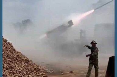 ထိုင်း- ကမ္ဘောဒီးယား နယ်စပ် သောကြာမနက် အခြေအနေ သတင်းနှင့် မီဒီယာ ကွန်ရက်။ ၂၀၂၅ ခုနှစ်၊ ဇူလိုင်လ ၂၅ ရက်။ ထိုင်းတပ်မတော် အမှတ် ၂ ဒေသက ပြည်သူတွေကို နယ်စပ် Sisaket (ศรีสะเกษ) ခရိုင်အတွင်းက နယ်စပ်များ အနီးကို မသွားကြရန် ဇူလိုင် ၂၅ ရက် (ယနေ့) နံနက် ၈ နာရီတွင် သတိပေးချက်ထုတ်ပြန်လိုက်သည်။ အမှတ် ၂ ထိုင်းတပ်မတော် ဒေသ၏ Facebook စာမျက်နှာတွင် ထိုင်း-ကမ္ဘောဒီးယား နယ်စပ်က ပြည်သူတွေကို လိပ်မူပြီး “သတိ။ နယ်စပ်တလျောက် နေရာအများအပြားတွင် ထိတွေ့မှုများ ဖြစ်နေသည်၊ ကျေးဇူးပြု၍ အဲဒီ နယ်စပ်ဒေသတွေကို ရှောင်ရှားကြပါ” ဆိုပြီး သတိပေးချက် ထုတ်ပြန်ထားသည်။ ထိုင်းဘုရင့်တပ်မတော် Update စာမျက်နှာတွင်လည်း တင်းမာမှုတွေ ရှိနေပြီး နံနက် စောစော ၄ နာရီခွဲတွင် သေနတ်သံများ ကြားနေရသည်ဟု ရေးသားထားသည်။ကမ္ဘောဒီးယားများက ချည်းကပ်လာနေသည်ဟု ရေးသားထားသည်။ ကြာသပတေးနေ့ ဇူလိုင်လ ၂၄ ရက်နေ့ (ယမန်နေ့) က နယ်စပ်တလျောက် နေရာ ၆ ခုတွင် ထိတွေ့မှုတွေ ဖြစ်ပွားခဲ့ပြီး အနည်းဆုံး လူ ၁၁ ယောက် သေဆုံးခဲ့သည်။ ကမ္ဘောဒီးယားဘက်က ထိုင်းဘက်ကို အတွဲလိုက် ဒုံးကျည်များနှင့် ပစ်ခတ်ခဲ့ပြီး ထိုင်းဘက်က F-16 လေယာဉ်များနှင့် ကမ္ဘောဒီးယား စစ်ဘက် ပစ်မှတ်များကို ပစ်ခတ်တိုက်ခိုက် ခဲ့ကြသည်။ ထိုင်း-ကမ္ဘောဒီးယား နယ်စပ် တစ်လျှောက်ကိုလည်း အသွားအလာ မရှိအောင် ထိုင်းဘက်က ပိတ်ထားလိုက်ပြီး နယ်စပ်တွင်ရှိသည့် သောင်းနှင့် ချီသည့် လူများကို ဘေးလွတ်ရာသို့ ရွေ့ပြောင်းထားသည်။ ကမ္ဘောဒီးယားဘက်က နယ်စပ် ပြဿနာကို ကုလသမဂ္ဂ လုံခြုံရေး ကောင်စီကို တင်ပြထားပြီး ထိုင်းဘက်က နှစ်နိုင်ငံ နယ်ခြား ကော်မတီတွင် ဆွေးနွေး ဖြေရှင်းရန်အဆိုပြုထားသည်။