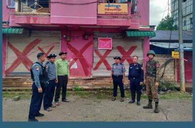 နောင်ချိုက နေအိမ်အချို့ကို စစ်ကောင်စီ ချိပ်ပိတ် သတင်းနှင့် မီဒီယာ ကွန်ရက်။ ၂၀၂၅ ခုနှစ်၊ ဇူလိုင်လ ၃၀ ရက်။ စစ်ကောင်စီတပ်က ပြန်လည် ထိန်းချုပ်လိုက်သည့် ရှမ်းမြောက်၊ နောင်ချိုမြို့တွင် နေအိမ်အချို့နှင့် စျေးဆိုင်အချို့ ချိပ်ပိတ် ခံလိုက်ရသည်။ တော်လှန်ရေးအင်အားစုများကို ထောက်ခံအားပေးသည် ဆိုသော စွပ်စွဲချက်နှင့် ဒေသခံများ၏ ရွှေဆိုင်၊ ကုန်မာဆိုင်များ အပါအဝင် နေအိမ် ၁၀ လုံးထက် မနည်းကို စစ်ကောင်စီက ချိပ်ပိတ်လိုက်ခြင်း ဖြစ်သည်ဟု မြို့ခံများက ပြောသည်။ “အဓိကတော့ ဒလန်တွေက သတင်းပေးလို့လေ PDF ကို ထောက်ပံ့တဲ့သူ၊ ပလောင်တပ်ပေါ့ TNLA ကို ထောက်ပံ့တဲ့အိမ် အဲ့လိုပေါ့ ဒီလိုသတင်းပေးတဲ့လူတွေက ရှိတယ်။ အဲ့ဒီအိမ်တွေကို ချိပ်ပိတ်တာ။ လာပိတ်တဲ့ အချိန်တော့ အဲ့လိုမျိုးတွေ့တာ မဟုတ်ဘူး။ ဟိုအိမ်ကို ပိတ်သွားတယ်၊ ဒီအိမ်ပိတ်သွားတယ် အဲ့လို အချင်းချင်း ပြောပြမှ သိတာ။ နောက်ပြီး လိုင်းပေါ်မှာ ပုံတွေတက်လာတယ်လေအဲ့လို” ဟု မြို့ခံ အမျိုးသားတစ်ဦးက ပြောသည်။ နေအိမ်အချို့ ချိပ်ပိတ်ခံနေရသည့်အပြင် တအာင်းတပ် TNLA၊ ပြည်သူ့ကာကွယ်ရေး တပ်မတော် PDF အဖွဲ့တို့ နှင့် ဆက်စပ်မှု ရှိသည်ဟု စွပ်စွဲကာ ဖမ်းဆီးရခံသူများလည်း ရှိသည်ဟု မြေပြင် သတင်းအရင်းအမြစ်များက ပြောသည်။ အထက်ပါ နောင်ချိုမြို့ခံ အမျိုးသားက “ကျနော်တို့ကတော့ သွားတော့ မကြည့်ဘူးလေနော်။ သွားကြည့်ရင် အဲ့နားမှာ ဘယ်သူရှိမှန်းမသိ ဆိုတော့ စိုးရိမ်တယ်လေ။ ဒလန်ကလည်း ဘယ်သူဆိုတာ အတိအကျလည်း မသိ ဘူး။ ကိုယ့်ဟာကိုယ် သတိနဲ့ နေရတာပဲ” ဟု ဆက်ပြောသည်။ ဖမ်းဆီးခံရသူ အရေအတွက်ကိုမူ သတင်းနှင့်မီဒီယာ ကွန်ရက်သတင်းဌာန အနေဖြင့် စုံစမ်းစိစစ်နေဆဲ ဖြစ်သည်။ ထို့အပြင် ဇူလိုင်လ ၂၃ ရက်နေ့ကလည်း နောင်ချိုမြို့နယ်ထဲက လုံစံကျေးရွာမှ ဒေသခံ အမျိုးသားတစ်ဦးကိုလည်း စစ်ကောင်စီတပ်က မိသားစုဝင်များ၏ ရှေ့၌ပင် သေနတ်နှင့် ပစ်သတ်သွားသည်ဟု ရှမ်းမြောက် အခြေစိုက် ရွှေဖီမြေ သတင်းဌာနတွင် ဖော်ပြသည်။ စစ်ကောင်စီကို အားပေးထောက်ခံသည့် တယ်လီဂရန် ချန်နယ်များတွင်မူ တော်လှန်ရေး အင်အားစုများကို အားပေးထောက်ခံသူများ၏ ပိုင်ဆိုင်မှုများကို နိုင်ငံတော်ပိုင်အဖြစ် သိမ်းဆည်းလိုက်သည်ဟု ဓါတ်ပုံများနှင့် တကွ ရေးသားဝါဒ ဖြန့်နေကြသည်။ စစ်ကောင်စီက နောင်ချိုမြို့ခံများကို နေရပ်ပြန်လာကြရန် ခေါ်နေသော်လည်း မြို့ခံအများစုက ၎င်းတို့အား ယုံကြည်မှု မရှိသောကြောင့် မပြန်ကြသေးပေ။ လက်ရှိတွင် လူအနည်းစုသာ နေရပ်ပြန်ကြပြီး အချို့မှာမူ နေအိမ် အခြေအနေသွားကြည့်ကာ ပြန်ထွက်လာကြသည်ဟု ဆိုသည်။ နောင်ချိုမြို့ကို စစ်ကောင်စီတပ်က ဇူလိုင်လ ၁၆ ရက်နေ့တွင် ပြန်လည်သိမ်းယူလိုက်ခြင်း ဖြစ်ပြီး ယခုကဲ့သို့ စစ်ကောင်စီတပ်က မြို့ကို ပြန်ရသွားခြင်းသည် တရုတ်၏ ဖိအားကြောင့်​ ဖြစ်နိုင်သည်ဟု လေ့လာသုံးသပ်မှုများ ရှိနေသည်။