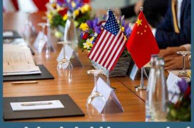 အမေရိကန်-တရုတ် ကုန်သွယ်ခွန်ကိစ္စ ဆွေးနွေးမှု ရလဒ်မထွက်   သတင်းနှင့် မီဒီယာ ကွန်ရက်။ ၂၀၂၅ ခုနှစ်၊ ဇူလိုင်လ ၃၀ ရက်။   စကော့တလန်တွင် လုပ်နေသည့် အမေရိကန် နှင့် တရုတ် ကုန်သွယ်ခွန်ကိစ္စ အသေးစိတ် ဆွေးနွေးပွဲများမှာ ရလဒ် တစ်စုံတစ်ရာ မထုတ်ပြန်နိုင်ဘဲ ပြီးဆုံးသွားခဲ့သည်။   တွေ့ဆုံဆွေးနွေးမှုနှင့် ပတ်သက်၍ နှစ်ဘက်စလုံးက “အပြုသဘော” ဆောင်သည်ဟု ပြောဆိုခဲ့ကြသော်လည်း ရလဒ် တိတိကျကျ မထုတ်ပြန်ခဲ့ပေ။   တရုတ်ဘက်က ဆွေးနွေးပွဲ ဦးဆောင်သူ Li Chenggang လီချန်းဂန်က ကုန်သွယ်ခွန်များ ဆိုင်းငံ့ရန် ရက် ၉၀ သတ်မှတ်ချက်ကို ရက်တိုးရေး ဆွေးနွေးခဲ့သည်ဟု ဆိုသည်။   သို့သော် အမေရိကန်ဘက်က ဦးဆောင်သူ Scott Bessent စကော့ဘက်ဆဲန့်ကမူ သမ္မတထရန့် အတည်ပြုရန် လိုသေးသည်ဟု ဆိုသည်။   မေလတွင် အခွန်များကို တိုးမြှင့်သည့် ကိစ္စ ရက် ၉၀ ဆိုင်းငံ့ရန် သဘောတူညီချက်မှာ လာမည့် ဩဂုတ်လ ၁၂ ရက်နေ့တွင် သက်တမ်းကုန်တော့မည် ဖြစ်သည်။   ယခု ဆွေးနွေးပွဲ မတိုင်ခင်လေးက ဖိအားပေးသည့် အနေဖြင့် တရုတ်က မြေရှားသတ္တုများ နိုင်ငံခြား တင်ပို့မှုကို ကန့်သတ်ခဲ့သည်။   ဇွန်လအတွင်း၌ တရုတ်က မြေရှားသတ္တု ၃,၁၈၈ တန်ကို ကမ္ဘာအနှံ့အပြားကို တင်ပို့ခဲ့သည်။ မေလတုန်းကနှင့် နှိုင်းယှဉ်ပါက ၁၅၈ ရာခိုင်နှုန်း မြင့်တက်လာသည်။   ထိုသို့ တင်ပို့မှုထဲက အမေရိကန်ကို ၃၅၃ တန် တင်ပို့ခဲ့သည်။ သို့သော် ယခုနှစ် ပထမ သုံးလက အမေရိကန်ကို တစ်လ ပျမ်းမျှ ၆၂၂ တန်နှင့် နှိုင်းယှဉ်မည်ဆိုပါက တရုတ်က ကန့်သတ်ထားဆဲ ဖြစ်သည်မှာ သိသာနေသည်။  ဓါတ်ပုံ - Reuters