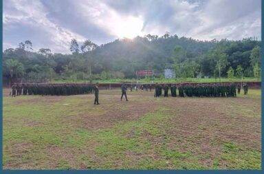 လူငယ် ၁၁ ဦးကို စစ်မှုထမ်းရန် ထားဝယ်တွင် ဖမ်းဆီးခေါ်ဆောင်   သတင်းနှင့် မီဒီယာ ကွန်ရက်။ ၂၀၂၅ ခုနှစ်၊ ဩဂုတ်လ ၆ ရက်။   ထားဝယ်တွင် စစ်မှုထမ်းအတွက် လူငယ် ၁၁ ဦးကို စစ်ကော်မရှင်တပ်က ဖမ်းဆီးသွားသည်ဟု နီးစပ်သူများက ပြောသည်.   တနင်္သာရီတိုင်း၊ ထားဝယ်မြို့ပေါ်ရှိ ရပ်ကွက်များအတွင်းက လူငယ် ၁၁ ဦးကျော်ကို စစ်ကော်မရှင်တပ်က ဖမ်းဆီးခေါ်ဆောင်သွားသည် ဟု ရပ်ကွက်နေ ပြည်သူများက ပြောသည်။   သြဂုတ်လ ၄ ရက်နေ့၊ ညက ရှမ္မလည်ဆွဲရပ်ကွက်မှ လူငယ် ၅ ဦး၊ တလိုင်းထိန်ရပ်ကွက်မှ လူငယ် ၁ ဦး၊ ဥဿရံ ရပ်ကွက်မှ လူငယ် ၅ ဦးတို့ကို စစ်ကော်မရှင်တပ်က ဖမ်းဆီးသွားခြင်း ဖြစ်သည်။   ရှမ္မလည်ဆွဲရပ်ကွက်တွင် နေထိုင်သူ အသက် ၅၀ ခန့်အရွယ် အမျိုးသားတစ်ဦးက “သူတို့က အိမ် တစ်အိမ်ချင်းစီ ကို ဝင်စစ်တယ်။ နာမည်ပါတဲ့ လူတွေ့တာနဲ့ စစ်မှုထမ်း ဆင့်ခေါ်စာ တခါတည်း ပေးပြီး ခေါ်သွားတာ၊ ဘာမှ အကြောင်းပြလို့ မရဘူး” ဟု ပြောသည်။   စစ်ကော်မရှင်တပ်ဖွဲ့ဝင်များက အမည်စာရင်း အတိအကျဖြင့် နေအိမ်များအထိ လာရောက်ပြီး ဖမ်းဆီးခေါ် ဆောင်နေခြင်း ဖြစ်သည်ဟု ဆိုကြသည်။   ယခု ၁၁ ယောက် ဖမ်းဆီးခံရမှုထဲတွင် စစ်မှုထမ်း ဥပဒေအရ အသက် အကျုံးမဝင်တော့သည့် ဥဿရံရပ်ကွက်မှ အသက် ၄၀ ကျော်အရွယ် အမျိုးသားတစ်ဦး ပါဝင်နေသည်ဟု ဆိုသည်။   ထားဝယ်မြို့ရှိ လူငယ်များကို စစ်မှုထမ်းဆင့်ခေါ်စာ ပေးပို့ခံရပြီးသည့်နောက် လူငယ်အများအပြားမှာ ထွက်ပြေး တိမ်းရှောင်သွားကြသဖြင့် ယခုကဲ့သို့ ဦးစွာဖမ်းဆီးပြီးမှသာ စစ်မှုထမ်းရမည်ဟုဆိုကာ မိသားစုဝင်များထံသို့ ဆင့်ခေါ်စာ ထုတ်ပြန်ခြင်း၊ ပေးပို့ခြင်းများ ရှိလာနေသည်ဟု မြို့ခံများက ဆိုသည်။   လက်ရှိတွင် ဖမ်းဆီးခံရသူအများစုမှာ အသက် ၂၀ မှ အသက် ၂၅ နှစ်အကြားရှိ လူငယ်အမျိုးသားများ ဖြစ်ကြပြီး ဧည့်စာရင်းဖြင့် နေထိုင်သူများ မဟုတ်ဘဲ ထားဝယ်မြို့ အိမ်ထောင်စု စာရင်းဖြင့် နေထိုင်သူများ ဖြစ်ကြောင်း မြို့ခံများက ပြောသည်။   စစ်ကောင်စီတပ်က စစ်မှုထမ်းအတွက် အဓမ္မ ဖမ်းဆီး စုဆောင်းထားသူများကို ထားဝယ်မြို့ သပြေချောင်း တပ် နယ်ရှိ အမှတ် ၄၀၁ ခြေလျင်တပ်ရင်းတွင် စုဆောင်းထားသည်ဟု ဆိုသည်။   ထိုမှတစ်ဆင့် ပလောက်မြို့ရှိ အမှတ် ၁၂ တပ်မတော် တန်းမြင့် လေ့ကျင့်ရေး သင်တန်းကျောင်းသို့ ရေလမ်း ခရီးမှ ပို့ဆောင်ပေးလျက် ရှိသည်ဟု အုပ်ချုပ်ရေး အဖွဲ့နှင့် နီးစပ်သူများက ပြောသည်။