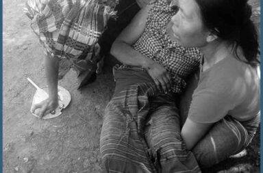 စက်တပ်လေထီး တိုက်ခိုက်မှုကြောင့် အဖွားအို တစ်ဦး သေဆုံး   သတင်းနှင့် မီဒီယာ ကွန်ရက်။ ၂၀၂၅ ခုနှစ်၊ ဩဂုတ်လ ၂၁ ရက်။   စက်တပ် လေထီးဖြင့် တိုက်ခိုက်ခံရသဖြင့် အသက် ၇၀ ကျော် အရွယ် အဘွားအို တစ်ဦးသေဆုံးပြီး အခြား တစ်ဦး ခြေထောက် ဖြတ်လိုက်ရသည်ဟု ဒေသခံများက ပြောသည်။   စစ်ကိုင်းတိုင်းဒေသကြီး၊ ဆားလင်းကြီးမြို့နယ်ထဲက မိုးကြိုးပြင်တောင်ကျေးရွာကို စစ်ကော်မရှင်တပ်က ပါရာမော်တာ စက်တပ် လေထီးဖြင့် ပစ်ခတ်ခဲ့သဖြင့် အသက် ၇၀ ကျော် အရွယ် အဘွားတစ်ဦး သေဆုံးခဲ့ရ သည်ဟု ဒေသခံများက ပြောသည်။   ဒေသခံ အမျိုးသမီးတစ်ဦးက “စစ်ရေးအခြေအနေကတော့ ကြေးနီစီမံကိန်းက ဒီရှေ့ရက်တွေမှာ အနောက်ဘက် က ကျေးရွာတွေကို စစ်ကြောင်း ထိုးလာတာတွေ ရှိတယ်။ အဲ့ဒီနောက်မှာ ပါရာမော်တာနဲ့ လာပြီးတော့ ကြဲတာ။ အဘွားအို တစ်ဦးသေတယ်။ တစ်ဦးက ဒဏ်ရာရသွားတာ” ဟု ပြောသည်။   ဩဂုတ်လ ၁၈ ရက်နေ့ မွန်းလွှဲပိုင်း ၂ နာရီဝန်းကျင် အချန်တွင် မုံရွာ အနောက်မြောက်တိုင်း စစ်ဌာနချုပ် (နမခ) မှ တက်လာသော ပါရာမော်တာ စက်တပ် လေထီးဖြင့် တိုက်ခိုက်ခဲ့ခြင်း ဖြစ်ပြီး နောက်ထပ် ဒေသခံ အမျိုးသား တစ်ဦးမှာ ထိခိုက်ဒဏ်ရာကြောင့် ခြေထောက် တစ်ဖက်ဆုံးရှုံးသွားသည်။   သေဆုံးသူ အဘွားသည် အသက် ၇၀ကျော် အရွယ်ရှိပြီ ဖြစ်သည့် ဒေါ်သောင်းခင် ဆိုသူဖြစ်သည်။   ထို့အပြင် မိုးကြိုးပြင်ကျေးရွာ အပါအဝင် ကျေးရွာအချို့က ပြည်သူများမှာ ဩဂုတ်လ ၂၀ ရက်နေ့ အချိန်ထိ ဘေးလွှတ်ရာ နေရာများတွင် တိမ်းရှောင်နေရဆဲ ဖြစ်သည်ဟု ဆိုသည်။   ဆားလင်းကြီးမြို့နယ်ရှိ ဝမ်ပေါင် ကြေးနီစီမံကိန်း လုပ်ကွက်တွင် စစ်ကော်မရှင် တပ်ဖွဲ့များသည် အာဏာ သိမ်းပြီးနောက်ပိုင်းမှ စတင်ကာ ယနေ့အချိန်ထိ နေရာယူထားကြသည်။   ဩဂုတ်လ ၁၆ ရက်နေ့တွင် အဆိုပါ ကင်းယူထားသည့် စစ်ကောင်စီတပ်ဖွဲ့များသည် အင်အား ၄၀ ကျော်ဖြင့် ဝမ်ပေါင် ကြေးနီ စီမံကိန်း၏ အနောက်ဘက်တွင်ရှိသည့် ကျေးရွာအချို့ကို စစ်ကြောင်း ပတ်ထိုးနေခြင်း ဖြစ် သည်ဟု ဒေသခံများက ပြောသည်။   ဒေသခံတစ်ဦးက “ကျနော်တို့ သုံးသပ်မိတာကတော့ အင်အား အများအပြားနဲ့ စစ်ကြောင်း လှုပ်ရှားတာ မဟုတ် တော့ ကိစ္စကြီးငယ် တစ်ခုခုရှိလို့ ဖြစ်ပါလိမ့်မယ်။ ရွေးကောက်ပွဲကြောင့်တော့ မဟုတ်လောက်သေးဘူး။ အင်အားလည်း နည်းတယ် ဆိုတော့လေ။ အကြောင်းရင်း တစ်ခြား တစ်ခု ရှိလို့ထင်တယ်” ဟု ပြောသည်။   ထို့အပြင် စစ်ကြောင်းပတ်ထိုးနေသည့် အဆိုပါ စစ်ကြောင်းမှာ ကျောက်ဖြူတိုင် ကျေးရွာကိုလည်း လက်နက် ကြီးနှင့် ပစ်ခတ် တိုက်ခိုက်ခဲ့သဖြင့် သေဆုံးမှုများရှိသည်ဟု သိရသော်လည်း NMG က သီးခြား  အတည်မပြုနိုင်သေးပါ။   ဩဂုတ်လဆန်း ၃ ရက်နေ့ကလည်း ဆားလင်းကြီးမြို့နယ်၊ အရှေ့ခြမ်းတွင် ရှိသည့် ကျေးရွာအချို့ကို စစ်တပ်က ပါရာမော်တာ စက်တပ် လေထီးဖြင့် ဗုံးကြဲတိုက်ခိုက်ခဲ့သောကြောင့် ဒေသခံများ ထွက်ပြေး တိမ်းရှောင်ခဲ့ရ သေး သည်။   စစ်ကောင်စီတပ်သည် လာမည့် ဒီဇင်ဘာလ ၂၈ ရက်နေ့တွင် ရွေးကောက်ပွဲ ကျင်းပမည်ဟု ထုတ်ပြန်ထားသည့် အပြင် ရွေးကောက်ပွဲ ဖြစ်မြောက်ရေးအတွက် နိုင်ငံတစ်ဝှမ်းရှိ ၎င်းတို့ လက်လွှတ်ထားရသည့် မြို့များ အပါအဝင် တော်လှန်ရေး အင်အားစုများ လှုပ်ရှားရာနေရာများကို သိသိသာသာ ထိုးစစ်များ ဆင်နေခြင်း ဖြစ်သည်။  