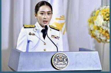 ဝန်ကြီးချုပ်ကို အပြစ်ရှိကြောင်း ထိုင်း တရားရုံး ဆုံးဖြတ် သတင်းနှင့် မီဒီယာ ကွန်ရက်။ ၂၀၂၅ ခုနှစ်၊ ဩဂုတ်လ ၂၉ ရက်။ ထိုင်းဝန်ကြီးချုပ် ပေထုန်တန် ရှီနာဝပ် (Paetontarn Shinawatra) ကို ဖွဲ့စည်းပုံ အခြေခံ ဥပဒေ ခုံရုံးက ကမ္ဘောဒီးယား ဝန်ကြီးချုပ်ဟောင်း ဟွန်ဆင်နဲ့ စကားပြောရာမှာ အခြေခံ ဥပဒေကို ဖောက်ဖျက်ခဲ့မှုရှိခဲ့တယ်လို့ ဆုံးဖြတ်လိုက်ပါတယ်။ ဒါကြောင့် ထိုင်းဝန်ကြီးချုပ် ဖြစ်ခဲ့တဲ့ ပေထုန်တန် ဟာ ဝန်ကြီးချုပ် တာဝန်ကို လက်လွှတ်ရတော့မှာ ဖြစ်ပါတယ်။ တရားရုံးက ကမ္ဘောဒီးယား အထက်လွှတ်တော် ဥက္ကဌ ဟွန်ဆန်နဲ့ စကားပြောရာမှာ ပေထုန်တန်က အမှတ်နှစ် တပ်မတော် တပ်မှူး ဗိုလ်ချုပ် ဘွန်းဆင် ပက်ကလန် (Boonsin Padklang) ဟာ သူ့ရဲ့ ဆန့်ကျင်ဘက် မှာ ရှိတယ်လို့ ပြောကြားခြင်းဟာ ထိုင်းပြည်တွင်း နိုင်ငံရေး အားနည်းချက်ကို ထုတ်ဖော်လိုက်တာ ဖြစ်တယ်လို့ ကောက်ချက်ချပါတယ်။ တရားရုံးက ဝန်ကြီးချုပ် အနေနဲ့ အတိအကျ ဖော်ပြခြင်းမရှိပဲ ဟွန်ဆင်ဘက်က တောင်းဆိုချက်တွေကို လိုက်လျောမယ်လို့ ပြောဆိုချက်ဟာလည်း “အမျိုးသားလုံခြုံရေး” ကို ထည့်သွင်းစဉ်းစားမှု မပြုပဲ နိုင်ငံ အကျိုးစီးပွားထက် သူ့ရဲ့ အကျိုးစီးပွားကို ရှေ့တန်း တင်လိုက်တာ ဖြစ်တယ်လို့ သုံးသပ်ပါတယ်။